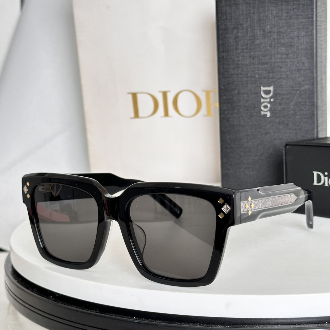  ‼️CD 新款
型号  DiamondS3F   
尺码  53-19-145
官网一比一同款  五个