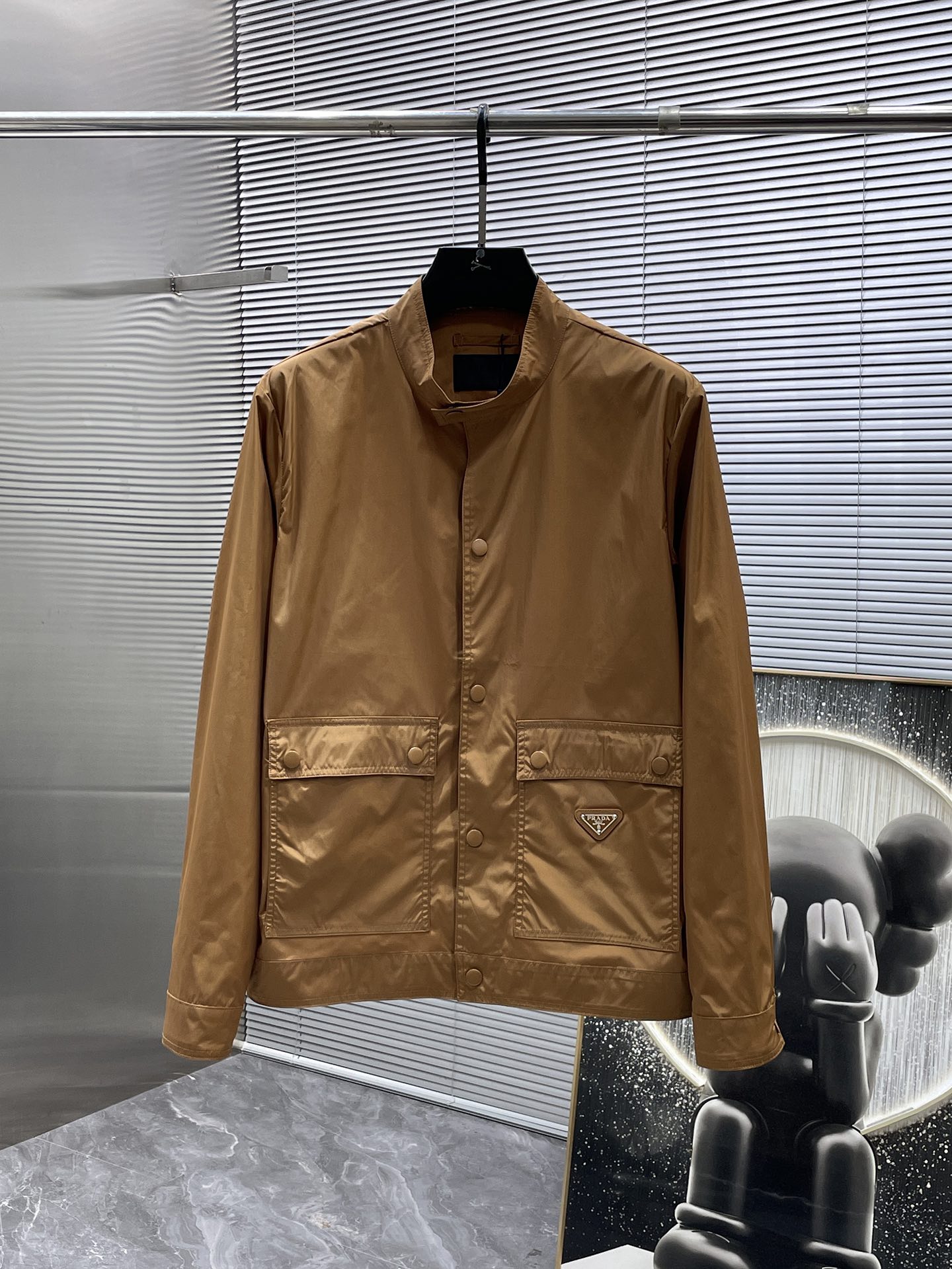 NO:510564,Prada Prada 2025ss new style stand collar jacket jacket, high-end version!  Customized fabrics for counters are breathable and comfortable, with impeccable details, and the brand element design concept reflects high quality. The feel is delicate and soft!  It is casually cut, with a great upper body style!  Code number M-3XL, prada, prada, jackets & coats, jackets & coats, alexander wang19860909普拉达 Prada 2025ss新款 立领 夹克 外套,高端版本！专柜定制面料 透气舒适度高,细节无可挑剔,品牌元素设计理念,体现高品质.手感细腻柔软！呈现休闲裁剪,上身版型超赞！码数M-3XL,,prada,prada,jackets & coats,jackets & coats,alexander wang,Men's clothing