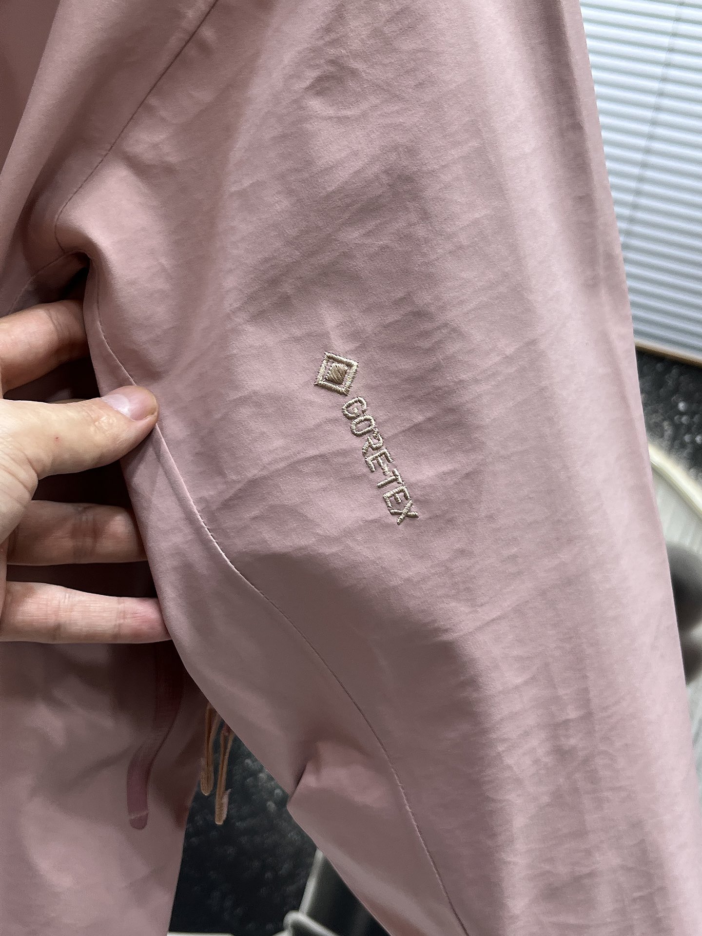 P300  ARC‘TERYX 始祖鸟Beta GTX LT 防水硬壳冲锋衣 连帽夹克

三层面料最后的效果挺括轻薄 防水性能俱佳 多裁片对称立体位的拼接剪裁 论人体工学和专业化户外设计带来的最终穿着感 要拉开TNF竞品的一个身位；

始祖鸟的全身压胶 在拉链位置附了对比图 拉链侧压胶是完全没有外走线压线的 三道工序手工压胶才呈现和zp一致的效果 一个位置的工艺处理就需要十多分钟 很多人会提到的顶级版本内里压胶和拉链贴片 图片的效果最为直观 所以拍了很多细节；

功能性的冲锋衣以及裤子 都会在腋下裤腿这些部位设计拉链开口 就如21777的腿部拉链 为了你更方便快捷的排热拍湿 因为整体防污防水的性能 不能既要且要 既要它达到功能性又要它像纯棉质地一般吸汗 不然官网为何设计拉链 是不是一下就能想明白作用了～

胸口刺绣位置的反面压胶处理 整体防水 平和度和一致度是很多版本不会去特意拍的 zp的这个位置做的非常漂亮 精致程度一下拉高逼格 另外袖口的全压胶细节 肉眼就可分辨高下的东西就不多写了 走线的精细度直接看图

大帽围可调节 调节扣的位置和皮肤衣一致在帽后和领口内侧 气眼始祖鸟Logo钢印  有帽檐并且帽檐内内里软丝可调节角度 固定位下方是一段帽围橡筋 具有一体性 帽围很大 可以做到全挡风效果；下摆维度同样可调节

衣领主标和领口最顶部的贴布都为仿尼的亲肤材料贴片 袖口魔术贴外侧则为麂皮 内侧高密刺毛 保证更好的耐用性以及粘性  魔术贴底座三层压线固定 压线距离等宽；

每个细节的成本增加也提供了更好更舒适的穿着感受；

Ykk轻量化拉链套件 洗标位置按照原版在口袋内里 翻层位固定缝纫 对日常的口袋取物置物活动没有影响和不适 看到过直接单缝在内里边角位置的糟糕细节 这些外表轻易观察不到的地方往往最给穿着者带来幸福感；
Size：S-M-L-XL - XXL 幸运粉