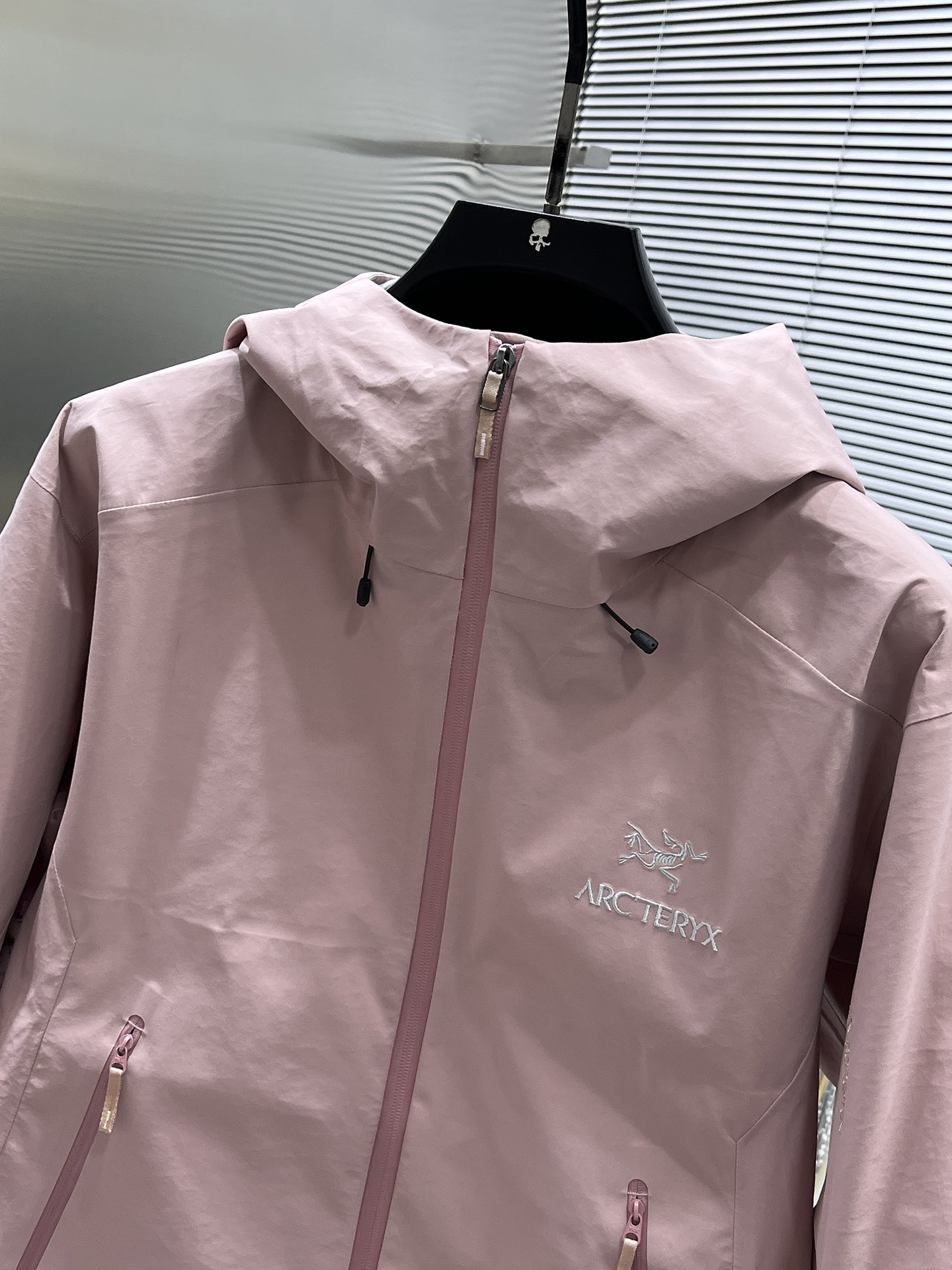 P300  ARC‘TERYX 始祖鸟Beta GTX LT 防水硬壳冲锋衣 连帽夹克

三层面料最后的效果挺括轻薄 防水性能俱佳 多裁片对称立体位的拼接剪裁 论人体工学和专业化户外设计带来的最终穿着感 要拉开TNF竞品的一个身位；

始祖鸟的全身压胶 在拉链位置附了对比图 拉链侧压胶是完全没有外走线压线的 三道工序手工压胶才呈现和zp一致的效果 一个位置的工艺处理就需要十多分钟 很多人会提到的顶级版本内里压胶和拉链贴片 图片的效果最为直观 所以拍了很多细节；

功能性的冲锋衣以及裤子 都会在腋下裤腿这些部位设计拉链开口 就如21777的腿部拉链 为了你更方便快捷的排热拍湿 因为整体防污防水的性能 不能既要且要 既要它达到功能性又要它像纯棉质地一般吸汗 不然官网为何设计拉链 是不是一下就能想明白作用了～

胸口刺绣位置的反面压胶处理 整体防水 平和度和一致度是很多版本不会去特意拍的 zp的这个位置做的非常漂亮 精致程度一下拉高逼格 另外袖口的全压胶细节 肉眼就可分辨高下的东西就不多写了 走线的精细度直接看图

大帽围可调节 调节扣的位置和皮肤衣一致在帽后和领口内侧 气眼始祖鸟Logo钢印  有帽檐并且帽檐内内里软丝可调节角度 固定位下方是一段帽围橡筋 具有一体性 帽围很大 可以做到全挡风效果；下摆维度同样可调节

衣领主标和领口最顶部的贴布都为仿尼的亲肤材料贴片 袖口魔术贴外侧则为麂皮 内侧高密刺毛 保证更好的耐用性以及粘性  魔术贴底座三层压线固定 压线距离等宽；

每个细节的成本增加也提供了更好更舒适的穿着感受；

Ykk轻量化拉链套件 洗标位置按照原版在口袋内里 翻层位固定缝纫 对日常的口袋取物置物活动没有影响和不适 看到过直接单缝在内里边角位置的糟糕细节 这些外表轻易观察不到的地方往往最给穿着者带来幸福感；
Size：S-M-L-XL - XXL 幸运粉