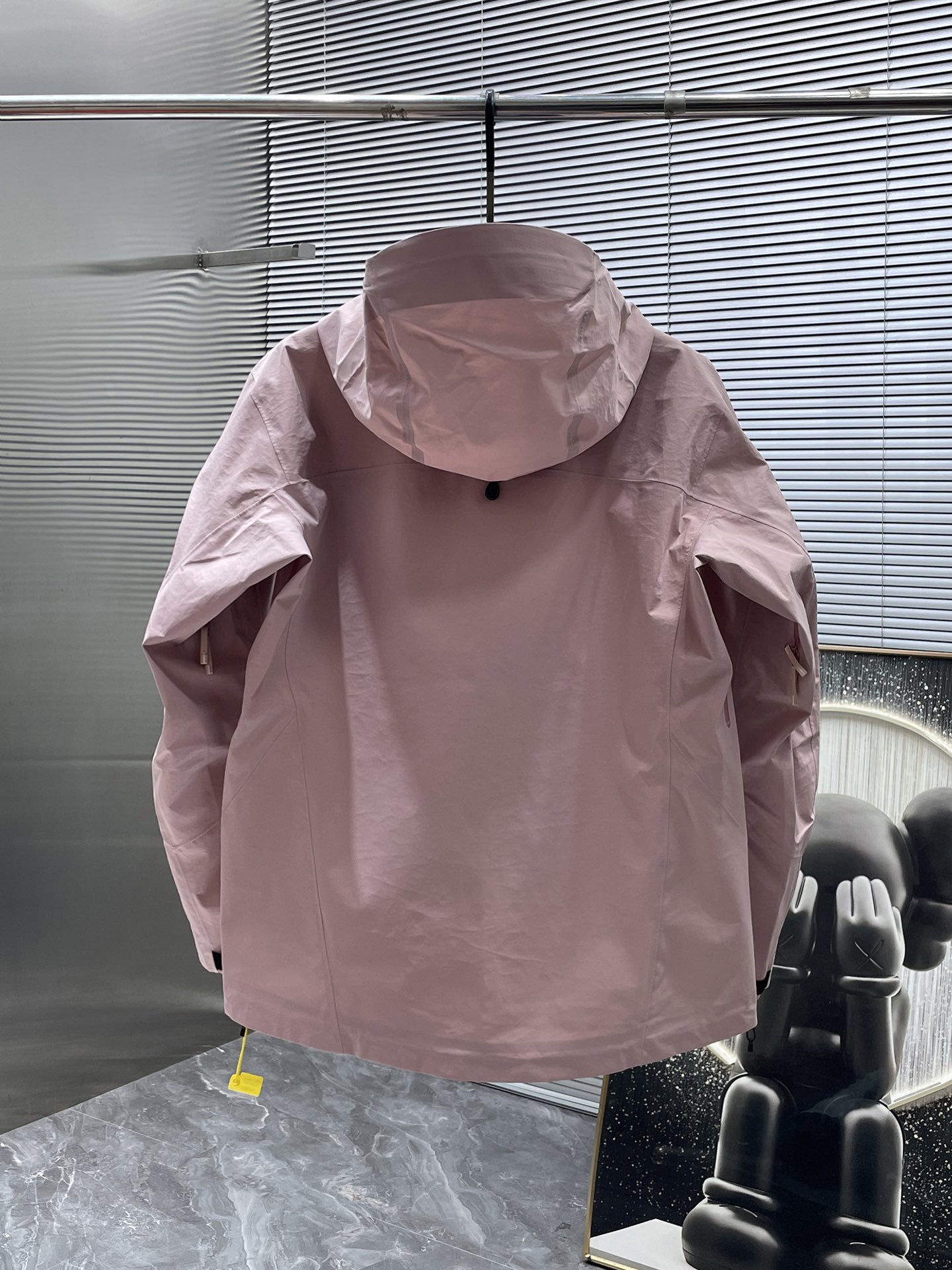 P300  ARC‘TERYX 始祖鸟Beta GTX LT 防水硬壳冲锋衣 连帽夹克

三层面料最后的效果挺括轻薄 防水性能俱佳 多裁片对称立体位的拼接剪裁 论人体工学和专业化户外设计带来的最终穿着感 要拉开TNF竞品的一个身位；

始祖鸟的全身压胶 在拉链位置附了对比图 拉链侧压胶是完全没有外走线压线的 三道工序手工压胶才呈现和zp一致的效果 一个位置的工艺处理就需要十多分钟 很多人会提到的顶级版本内里压胶和拉链贴片 图片的效果最为直观 所以拍了很多细节；

功能性的冲锋衣以及裤子 都会在腋下裤腿这些部位设计拉链开口 就如21777的腿部拉链 为了你更方便快捷的排热拍湿 因为整体防污防水的性能 不能既要且要 既要它达到功能性又要它像纯棉质地一般吸汗 不然官网为何设计拉链 是不是一下就能想明白作用了～

胸口刺绣位置的反面压胶处理 整体防水 平和度和一致度是很多版本不会去特意拍的 zp的这个位置做的非常漂亮 精致程度一下拉高逼格 另外袖口的全压胶细节 肉眼就可分辨高下的东西就不多写了 走线的精细度直接看图

大帽围可调节 调节扣的位置和皮肤衣一致在帽后和领口内侧 气眼始祖鸟Logo钢印  有帽檐并且帽檐内内里软丝可调节角度 固定位下方是一段帽围橡筋 具有一体性 帽围很大 可以做到全挡风效果；下摆维度同样可调节

衣领主标和领口最顶部的贴布都为仿尼的亲肤材料贴片 袖口魔术贴外侧则为麂皮 内侧高密刺毛 保证更好的耐用性以及粘性  魔术贴底座三层压线固定 压线距离等宽；

每个细节的成本增加也提供了更好更舒适的穿着感受；

Ykk轻量化拉链套件 洗标位置按照原版在口袋内里 翻层位固定缝纫 对日常的口袋取物置物活动没有影响和不适 看到过直接单缝在内里边角位置的糟糕细节 这些外表轻易观察不到的地方往往最给穿着者带来幸福感；
Size：S-M-L-XL - XXL 幸运粉