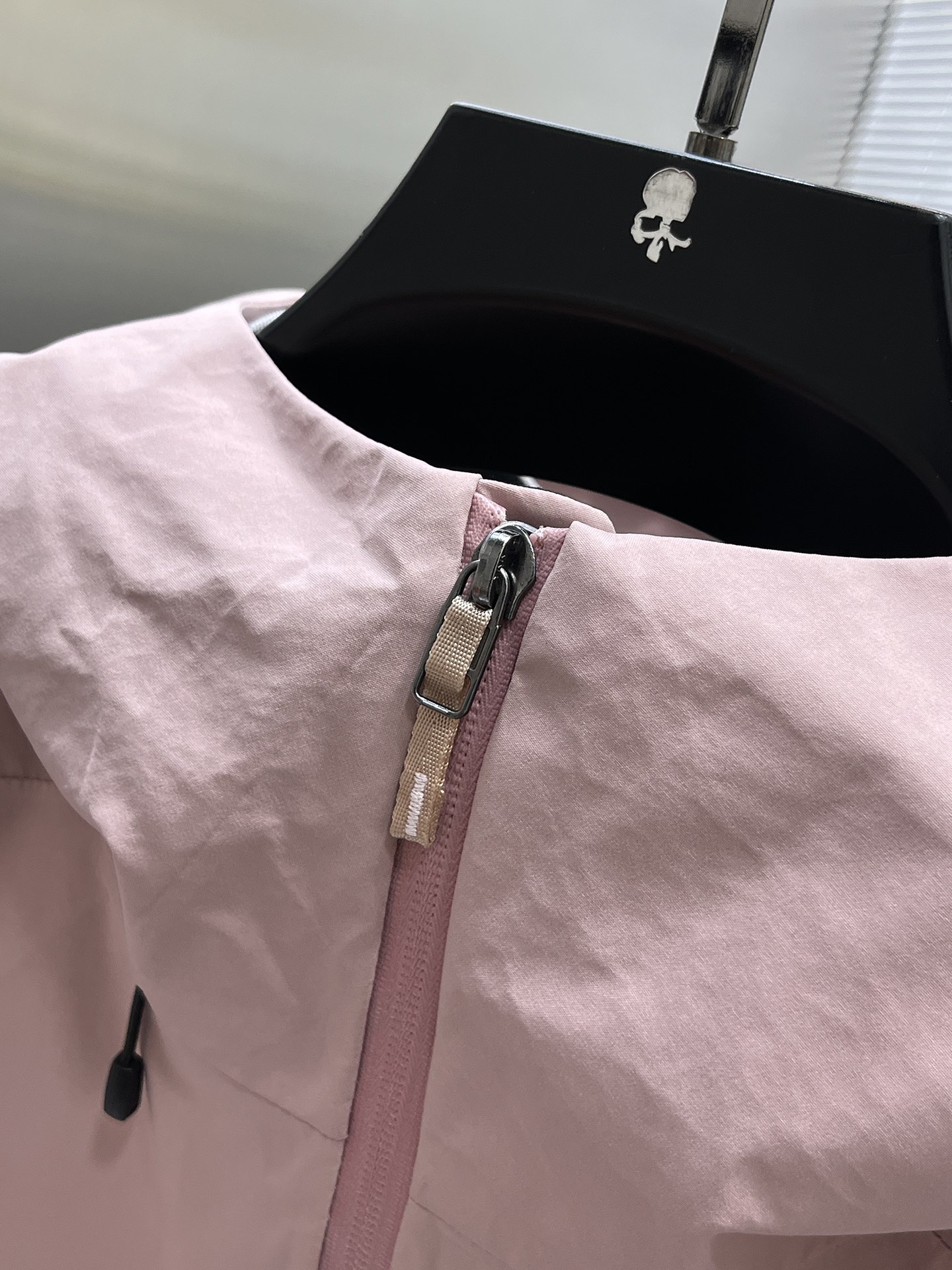 P300  ARC‘TERYX 始祖鸟Beta GTX LT 防水硬壳冲锋衣 连帽夹克

三层面料最后的效果挺括轻薄 防水性能俱佳 多裁片对称立体位的拼接剪裁 论人体工学和专业化户外设计带来的最终穿着感 要拉开TNF竞品的一个身位；

始祖鸟的全身压胶 在拉链位置附了对比图 拉链侧压胶是完全没有外走线压线的 三道工序手工压胶才呈现和zp一致的效果 一个位置的工艺处理就需要十多分钟 很多人会提到的顶级版本内里压胶和拉链贴片 图片的效果最为直观 所以拍了很多细节；

功能性的冲锋衣以及裤子 都会在腋下裤腿这些部位设计拉链开口 就如21777的腿部拉链 为了你更方便快捷的排热拍湿 因为整体防污防水的性能 不能既要且要 既要它达到功能性又要它像纯棉质地一般吸汗 不然官网为何设计拉链 是不是一下就能想明白作用了～

胸口刺绣位置的反面压胶处理 整体防水 平和度和一致度是很多版本不会去特意拍的 zp的这个位置做的非常漂亮 精致程度一下拉高逼格 另外袖口的全压胶细节 肉眼就可分辨高下的东西就不多写了 走线的精细度直接看图

大帽围可调节 调节扣的位置和皮肤衣一致在帽后和领口内侧 气眼始祖鸟Logo钢印  有帽檐并且帽檐内内里软丝可调节角度 固定位下方是一段帽围橡筋 具有一体性 帽围很大 可以做到全挡风效果；下摆维度同样可调节

衣领主标和领口最顶部的贴布都为仿尼的亲肤材料贴片 袖口魔术贴外侧则为麂皮 内侧高密刺毛 保证更好的耐用性以及粘性  魔术贴底座三层压线固定 压线距离等宽；

每个细节的成本增加也提供了更好更舒适的穿着感受；

Ykk轻量化拉链套件 洗标位置按照原版在口袋内里 翻层位固定缝纫 对日常的口袋取物置物活动没有影响和不适 看到过直接单缝在内里边角位置的糟糕细节 这些外表轻易观察不到的地方往往最给穿着者带来幸福感；
Size：S-M-L-XL - XXL 幸运粉