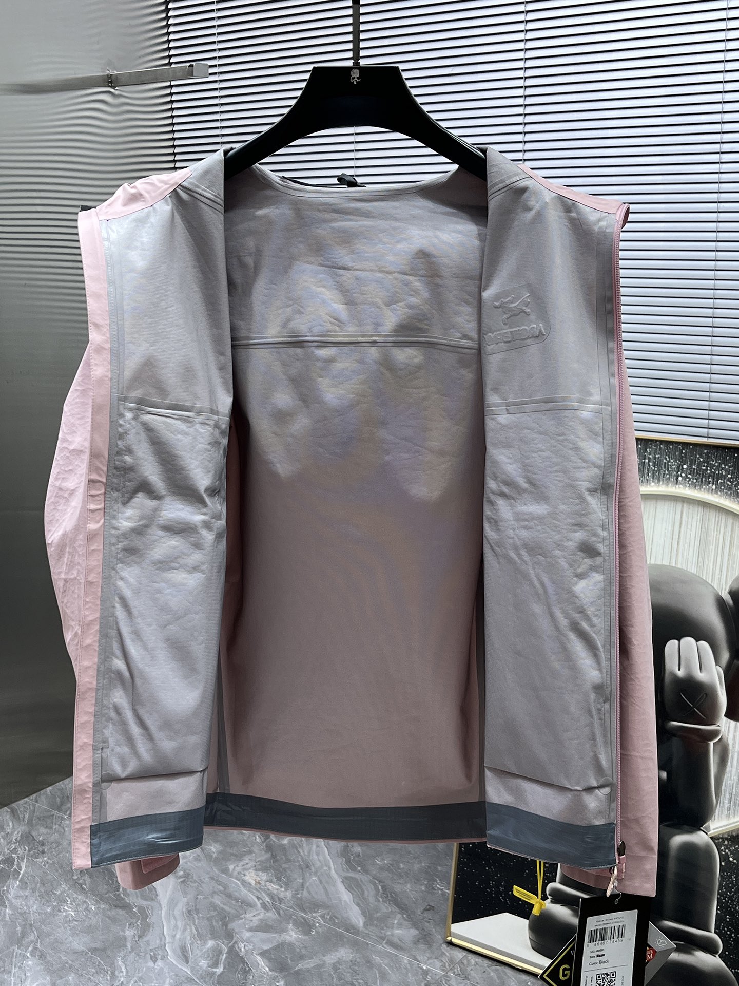 P300  ARC‘TERYX 始祖鸟Beta GTX LT 防水硬壳冲锋衣 连帽夹克

三层面料最后的效果挺括轻薄 防水性能俱佳 多裁片对称立体位的拼接剪裁 论人体工学和专业化户外设计带来的最终穿着感 要拉开TNF竞品的一个身位；

始祖鸟的全身压胶 在拉链位置附了对比图 拉链侧压胶是完全没有外走线压线的 三道工序手工压胶才呈现和zp一致的效果 一个位置的工艺处理就需要十多分钟 很多人会提到的顶级版本内里压胶和拉链贴片 图片的效果最为直观 所以拍了很多细节；

功能性的冲锋衣以及裤子 都会在腋下裤腿这些部位设计拉链开口 就如21777的腿部拉链 为了你更方便快捷的排热拍湿 因为整体防污防水的性能 不能既要且要 既要它达到功能性又要它像纯棉质地一般吸汗 不然官网为何设计拉链 是不是一下就能想明白作用了～

胸口刺绣位置的反面压胶处理 整体防水 平和度和一致度是很多版本不会去特意拍的 zp的这个位置做的非常漂亮 精致程度一下拉高逼格 另外袖口的全压胶细节 肉眼就可分辨高下的东西就不多写了 走线的精细度直接看图

大帽围可调节 调节扣的位置和皮肤衣一致在帽后和领口内侧 气眼始祖鸟Logo钢印  有帽檐并且帽檐内内里软丝可调节角度 固定位下方是一段帽围橡筋 具有一体性 帽围很大 可以做到全挡风效果；下摆维度同样可调节

衣领主标和领口最顶部的贴布都为仿尼的亲肤材料贴片 袖口魔术贴外侧则为麂皮 内侧高密刺毛 保证更好的耐用性以及粘性  魔术贴底座三层压线固定 压线距离等宽；

每个细节的成本增加也提供了更好更舒适的穿着感受；

Ykk轻量化拉链套件 洗标位置按照原版在口袋内里 翻层位固定缝纫 对日常的口袋取物置物活动没有影响和不适 看到过直接单缝在内里边角位置的糟糕细节 这些外表轻易观察不到的地方往往最给穿着者带来幸福感；
Size：S-M-L-XL - XXL 幸运粉