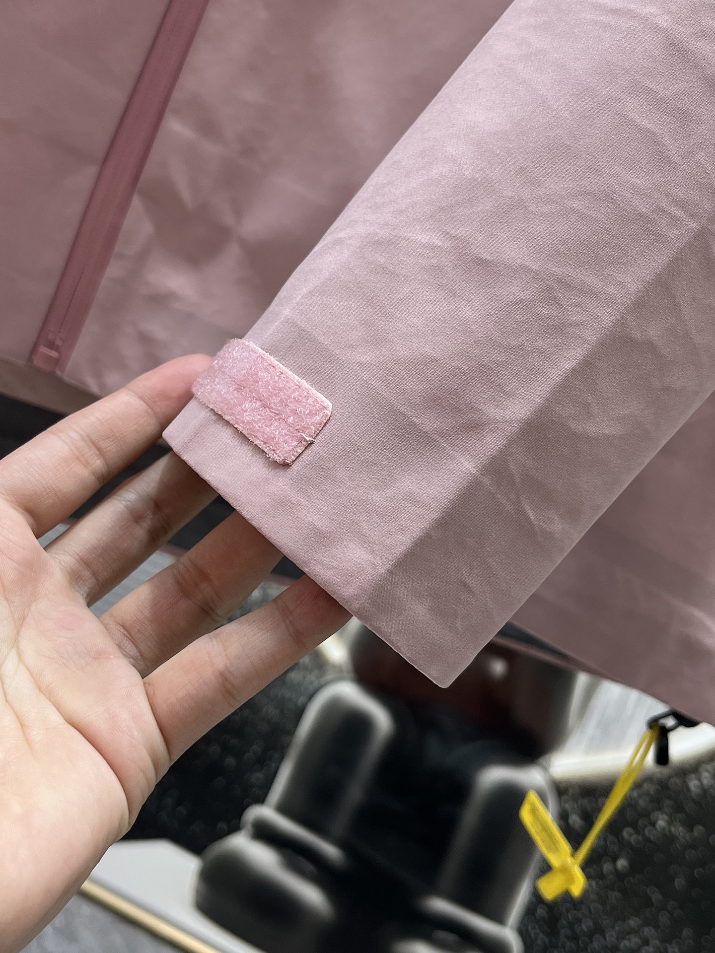 P300  ARC‘TERYX 始祖鸟Beta GTX LT 防水硬壳冲锋衣 连帽夹克

三层面料最后的效果挺括轻薄 防水性能俱佳 多裁片对称立体位的拼接剪裁 论人体工学和专业化户外设计带来的最终穿着感 要拉开TNF竞品的一个身位；

始祖鸟的全身压胶 在拉链位置附了对比图 拉链侧压胶是完全没有外走线压线的 三道工序手工压胶才呈现和zp一致的效果 一个位置的工艺处理就需要十多分钟 很多人会提到的顶级版本内里压胶和拉链贴片 图片的效果最为直观 所以拍了很多细节；

功能性的冲锋衣以及裤子 都会在腋下裤腿这些部位设计拉链开口 就如21777的腿部拉链 为了你更方便快捷的排热拍湿 因为整体防污防水的性能 不能既要且要 既要它达到功能性又要它像纯棉质地一般吸汗 不然官网为何设计拉链 是不是一下就能想明白作用了～

胸口刺绣位置的反面压胶处理 整体防水 平和度和一致度是很多版本不会去特意拍的 zp的这个位置做的非常漂亮 精致程度一下拉高逼格 另外袖口的全压胶细节 肉眼就可分辨高下的东西就不多写了 走线的精细度直接看图

大帽围可调节 调节扣的位置和皮肤衣一致在帽后和领口内侧 气眼始祖鸟Logo钢印  有帽檐并且帽檐内内里软丝可调节角度 固定位下方是一段帽围橡筋 具有一体性 帽围很大 可以做到全挡风效果；下摆维度同样可调节

衣领主标和领口最顶部的贴布都为仿尼的亲肤材料贴片 袖口魔术贴外侧则为麂皮 内侧高密刺毛 保证更好的耐用性以及粘性  魔术贴底座三层压线固定 压线距离等宽；

每个细节的成本增加也提供了更好更舒适的穿着感受；

Ykk轻量化拉链套件 洗标位置按照原版在口袋内里 翻层位固定缝纫 对日常的口袋取物置物活动没有影响和不适 看到过直接单缝在内里边角位置的糟糕细节 这些外表轻易观察不到的地方往往最给穿着者带来幸福感；
Size：S-M-L-XL - XXL 幸运粉