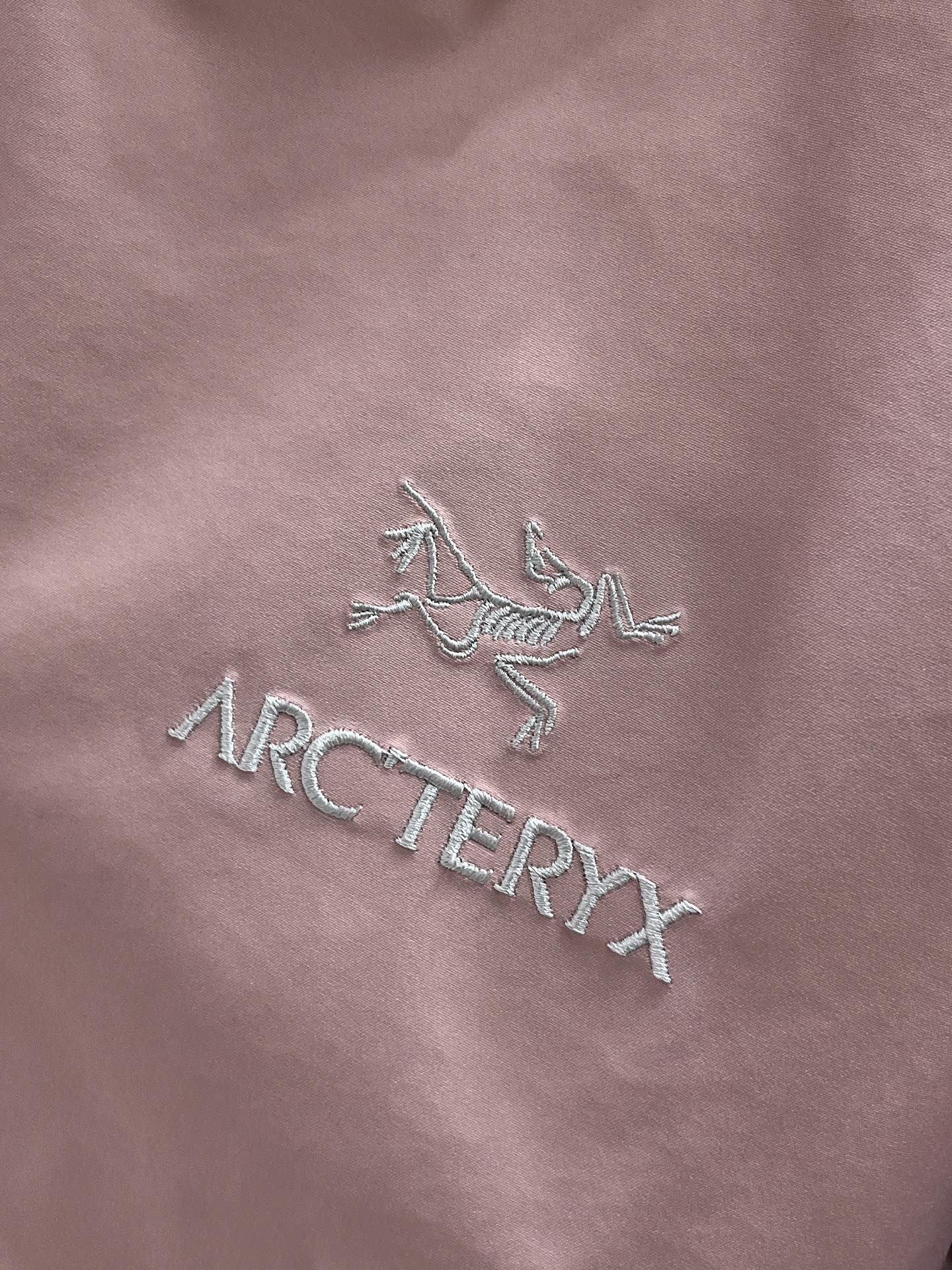 P300  ARC‘TERYX 始祖鸟Beta GTX LT 防水硬壳冲锋衣 连帽夹克

三层面料最后的效果挺括轻薄 防水性能俱佳 多裁片对称立体位的拼接剪裁 论人体工学和专业化户外设计带来的最终穿着感 要拉开TNF竞品的一个身位；

始祖鸟的全身压胶 在拉链位置附了对比图 拉链侧压胶是完全没有外走线压线的 三道工序手工压胶才呈现和zp一致的效果 一个位置的工艺处理就需要十多分钟 很多人会提到的顶级版本内里压胶和拉链贴片 图片的效果最为直观 所以拍了很多细节；

功能性的冲锋衣以及裤子 都会在腋下裤腿这些部位设计拉链开口 就如21777的腿部拉链 为了你更方便快捷的排热拍湿 因为整体防污防水的性能 不能既要且要 既要它达到功能性又要它像纯棉质地一般吸汗 不然官网为何设计拉链 是不是一下就能想明白作用了～

胸口刺绣位置的反面压胶处理 整体防水 平和度和一致度是很多版本不会去特意拍的 zp的这个位置做的非常漂亮 精致程度一下拉高逼格 另外袖口的全压胶细节 肉眼就可分辨高下的东西就不多写了 走线的精细度直接看图

大帽围可调节 调节扣的位置和皮肤衣一致在帽后和领口内侧 气眼始祖鸟Logo钢印  有帽檐并且帽檐内内里软丝可调节角度 固定位下方是一段帽围橡筋 具有一体性 帽围很大 可以做到全挡风效果；下摆维度同样可调节

衣领主标和领口最顶部的贴布都为仿尼的亲肤材料贴片 袖口魔术贴外侧则为麂皮 内侧高密刺毛 保证更好的耐用性以及粘性  魔术贴底座三层压线固定 压线距离等宽；

每个细节的成本增加也提供了更好更舒适的穿着感受；

Ykk轻量化拉链套件 洗标位置按照原版在口袋内里 翻层位固定缝纫 对日常的口袋取物置物活动没有影响和不适 看到过直接单缝在内里边角位置的糟糕细节 这些外表轻易观察不到的地方往往最给穿着者带来幸福感；
Size：S-M-L-XL - XXL 幸运粉