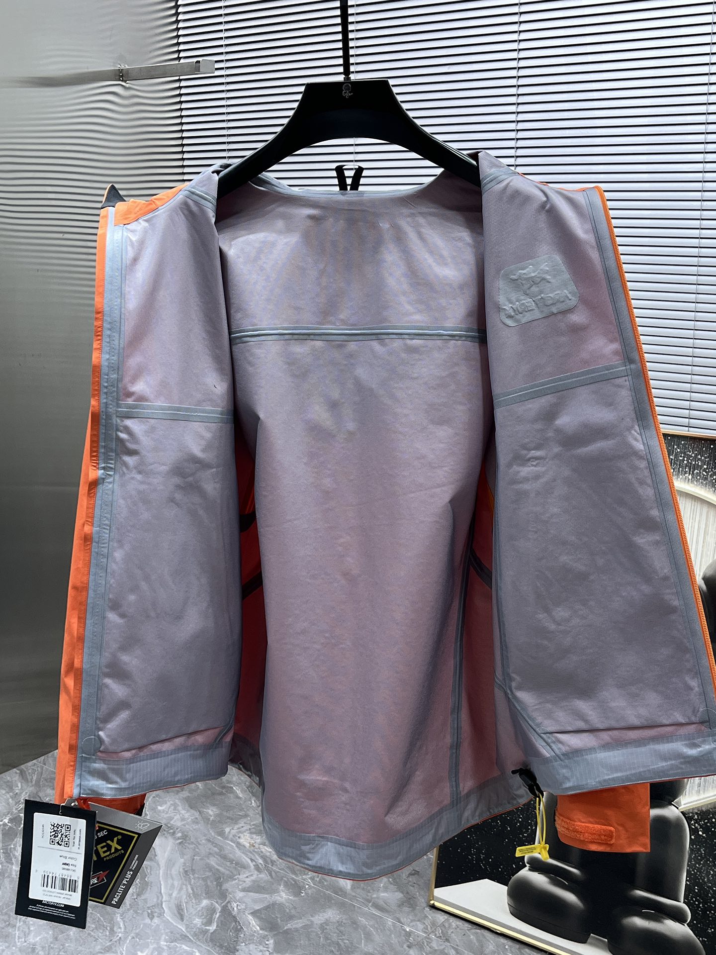 P300  ARC‘TERYX 始祖鸟Beta GTX LT 防水硬壳冲锋衣 连帽夹克

三层面料最后的效果挺括轻薄 防水性能俱佳 多裁片对称立体位的拼接剪裁 论人体工学和专业化户外设计带来的最终穿着感 要拉开TNF竞品的一个身位；

始祖鸟的全身压胶 在拉链位置附了对比图 拉链侧压胶是完全没有外走线压线的 三道工序手工压胶才呈现和zp一致的效果 一个位置的工艺处理就需要十多分钟 很多人会提到的顶级版本内里压胶和拉链贴片 图片的效果最为直观 所以拍了很多细节；

功能性的冲锋衣以及裤子 都会在腋下裤腿这些部位设计拉链开口 就如21777的腿部拉链 为了你更方便快捷的排热拍湿 因为整体防污防水的性能 不能既要且要 既要它达到功能性又要它像纯棉质地一般吸汗 不然官网为何设计拉链 是不是一下就能想明白作用了～

胸口刺绣位置的反面压胶处理 整体防水 平和度和一致度是很多版本不会去特意拍的 zp的这个位置做的非常漂亮 精致程度一下拉高逼格 另外袖口的全压胶细节 肉眼就可分辨高下的东西就不多写了 走线的精细度直接看图

大帽围可调节 调节扣的位置和皮肤衣一致在帽后和领口内侧 气眼始祖鸟Logo钢印  有帽檐并且帽檐内内里软丝可调节角度 固定位下方是一段帽围橡筋 具有一体性 帽围很大 可以做到全挡风效果；下摆维度同样可调节

衣领主标和领口最顶部的贴布都为仿尼的亲肤材料贴片 袖口魔术贴外侧则为麂皮 内侧高密刺毛 保证更好的耐用性以及粘性  魔术贴底座三层压线固定 压线距离等宽；

每个细节的成本增加也提供了更好更舒适的穿着感受；

Ykk轻量化拉链套件 洗标位置按照原版在口袋内里 翻层位固定缝纫 对日常的口袋取物置物活动没有影响和不适 看到过直接单缝在内里边角位置的糟糕细节 这些外表轻易观察不到的地方往往最给穿着者带来幸福感；
Size：S-M-L-XL - XXL 橘红色