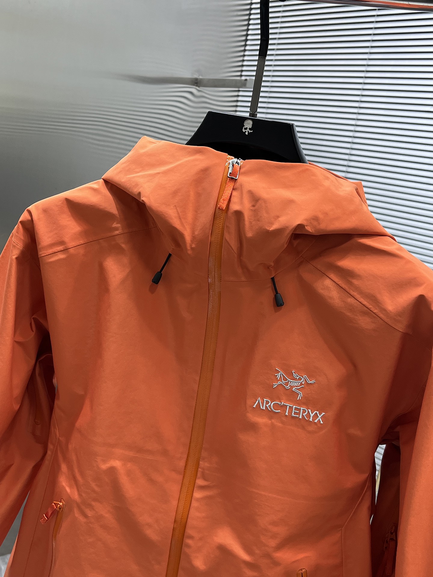 P300  ARC‘TERYX 始祖鸟Beta GTX LT 防水硬壳冲锋衣 连帽夹克

三层面料最后的效果挺括轻薄 防水性能俱佳 多裁片对称立体位的拼接剪裁 论人体工学和专业化户外设计带来的最终穿着感 要拉开TNF竞品的一个身位；

始祖鸟的全身压胶 在拉链位置附了对比图 拉链侧压胶是完全没有外走线压线的 三道工序手工压胶才呈现和zp一致的效果 一个位置的工艺处理就需要十多分钟 很多人会提到的顶级版本内里压胶和拉链贴片 图片的效果最为直观 所以拍了很多细节；

功能性的冲锋衣以及裤子 都会在腋下裤腿这些部位设计拉链开口 就如21777的腿部拉链 为了你更方便快捷的排热拍湿 因为整体防污防水的性能 不能既要且要 既要它达到功能性又要它像纯棉质地一般吸汗 不然官网为何设计拉链 是不是一下就能想明白作用了～

胸口刺绣位置的反面压胶处理 整体防水 平和度和一致度是很多版本不会去特意拍的 zp的这个位置做的非常漂亮 精致程度一下拉高逼格 另外袖口的全压胶细节 肉眼就可分辨高下的东西就不多写了 走线的精细度直接看图

大帽围可调节 调节扣的位置和皮肤衣一致在帽后和领口内侧 气眼始祖鸟Logo钢印  有帽檐并且帽檐内内里软丝可调节角度 固定位下方是一段帽围橡筋 具有一体性 帽围很大 可以做到全挡风效果；下摆维度同样可调节

衣领主标和领口最顶部的贴布都为仿尼的亲肤材料贴片 袖口魔术贴外侧则为麂皮 内侧高密刺毛 保证更好的耐用性以及粘性  魔术贴底座三层压线固定 压线距离等宽；

每个细节的成本增加也提供了更好更舒适的穿着感受；

Ykk轻量化拉链套件 洗标位置按照原版在口袋内里 翻层位固定缝纫 对日常的口袋取物置物活动没有影响和不适 看到过直接单缝在内里边角位置的糟糕细节 这些外表轻易观察不到的地方往往最给穿着者带来幸福感；
Size：S-M-L-XL - XXL 橘红色