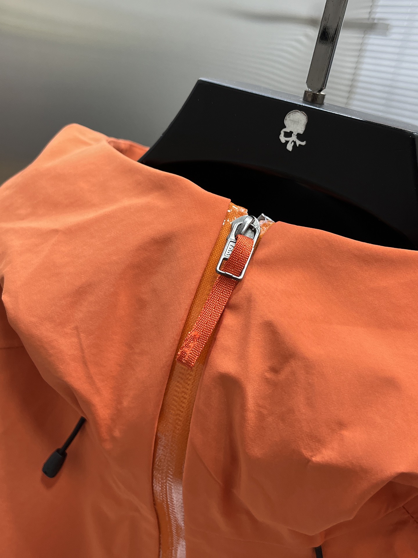 P300  ARC‘TERYX 始祖鸟Beta GTX LT 防水硬壳冲锋衣 连帽夹克

三层面料最后的效果挺括轻薄 防水性能俱佳 多裁片对称立体位的拼接剪裁 论人体工学和专业化户外设计带来的最终穿着感 要拉开TNF竞品的一个身位；

始祖鸟的全身压胶 在拉链位置附了对比图 拉链侧压胶是完全没有外走线压线的 三道工序手工压胶才呈现和zp一致的效果 一个位置的工艺处理就需要十多分钟 很多人会提到的顶级版本内里压胶和拉链贴片 图片的效果最为直观 所以拍了很多细节；

功能性的冲锋衣以及裤子 都会在腋下裤腿这些部位设计拉链开口 就如21777的腿部拉链 为了你更方便快捷的排热拍湿 因为整体防污防水的性能 不能既要且要 既要它达到功能性又要它像纯棉质地一般吸汗 不然官网为何设计拉链 是不是一下就能想明白作用了～

胸口刺绣位置的反面压胶处理 整体防水 平和度和一致度是很多版本不会去特意拍的 zp的这个位置做的非常漂亮 精致程度一下拉高逼格 另外袖口的全压胶细节 肉眼就可分辨高下的东西就不多写了 走线的精细度直接看图

大帽围可调节 调节扣的位置和皮肤衣一致在帽后和领口内侧 气眼始祖鸟Logo钢印  有帽檐并且帽檐内内里软丝可调节角度 固定位下方是一段帽围橡筋 具有一体性 帽围很大 可以做到全挡风效果；下摆维度同样可调节

衣领主标和领口最顶部的贴布都为仿尼的亲肤材料贴片 袖口魔术贴外侧则为麂皮 内侧高密刺毛 保证更好的耐用性以及粘性  魔术贴底座三层压线固定 压线距离等宽；

每个细节的成本增加也提供了更好更舒适的穿着感受；

Ykk轻量化拉链套件 洗标位置按照原版在口袋内里 翻层位固定缝纫 对日常的口袋取物置物活动没有影响和不适 看到过直接单缝在内里边角位置的糟糕细节 这些外表轻易观察不到的地方往往最给穿着者带来幸福感；
Size：S-M-L-XL - XXL 橘红色