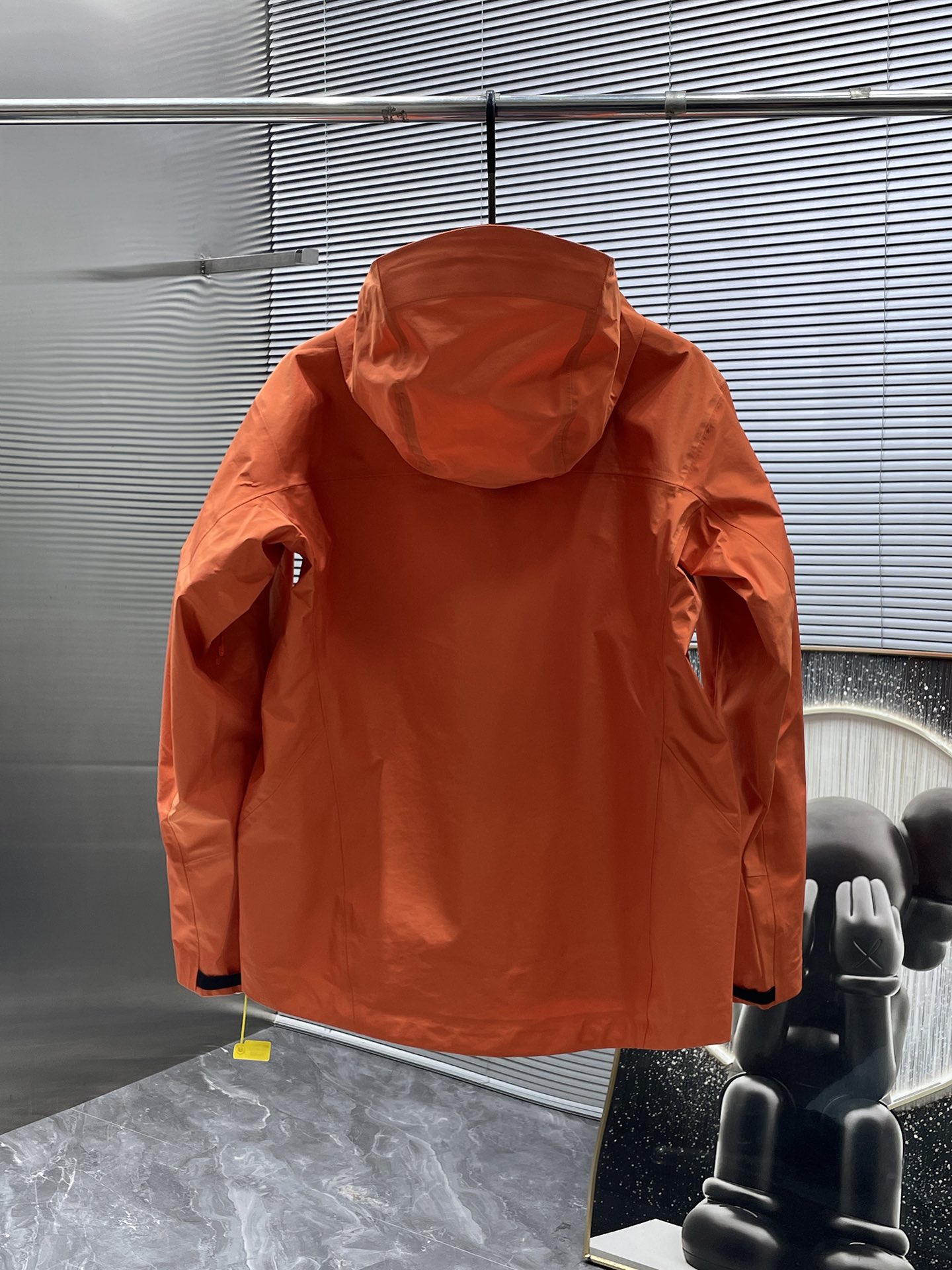 P300  ARC‘TERYX 始祖鸟Beta GTX LT 防水硬壳冲锋衣 连帽夹克

三层面料最后的效果挺括轻薄 防水性能俱佳 多裁片对称立体位的拼接剪裁 论人体工学和专业化户外设计带来的最终穿着感 要拉开TNF竞品的一个身位；

始祖鸟的全身压胶 在拉链位置附了对比图 拉链侧压胶是完全没有外走线压线的 三道工序手工压胶才呈现和zp一致的效果 一个位置的工艺处理就需要十多分钟 很多人会提到的顶级版本内里压胶和拉链贴片 图片的效果最为直观 所以拍了很多细节；

功能性的冲锋衣以及裤子 都会在腋下裤腿这些部位设计拉链开口 就如21777的腿部拉链 为了你更方便快捷的排热拍湿 因为整体防污防水的性能 不能既要且要 既要它达到功能性又要它像纯棉质地一般吸汗 不然官网为何设计拉链 是不是一下就能想明白作用了～

胸口刺绣位置的反面压胶处理 整体防水 平和度和一致度是很多版本不会去特意拍的 zp的这个位置做的非常漂亮 精致程度一下拉高逼格 另外袖口的全压胶细节 肉眼就可分辨高下的东西就不多写了 走线的精细度直接看图

大帽围可调节 调节扣的位置和皮肤衣一致在帽后和领口内侧 气眼始祖鸟Logo钢印  有帽檐并且帽檐内内里软丝可调节角度 固定位下方是一段帽围橡筋 具有一体性 帽围很大 可以做到全挡风效果；下摆维度同样可调节

衣领主标和领口最顶部的贴布都为仿尼的亲肤材料贴片 袖口魔术贴外侧则为麂皮 内侧高密刺毛 保证更好的耐用性以及粘性  魔术贴底座三层压线固定 压线距离等宽；

每个细节的成本增加也提供了更好更舒适的穿着感受；

Ykk轻量化拉链套件 洗标位置按照原版在口袋内里 翻层位固定缝纫 对日常的口袋取物置物活动没有影响和不适 看到过直接单缝在内里边角位置的糟糕细节 这些外表轻易观察不到的地方往往最给穿着者带来幸福感；
Size：S-M-L-XL - XXL 橘红色