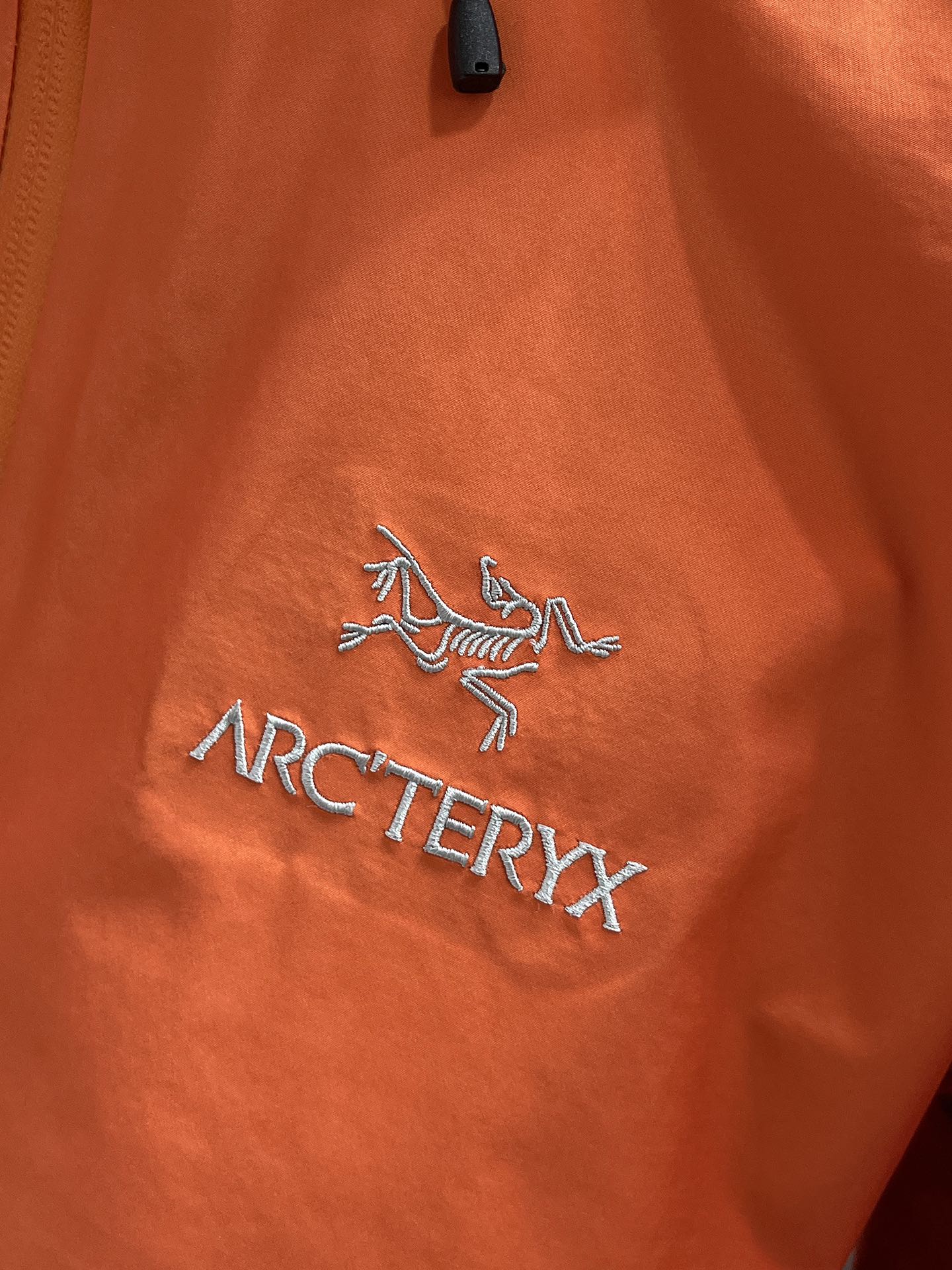 P300  ARC‘TERYX 始祖鸟Beta GTX LT 防水硬壳冲锋衣 连帽夹克

三层面料最后的效果挺括轻薄 防水性能俱佳 多裁片对称立体位的拼接剪裁 论人体工学和专业化户外设计带来的最终穿着感 要拉开TNF竞品的一个身位；

始祖鸟的全身压胶 在拉链位置附了对比图 拉链侧压胶是完全没有外走线压线的 三道工序手工压胶才呈现和zp一致的效果 一个位置的工艺处理就需要十多分钟 很多人会提到的顶级版本内里压胶和拉链贴片 图片的效果最为直观 所以拍了很多细节；

功能性的冲锋衣以及裤子 都会在腋下裤腿这些部位设计拉链开口 就如21777的腿部拉链 为了你更方便快捷的排热拍湿 因为整体防污防水的性能 不能既要且要 既要它达到功能性又要它像纯棉质地一般吸汗 不然官网为何设计拉链 是不是一下就能想明白作用了～

胸口刺绣位置的反面压胶处理 整体防水 平和度和一致度是很多版本不会去特意拍的 zp的这个位置做的非常漂亮 精致程度一下拉高逼格 另外袖口的全压胶细节 肉眼就可分辨高下的东西就不多写了 走线的精细度直接看图

大帽围可调节 调节扣的位置和皮肤衣一致在帽后和领口内侧 气眼始祖鸟Logo钢印  有帽檐并且帽檐内内里软丝可调节角度 固定位下方是一段帽围橡筋 具有一体性 帽围很大 可以做到全挡风效果；下摆维度同样可调节

衣领主标和领口最顶部的贴布都为仿尼的亲肤材料贴片 袖口魔术贴外侧则为麂皮 内侧高密刺毛 保证更好的耐用性以及粘性  魔术贴底座三层压线固定 压线距离等宽；

每个细节的成本增加也提供了更好更舒适的穿着感受；

Ykk轻量化拉链套件 洗标位置按照原版在口袋内里 翻层位固定缝纫 对日常的口袋取物置物活动没有影响和不适 看到过直接单缝在内里边角位置的糟糕细节 这些外表轻易观察不到的地方往往最给穿着者带来幸福感；
Size：S-M-L-XL - XXL 橘红色