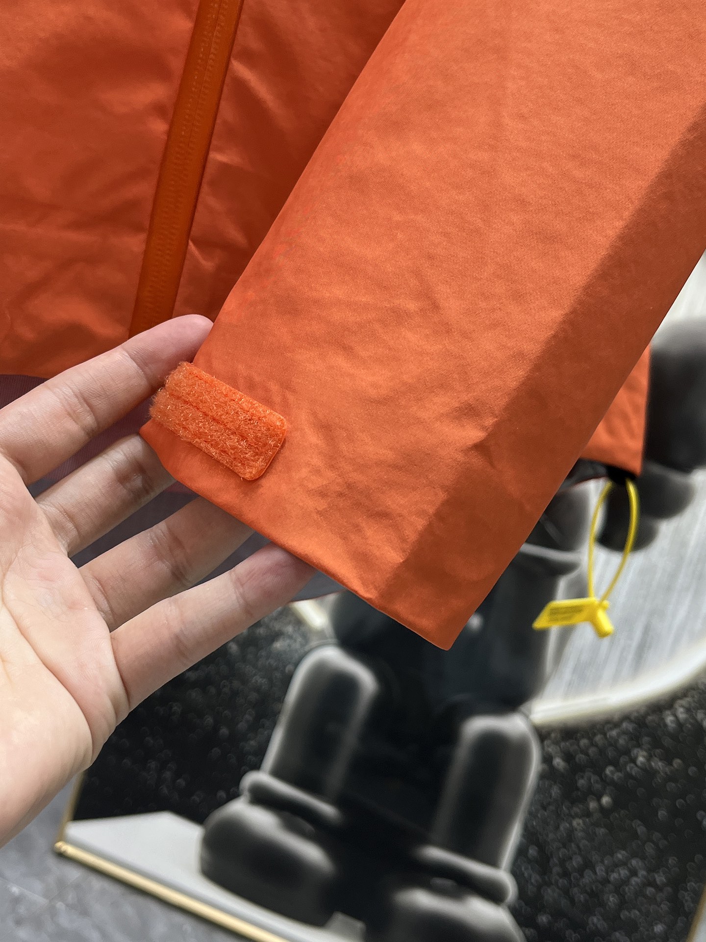 P300  ARC‘TERYX 始祖鸟Beta GTX LT 防水硬壳冲锋衣 连帽夹克

三层面料最后的效果挺括轻薄 防水性能俱佳 多裁片对称立体位的拼接剪裁 论人体工学和专业化户外设计带来的最终穿着感 要拉开TNF竞品的一个身位；

始祖鸟的全身压胶 在拉链位置附了对比图 拉链侧压胶是完全没有外走线压线的 三道工序手工压胶才呈现和zp一致的效果 一个位置的工艺处理就需要十多分钟 很多人会提到的顶级版本内里压胶和拉链贴片 图片的效果最为直观 所以拍了很多细节；

功能性的冲锋衣以及裤子 都会在腋下裤腿这些部位设计拉链开口 就如21777的腿部拉链 为了你更方便快捷的排热拍湿 因为整体防污防水的性能 不能既要且要 既要它达到功能性又要它像纯棉质地一般吸汗 不然官网为何设计拉链 是不是一下就能想明白作用了～

胸口刺绣位置的反面压胶处理 整体防水 平和度和一致度是很多版本不会去特意拍的 zp的这个位置做的非常漂亮 精致程度一下拉高逼格 另外袖口的全压胶细节 肉眼就可分辨高下的东西就不多写了 走线的精细度直接看图

大帽围可调节 调节扣的位置和皮肤衣一致在帽后和领口内侧 气眼始祖鸟Logo钢印  有帽檐并且帽檐内内里软丝可调节角度 固定位下方是一段帽围橡筋 具有一体性 帽围很大 可以做到全挡风效果；下摆维度同样可调节

衣领主标和领口最顶部的贴布都为仿尼的亲肤材料贴片 袖口魔术贴外侧则为麂皮 内侧高密刺毛 保证更好的耐用性以及粘性  魔术贴底座三层压线固定 压线距离等宽；

每个细节的成本增加也提供了更好更舒适的穿着感受；

Ykk轻量化拉链套件 洗标位置按照原版在口袋内里 翻层位固定缝纫 对日常的口袋取物置物活动没有影响和不适 看到过直接单缝在内里边角位置的糟糕细节 这些外表轻易观察不到的地方往往最给穿着者带来幸福感；
Size：S-M-L-XL - XXL 橘红色