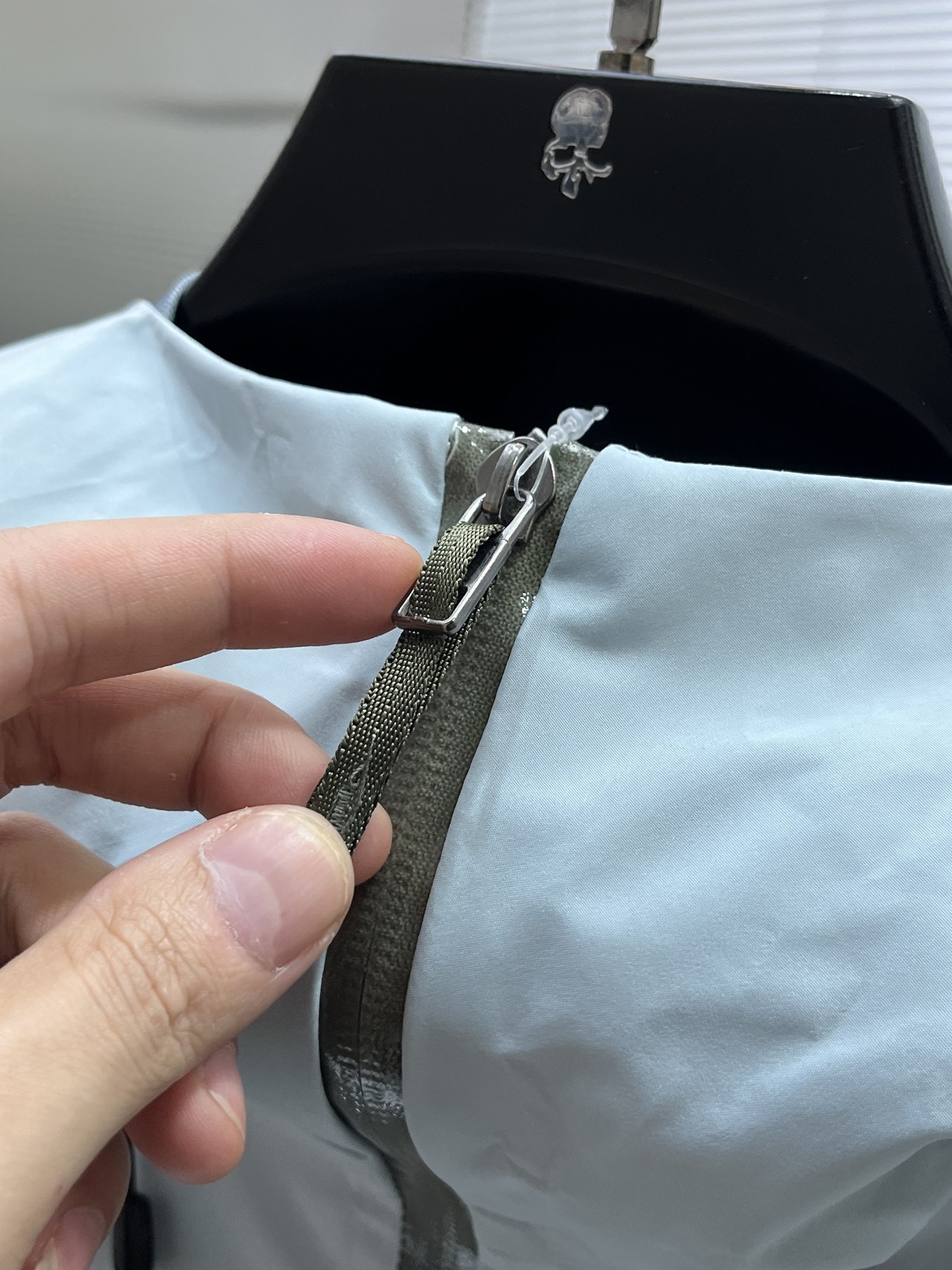 P300  ARC‘TERYX 始祖鸟Beta GTX LT 防水硬壳冲锋衣 连帽夹克

三层面料最后的效果挺括轻薄 防水性能俱佳 多裁片对称立体位的拼接剪裁 论人体工学和专业化户外设计带来的最终穿着感 要拉开TNF竞品的一个身位；

始祖鸟的全身压胶 在拉链位置附了对比图 拉链侧压胶是完全没有外走线压线的 三道工序手工压胶才呈现和zp一致的效果 一个位置的工艺处理就需要十多分钟 很多人会提到的顶级版本内里压胶和拉链贴片 图片的效果最为直观 所以拍了很多细节；

功能性的冲锋衣以及裤子 都会在腋下裤腿这些部位设计拉链开口 就如21777的腿部拉链 为了你更方便快捷的排热拍湿 因为整体防污防水的性能 不能既要且要 既要它达到功能性又要它像纯棉质地一般吸汗 不然官网为何设计拉链 是不是一下就能想明白作用了～

胸口刺绣位置的反面压胶处理 整体防水 平和度和一致度是很多版本不会去特意拍的 zp的这个位置做的非常漂亮 精致程度一下拉高逼格 另外袖口的全压胶细节 肉眼就可分辨高下的东西就不多写了 走线的精细度直接看图

大帽围可调节 调节扣的位置和皮肤衣一致在帽后和领口内侧 气眼始祖鸟Logo钢印  有帽檐并且帽檐内内里软丝可调节角度 固定位下方是一段帽围橡筋 具有一体性 帽围很大 可以做到全挡风效果；下摆维度同样可调节

衣领主标和领口最顶部的贴布都为仿尼的亲肤材料贴片 袖口魔术贴外侧则为麂皮 内侧高密刺毛 保证更好的耐用性以及粘性  魔术贴底座三层压线固定 压线距离等宽；

每个细节的成本增加也提供了更好更舒适的穿着感受；

Ykk轻量化拉链套件 洗标位置按照原版在口袋内里 翻层位固定缝纫 对日常的口袋取物置物活动没有影响和不适 看到过直接单缝在内里边角位置的糟糕细节 这些外表轻易观察不到的地方往往最给穿着者带来幸福感；
Size：S-M-L-XL - XXL  以太蓝