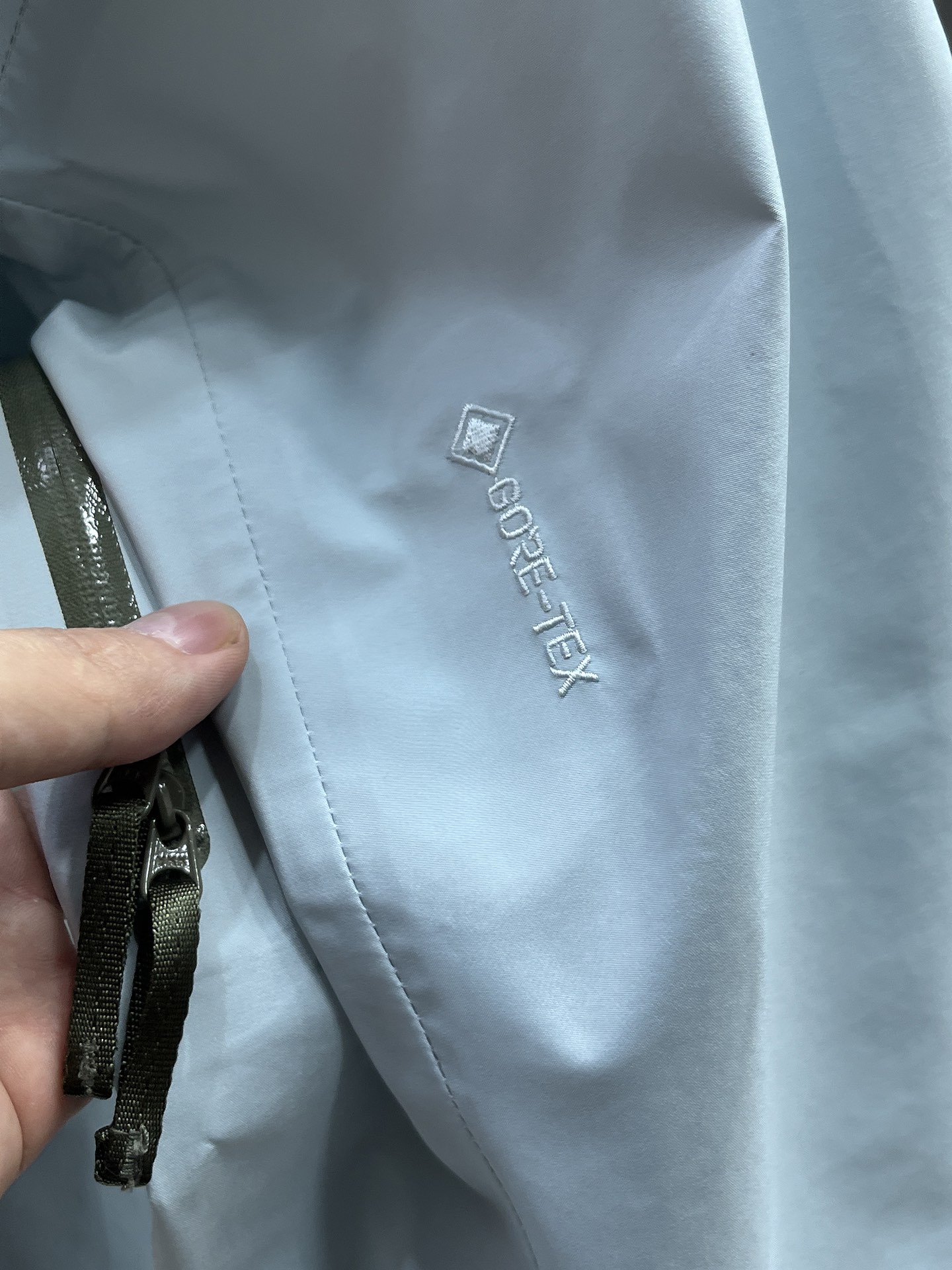 P300  ARC‘TERYX 始祖鸟Beta GTX LT 防水硬壳冲锋衣 连帽夹克

三层面料最后的效果挺括轻薄 防水性能俱佳 多裁片对称立体位的拼接剪裁 论人体工学和专业化户外设计带来的最终穿着感 要拉开TNF竞品的一个身位；

始祖鸟的全身压胶 在拉链位置附了对比图 拉链侧压胶是完全没有外走线压线的 三道工序手工压胶才呈现和zp一致的效果 一个位置的工艺处理就需要十多分钟 很多人会提到的顶级版本内里压胶和拉链贴片 图片的效果最为直观 所以拍了很多细节；

功能性的冲锋衣以及裤子 都会在腋下裤腿这些部位设计拉链开口 就如21777的腿部拉链 为了你更方便快捷的排热拍湿 因为整体防污防水的性能 不能既要且要 既要它达到功能性又要它像纯棉质地一般吸汗 不然官网为何设计拉链 是不是一下就能想明白作用了～

胸口刺绣位置的反面压胶处理 整体防水 平和度和一致度是很多版本不会去特意拍的 zp的这个位置做的非常漂亮 精致程度一下拉高逼格 另外袖口的全压胶细节 肉眼就可分辨高下的东西就不多写了 走线的精细度直接看图

大帽围可调节 调节扣的位置和皮肤衣一致在帽后和领口内侧 气眼始祖鸟Logo钢印  有帽檐并且帽檐内内里软丝可调节角度 固定位下方是一段帽围橡筋 具有一体性 帽围很大 可以做到全挡风效果；下摆维度同样可调节

衣领主标和领口最顶部的贴布都为仿尼的亲肤材料贴片 袖口魔术贴外侧则为麂皮 内侧高密刺毛 保证更好的耐用性以及粘性  魔术贴底座三层压线固定 压线距离等宽；

每个细节的成本增加也提供了更好更舒适的穿着感受；

Ykk轻量化拉链套件 洗标位置按照原版在口袋内里 翻层位固定缝纫 对日常的口袋取物置物活动没有影响和不适 看到过直接单缝在内里边角位置的糟糕细节 这些外表轻易观察不到的地方往往最给穿着者带来幸福感；
Size：S-M-L-XL - XXL  以太蓝