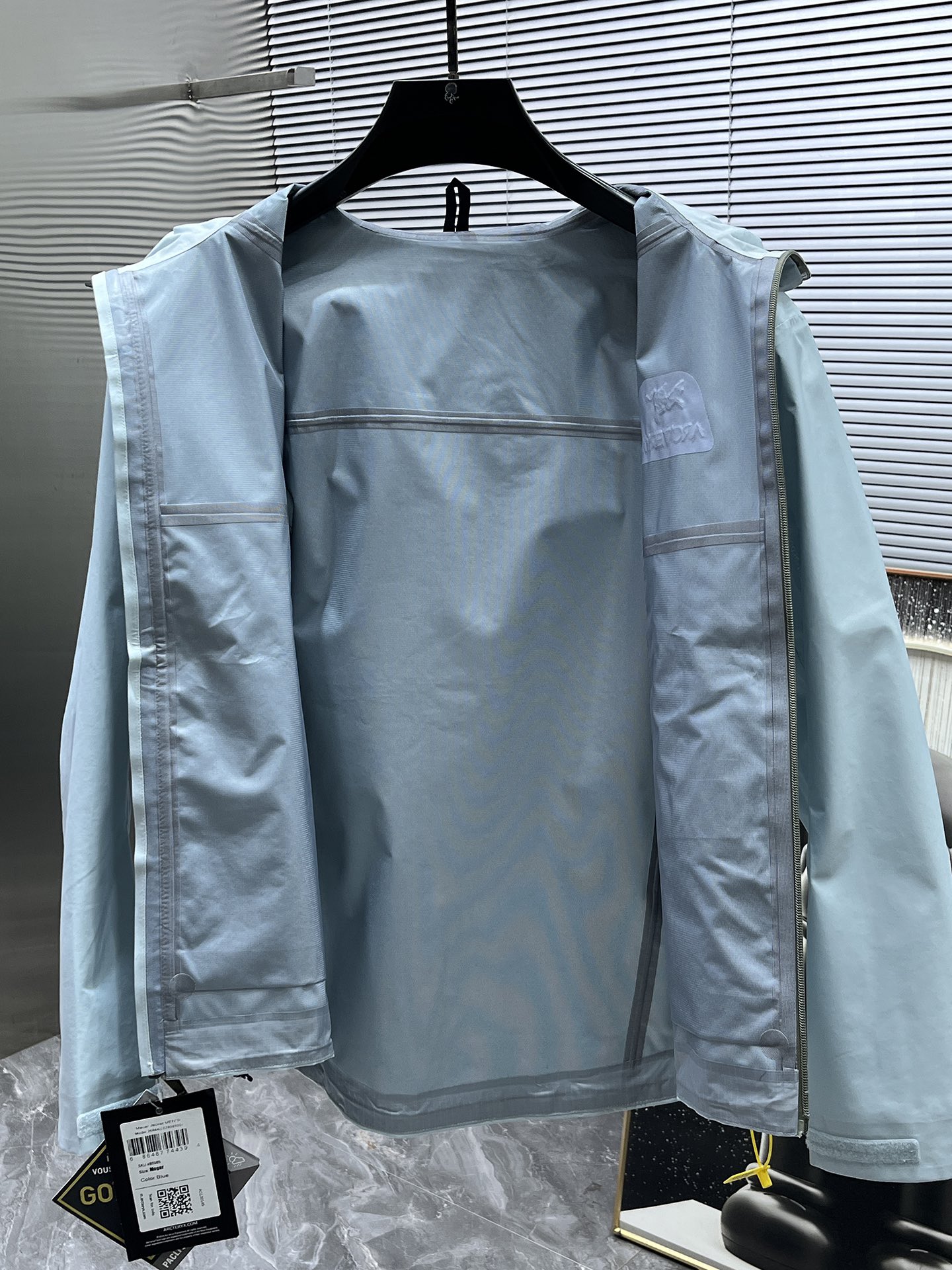 P300  ARC‘TERYX 始祖鸟Beta GTX LT 防水硬壳冲锋衣 连帽夹克

三层面料最后的效果挺括轻薄 防水性能俱佳 多裁片对称立体位的拼接剪裁 论人体工学和专业化户外设计带来的最终穿着感 要拉开TNF竞品的一个身位；

始祖鸟的全身压胶 在拉链位置附了对比图 拉链侧压胶是完全没有外走线压线的 三道工序手工压胶才呈现和zp一致的效果 一个位置的工艺处理就需要十多分钟 很多人会提到的顶级版本内里压胶和拉链贴片 图片的效果最为直观 所以拍了很多细节；

功能性的冲锋衣以及裤子 都会在腋下裤腿这些部位设计拉链开口 就如21777的腿部拉链 为了你更方便快捷的排热拍湿 因为整体防污防水的性能 不能既要且要 既要它达到功能性又要它像纯棉质地一般吸汗 不然官网为何设计拉链 是不是一下就能想明白作用了～

胸口刺绣位置的反面压胶处理 整体防水 平和度和一致度是很多版本不会去特意拍的 zp的这个位置做的非常漂亮 精致程度一下拉高逼格 另外袖口的全压胶细节 肉眼就可分辨高下的东西就不多写了 走线的精细度直接看图

大帽围可调节 调节扣的位置和皮肤衣一致在帽后和领口内侧 气眼始祖鸟Logo钢印  有帽檐并且帽檐内内里软丝可调节角度 固定位下方是一段帽围橡筋 具有一体性 帽围很大 可以做到全挡风效果；下摆维度同样可调节

衣领主标和领口最顶部的贴布都为仿尼的亲肤材料贴片 袖口魔术贴外侧则为麂皮 内侧高密刺毛 保证更好的耐用性以及粘性  魔术贴底座三层压线固定 压线距离等宽；

每个细节的成本增加也提供了更好更舒适的穿着感受；

Ykk轻量化拉链套件 洗标位置按照原版在口袋内里 翻层位固定缝纫 对日常的口袋取物置物活动没有影响和不适 看到过直接单缝在内里边角位置的糟糕细节 这些外表轻易观察不到的地方往往最给穿着者带来幸福感；
Size：S-M-L-XL - XXL  以太蓝