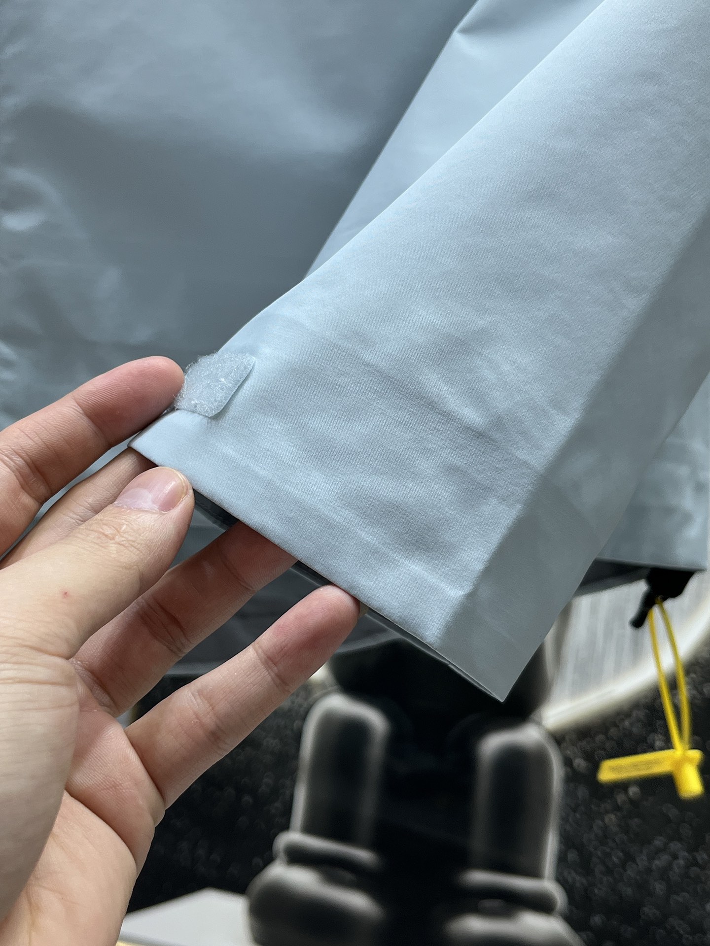 P300  ARC‘TERYX 始祖鸟Beta GTX LT 防水硬壳冲锋衣 连帽夹克

三层面料最后的效果挺括轻薄 防水性能俱佳 多裁片对称立体位的拼接剪裁 论人体工学和专业化户外设计带来的最终穿着感 要拉开TNF竞品的一个身位；

始祖鸟的全身压胶 在拉链位置附了对比图 拉链侧压胶是完全没有外走线压线的 三道工序手工压胶才呈现和zp一致的效果 一个位置的工艺处理就需要十多分钟 很多人会提到的顶级版本内里压胶和拉链贴片 图片的效果最为直观 所以拍了很多细节；

功能性的冲锋衣以及裤子 都会在腋下裤腿这些部位设计拉链开口 就如21777的腿部拉链 为了你更方便快捷的排热拍湿 因为整体防污防水的性能 不能既要且要 既要它达到功能性又要它像纯棉质地一般吸汗 不然官网为何设计拉链 是不是一下就能想明白作用了～

胸口刺绣位置的反面压胶处理 整体防水 平和度和一致度是很多版本不会去特意拍的 zp的这个位置做的非常漂亮 精致程度一下拉高逼格 另外袖口的全压胶细节 肉眼就可分辨高下的东西就不多写了 走线的精细度直接看图

大帽围可调节 调节扣的位置和皮肤衣一致在帽后和领口内侧 气眼始祖鸟Logo钢印  有帽檐并且帽檐内内里软丝可调节角度 固定位下方是一段帽围橡筋 具有一体性 帽围很大 可以做到全挡风效果；下摆维度同样可调节

衣领主标和领口最顶部的贴布都为仿尼的亲肤材料贴片 袖口魔术贴外侧则为麂皮 内侧高密刺毛 保证更好的耐用性以及粘性  魔术贴底座三层压线固定 压线距离等宽；

每个细节的成本增加也提供了更好更舒适的穿着感受；

Ykk轻量化拉链套件 洗标位置按照原版在口袋内里 翻层位固定缝纫 对日常的口袋取物置物活动没有影响和不适 看到过直接单缝在内里边角位置的糟糕细节 这些外表轻易观察不到的地方往往最给穿着者带来幸福感；
Size：S-M-L-XL - XXL  以太蓝