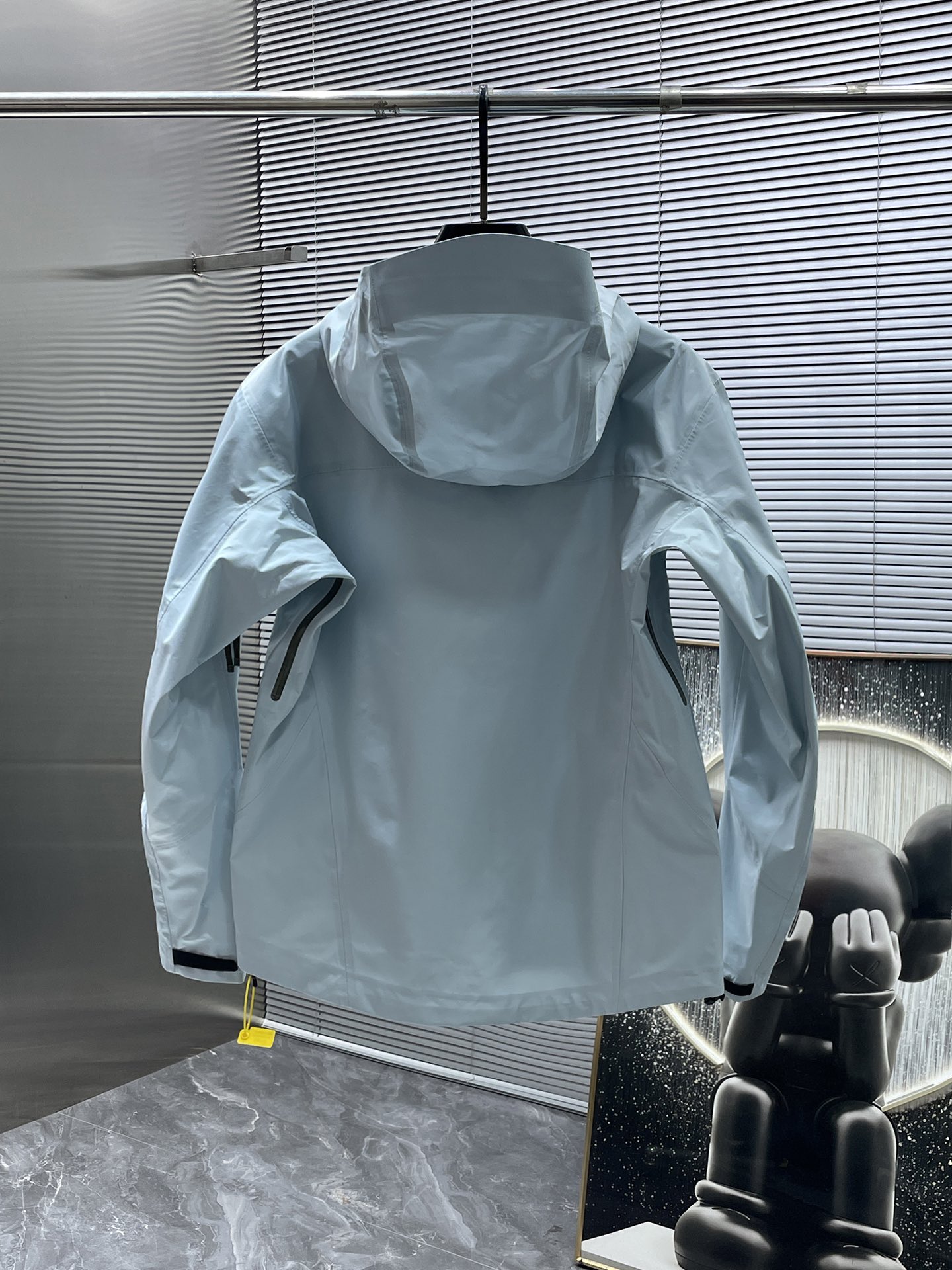 P300  ARC‘TERYX 始祖鸟Beta GTX LT 防水硬壳冲锋衣 连帽夹克

三层面料最后的效果挺括轻薄 防水性能俱佳 多裁片对称立体位的拼接剪裁 论人体工学和专业化户外设计带来的最终穿着感 要拉开TNF竞品的一个身位；

始祖鸟的全身压胶 在拉链位置附了对比图 拉链侧压胶是完全没有外走线压线的 三道工序手工压胶才呈现和zp一致的效果 一个位置的工艺处理就需要十多分钟 很多人会提到的顶级版本内里压胶和拉链贴片 图片的效果最为直观 所以拍了很多细节；

功能性的冲锋衣以及裤子 都会在腋下裤腿这些部位设计拉链开口 就如21777的腿部拉链 为了你更方便快捷的排热拍湿 因为整体防污防水的性能 不能既要且要 既要它达到功能性又要它像纯棉质地一般吸汗 不然官网为何设计拉链 是不是一下就能想明白作用了～

胸口刺绣位置的反面压胶处理 整体防水 平和度和一致度是很多版本不会去特意拍的 zp的这个位置做的非常漂亮 精致程度一下拉高逼格 另外袖口的全压胶细节 肉眼就可分辨高下的东西就不多写了 走线的精细度直接看图

大帽围可调节 调节扣的位置和皮肤衣一致在帽后和领口内侧 气眼始祖鸟Logo钢印  有帽檐并且帽檐内内里软丝可调节角度 固定位下方是一段帽围橡筋 具有一体性 帽围很大 可以做到全挡风效果；下摆维度同样可调节

衣领主标和领口最顶部的贴布都为仿尼的亲肤材料贴片 袖口魔术贴外侧则为麂皮 内侧高密刺毛 保证更好的耐用性以及粘性  魔术贴底座三层压线固定 压线距离等宽；

每个细节的成本增加也提供了更好更舒适的穿着感受；

Ykk轻量化拉链套件 洗标位置按照原版在口袋内里 翻层位固定缝纫 对日常的口袋取物置物活动没有影响和不适 看到过直接单缝在内里边角位置的糟糕细节 这些外表轻易观察不到的地方往往最给穿着者带来幸福感；
Size：S-M-L-XL - XXL  以太蓝