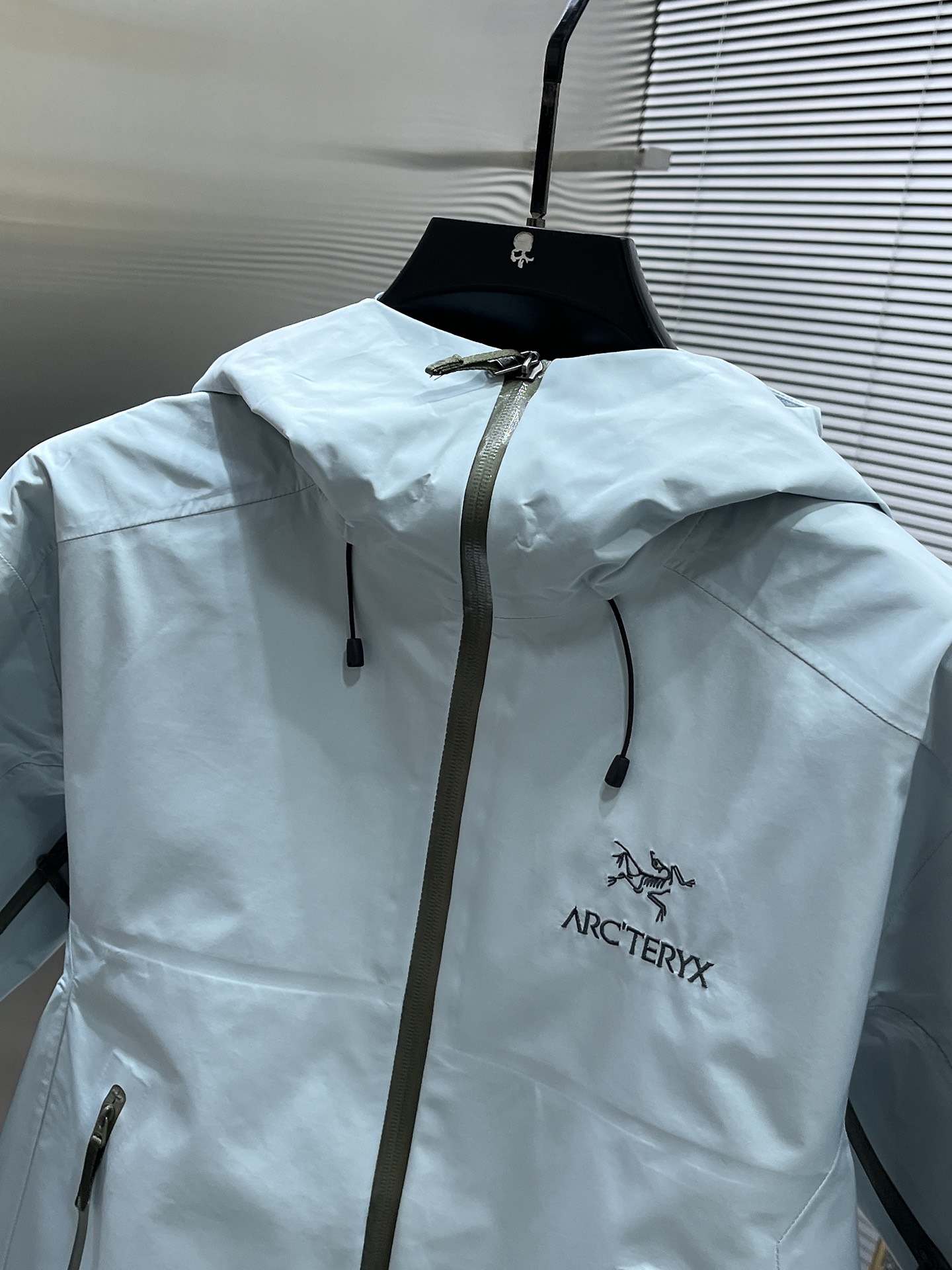 P300  ARC‘TERYX 始祖鸟Beta GTX LT 防水硬壳冲锋衣 连帽夹克

三层面料最后的效果挺括轻薄 防水性能俱佳 多裁片对称立体位的拼接剪裁 论人体工学和专业化户外设计带来的最终穿着感 要拉开TNF竞品的一个身位；

始祖鸟的全身压胶 在拉链位置附了对比图 拉链侧压胶是完全没有外走线压线的 三道工序手工压胶才呈现和zp一致的效果 一个位置的工艺处理就需要十多分钟 很多人会提到的顶级版本内里压胶和拉链贴片 图片的效果最为直观 所以拍了很多细节；

功能性的冲锋衣以及裤子 都会在腋下裤腿这些部位设计拉链开口 就如21777的腿部拉链 为了你更方便快捷的排热拍湿 因为整体防污防水的性能 不能既要且要 既要它达到功能性又要它像纯棉质地一般吸汗 不然官网为何设计拉链 是不是一下就能想明白作用了～

胸口刺绣位置的反面压胶处理 整体防水 平和度和一致度是很多版本不会去特意拍的 zp的这个位置做的非常漂亮 精致程度一下拉高逼格 另外袖口的全压胶细节 肉眼就可分辨高下的东西就不多写了 走线的精细度直接看图

大帽围可调节 调节扣的位置和皮肤衣一致在帽后和领口内侧 气眼始祖鸟Logo钢印  有帽檐并且帽檐内内里软丝可调节角度 固定位下方是一段帽围橡筋 具有一体性 帽围很大 可以做到全挡风效果；下摆维度同样可调节

衣领主标和领口最顶部的贴布都为仿尼的亲肤材料贴片 袖口魔术贴外侧则为麂皮 内侧高密刺毛 保证更好的耐用性以及粘性  魔术贴底座三层压线固定 压线距离等宽；

每个细节的成本增加也提供了更好更舒适的穿着感受；

Ykk轻量化拉链套件 洗标位置按照原版在口袋内里 翻层位固定缝纫 对日常的口袋取物置物活动没有影响和不适 看到过直接单缝在内里边角位置的糟糕细节 这些外表轻易观察不到的地方往往最给穿着者带来幸福感；
Size：S-M-L-XL - XXL  以太蓝