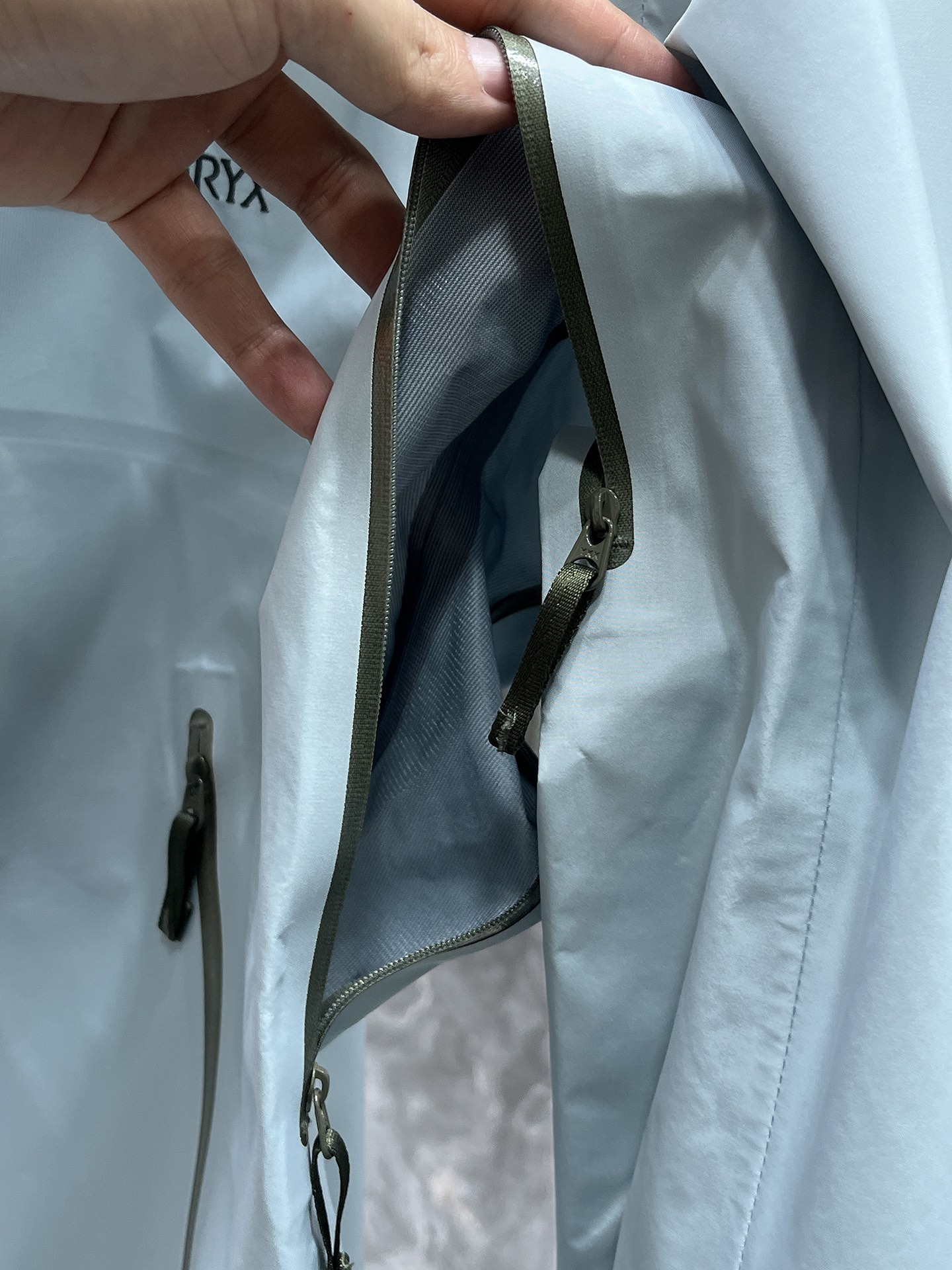 P300  ARC‘TERYX 始祖鸟Beta GTX LT 防水硬壳冲锋衣 连帽夹克

三层面料最后的效果挺括轻薄 防水性能俱佳 多裁片对称立体位的拼接剪裁 论人体工学和专业化户外设计带来的最终穿着感 要拉开TNF竞品的一个身位；

始祖鸟的全身压胶 在拉链位置附了对比图 拉链侧压胶是完全没有外走线压线的 三道工序手工压胶才呈现和zp一致的效果 一个位置的工艺处理就需要十多分钟 很多人会提到的顶级版本内里压胶和拉链贴片 图片的效果最为直观 所以拍了很多细节；

功能性的冲锋衣以及裤子 都会在腋下裤腿这些部位设计拉链开口 就如21777的腿部拉链 为了你更方便快捷的排热拍湿 因为整体防污防水的性能 不能既要且要 既要它达到功能性又要它像纯棉质地一般吸汗 不然官网为何设计拉链 是不是一下就能想明白作用了～

胸口刺绣位置的反面压胶处理 整体防水 平和度和一致度是很多版本不会去特意拍的 zp的这个位置做的非常漂亮 精致程度一下拉高逼格 另外袖口的全压胶细节 肉眼就可分辨高下的东西就不多写了 走线的精细度直接看图

大帽围可调节 调节扣的位置和皮肤衣一致在帽后和领口内侧 气眼始祖鸟Logo钢印  有帽檐并且帽檐内内里软丝可调节角度 固定位下方是一段帽围橡筋 具有一体性 帽围很大 可以做到全挡风效果；下摆维度同样可调节

衣领主标和领口最顶部的贴布都为仿尼的亲肤材料贴片 袖口魔术贴外侧则为麂皮 内侧高密刺毛 保证更好的耐用性以及粘性  魔术贴底座三层压线固定 压线距离等宽；

每个细节的成本增加也提供了更好更舒适的穿着感受；

Ykk轻量化拉链套件 洗标位置按照原版在口袋内里 翻层位固定缝纫 对日常的口袋取物置物活动没有影响和不适 看到过直接单缝在内里边角位置的糟糕细节 这些外表轻易观察不到的地方往往最给穿着者带来幸福感；
Size：S-M-L-XL - XXL  以太蓝