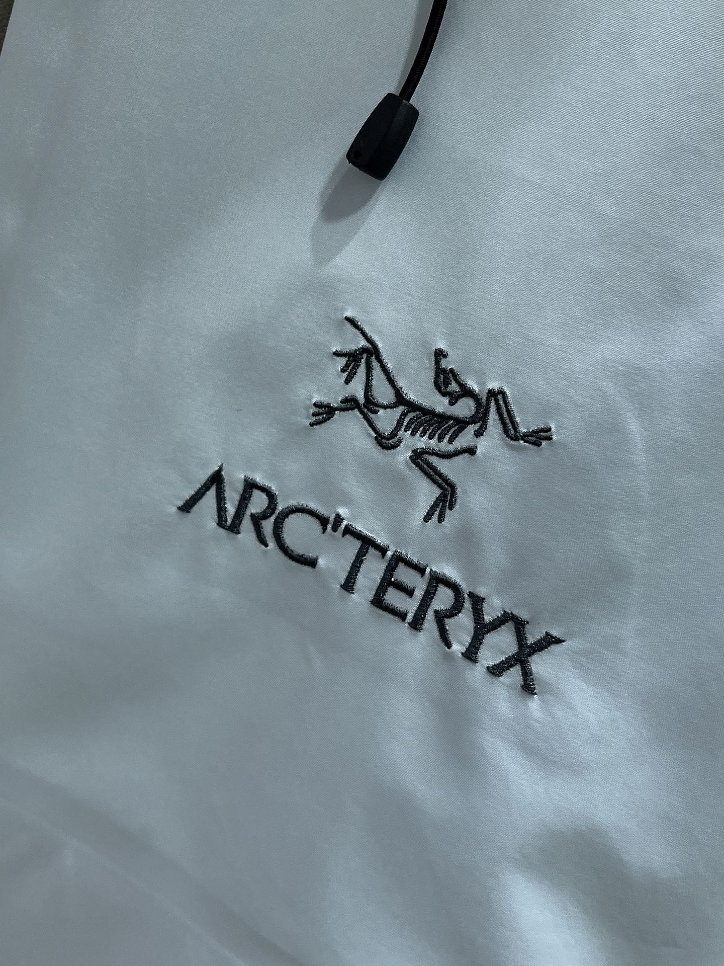 P300  ARC‘TERYX 始祖鸟Beta GTX LT 防水硬壳冲锋衣 连帽夹克

三层面料最后的效果挺括轻薄 防水性能俱佳 多裁片对称立体位的拼接剪裁 论人体工学和专业化户外设计带来的最终穿着感 要拉开TNF竞品的一个身位；

始祖鸟的全身压胶 在拉链位置附了对比图 拉链侧压胶是完全没有外走线压线的 三道工序手工压胶才呈现和zp一致的效果 一个位置的工艺处理就需要十多分钟 很多人会提到的顶级版本内里压胶和拉链贴片 图片的效果最为直观 所以拍了很多细节；

功能性的冲锋衣以及裤子 都会在腋下裤腿这些部位设计拉链开口 就如21777的腿部拉链 为了你更方便快捷的排热拍湿 因为整体防污防水的性能 不能既要且要 既要它达到功能性又要它像纯棉质地一般吸汗 不然官网为何设计拉链 是不是一下就能想明白作用了～

胸口刺绣位置的反面压胶处理 整体防水 平和度和一致度是很多版本不会去特意拍的 zp的这个位置做的非常漂亮 精致程度一下拉高逼格 另外袖口的全压胶细节 肉眼就可分辨高下的东西就不多写了 走线的精细度直接看图

大帽围可调节 调节扣的位置和皮肤衣一致在帽后和领口内侧 气眼始祖鸟Logo钢印  有帽檐并且帽檐内内里软丝可调节角度 固定位下方是一段帽围橡筋 具有一体性 帽围很大 可以做到全挡风效果；下摆维度同样可调节

衣领主标和领口最顶部的贴布都为仿尼的亲肤材料贴片 袖口魔术贴外侧则为麂皮 内侧高密刺毛 保证更好的耐用性以及粘性  魔术贴底座三层压线固定 压线距离等宽；

每个细节的成本增加也提供了更好更舒适的穿着感受；

Ykk轻量化拉链套件 洗标位置按照原版在口袋内里 翻层位固定缝纫 对日常的口袋取物置物活动没有影响和不适 看到过直接单缝在内里边角位置的糟糕细节 这些外表轻易观察不到的地方往往最给穿着者带来幸福感；
Size：S-M-L-XL - XXL  以太蓝