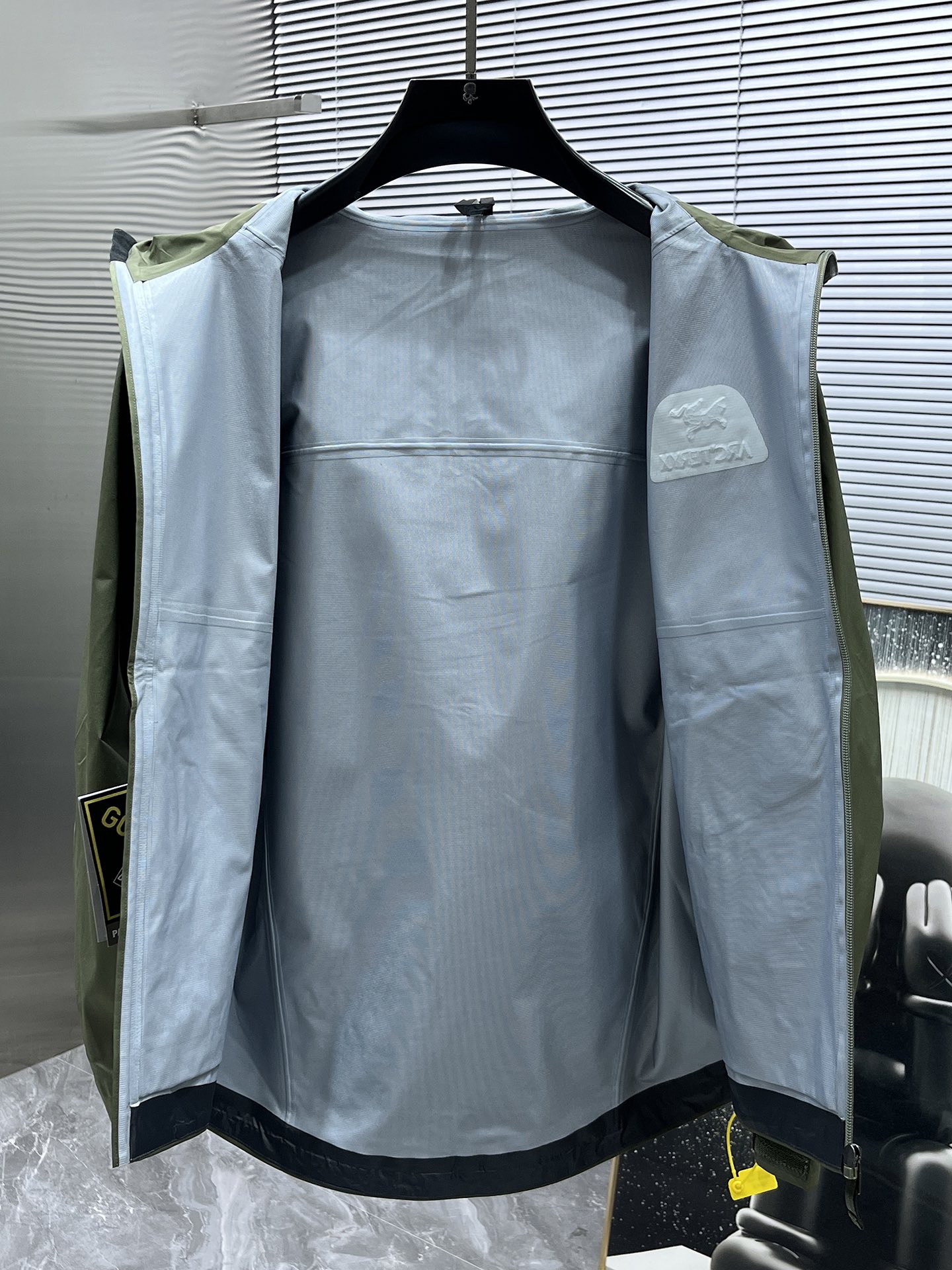 P300 ARC‘TERYX 始祖鸟Beta GTX LT 防水硬壳冲锋衣 连帽夹克
三层面料最后的效果挺括轻薄 防水性能俱佳 多裁片对称立体位的拼接剪裁 论人体工学和专业化户外设计带来的最终穿着感 要拉开TNF竞品的一个身位;
始祖鸟的全身压胶 在拉链位置附了对比图 拉链侧压胶是完全没有外走线压线的 三道工序手工压胶才呈现和zp一致的效果 一个位置的工艺处理就需要十多分钟 很多人会提到的顶级版本内里压胶和拉链贴片 图片的效果最为直观 所以拍了很多细节;
功能性的冲锋衣以及裤子 都会在腋下裤腿这些部位设计拉链开口 就如21777的腿部拉链 为了你更方便快捷的排热拍湿 因为整体防污防水的性能 不能既要且要 既要它达到功能性又要它像纯棉质地一般吸汗 不然官网为何设计拉链 是不是一下就能想明白作用了~
胸口刺绣位置的反面压胶处理 整体防水 平和度和一致度是很多版本不会去特意拍的 zp的这个位置做的非常漂亮 精致程度一下拉高逼格 另外袖口的全压胶细节 肉眼就可分辨高下的东西就不多写了 走线的精细度直接看图
大帽围可调节 调节扣的位置和皮肤衣一致在帽后和领口内侧 气眼始祖鸟Logo钢印 有帽檐并且帽檐内内里软丝可调节角度 固定位下方是一段帽围橡筋 具有一体性 帽围很大 可以做到全挡风效果;下摆维度同样可调节
衣领主标和领口最顶部的贴布都为仿尼的亲肤材料贴片 袖口魔术贴外侧则为麂皮 内侧高密刺毛 保证更好的耐用性以及粘性 魔术贴底座三层压线固定 压线距离等宽;
每个细节的成本增加也提供了更好更舒适的穿着感受;
Ykk轻量化拉链套件 洗标位置按照原版在口袋内里 翻层位固定缝纫 对日常的口袋取物置物活动没有影响和不适 看到过直接单缝在内里边角位置的糟糕细节 这些外表轻易观察不到的地方往往最给穿着者带来幸福感;
Size:S-M-L-XL - XXL 复古绿