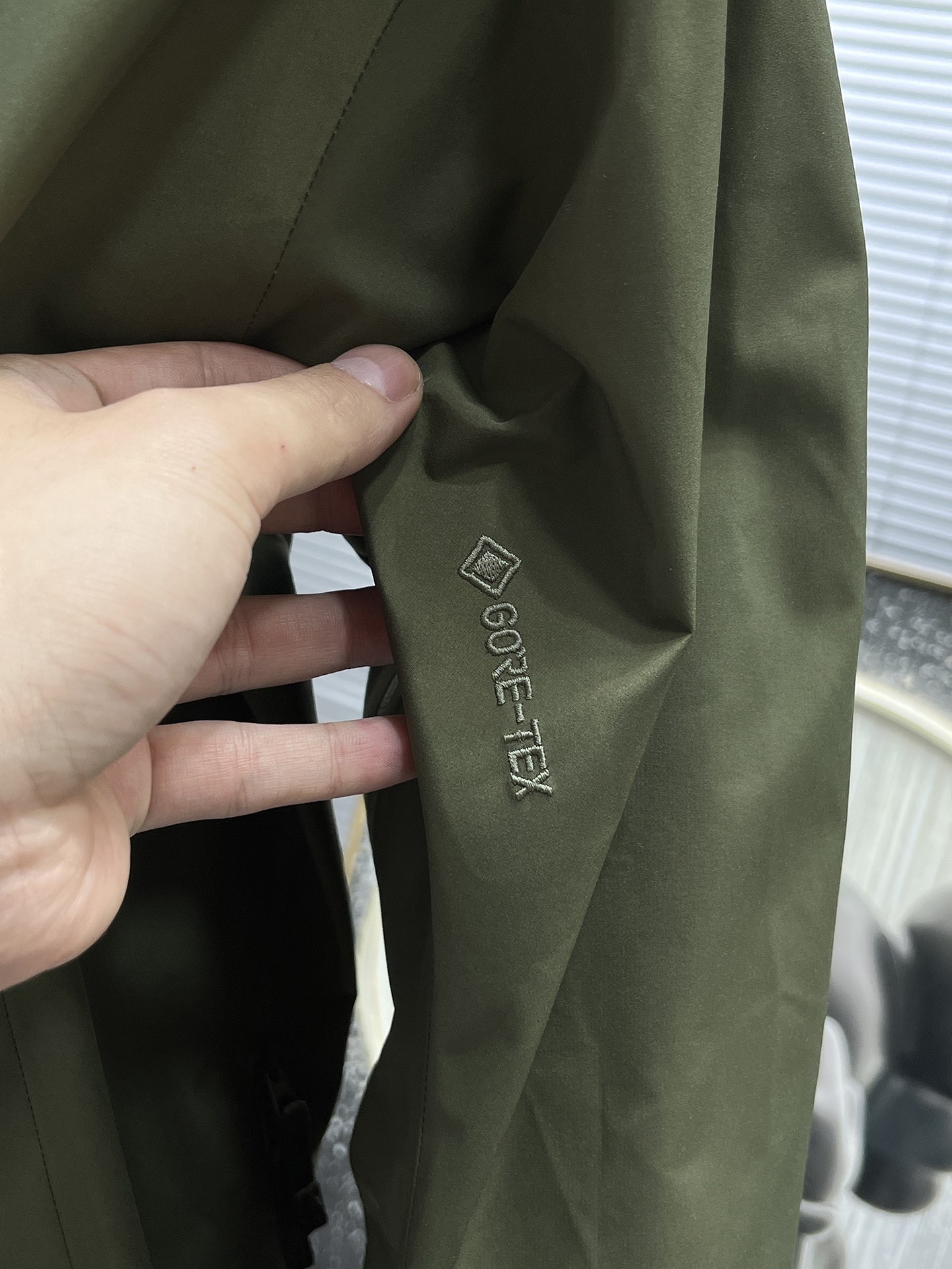 P300 ARC‘TERYX 始祖鸟Beta GTX LT 防水硬壳冲锋衣 连帽夹克
三层面料最后的效果挺括轻薄 防水性能俱佳 多裁片对称立体位的拼接剪裁 论人体工学和专业化户外设计带来的最终穿着感 要拉开TNF竞品的一个身位;
始祖鸟的全身压胶 在拉链位置附了对比图 拉链侧压胶是完全没有外走线压线的 三道工序手工压胶才呈现和zp一致的效果 一个位置的工艺处理就需要十多分钟 很多人会提到的顶级版本内里压胶和拉链贴片 图片的效果最为直观 所以拍了很多细节;
功能性的冲锋衣以及裤子 都会在腋下裤腿这些部位设计拉链开口 就如21777的腿部拉链 为了你更方便快捷的排热拍湿 因为整体防污防水的性能 不能既要且要 既要它达到功能性又要它像纯棉质地一般吸汗 不然官网为何设计拉链 是不是一下就能想明白作用了~
胸口刺绣位置的反面压胶处理 整体防水 平和度和一致度是很多版本不会去特意拍的 zp的这个位置做的非常漂亮 精致程度一下拉高逼格 另外袖口的全压胶细节 肉眼就可分辨高下的东西就不多写了 走线的精细度直接看图
大帽围可调节 调节扣的位置和皮肤衣一致在帽后和领口内侧 气眼始祖鸟Logo钢印 有帽檐并且帽檐内内里软丝可调节角度 固定位下方是一段帽围橡筋 具有一体性 帽围很大 可以做到全挡风效果;下摆维度同样可调节
衣领主标和领口最顶部的贴布都为仿尼的亲肤材料贴片 袖口魔术贴外侧则为麂皮 内侧高密刺毛 保证更好的耐用性以及粘性 魔术贴底座三层压线固定 压线距离等宽;
每个细节的成本增加也提供了更好更舒适的穿着感受;
Ykk轻量化拉链套件 洗标位置按照原版在口袋内里 翻层位固定缝纫 对日常的口袋取物置物活动没有影响和不适 看到过直接单缝在内里边角位置的糟糕细节 这些外表轻易观察不到的地方往往最给穿着者带来幸福感;
Size:S-M-L-XL - XXL 复古绿