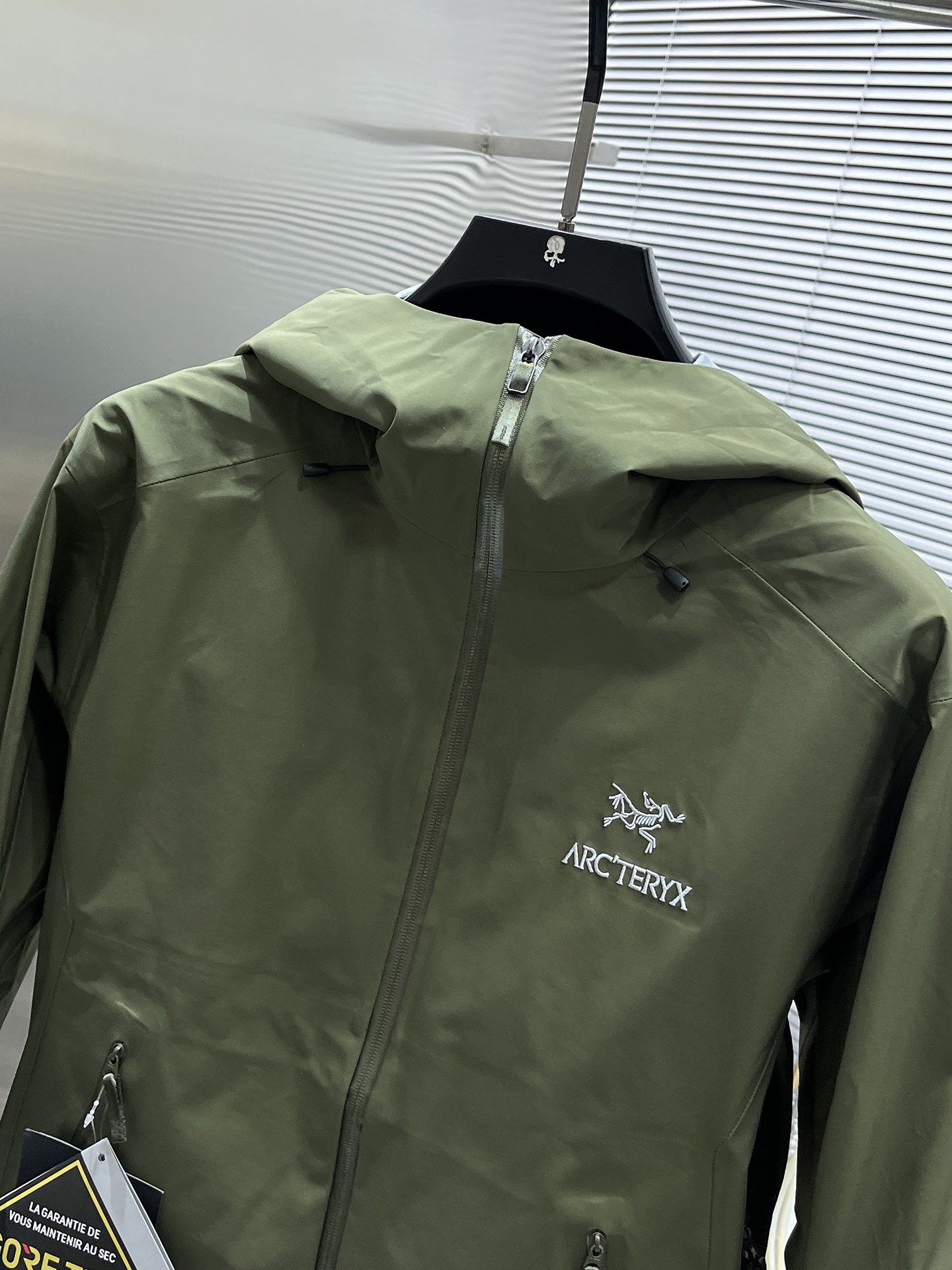 P300 ARC‘TERYX 始祖鸟Beta GTX LT 防水硬壳冲锋衣 连帽夹克
三层面料最后的效果挺括轻薄 防水性能俱佳 多裁片对称立体位的拼接剪裁 论人体工学和专业化户外设计带来的最终穿着感 要拉开TNF竞品的一个身位;
始祖鸟的全身压胶 在拉链位置附了对比图 拉链侧压胶是完全没有外走线压线的 三道工序手工压胶才呈现和zp一致的效果 一个位置的工艺处理就需要十多分钟 很多人会提到的顶级版本内里压胶和拉链贴片 图片的效果最为直观 所以拍了很多细节;
功能性的冲锋衣以及裤子 都会在腋下裤腿这些部位设计拉链开口 就如21777的腿部拉链 为了你更方便快捷的排热拍湿 因为整体防污防水的性能 不能既要且要 既要它达到功能性又要它像纯棉质地一般吸汗 不然官网为何设计拉链 是不是一下就能想明白作用了~
胸口刺绣位置的反面压胶处理 整体防水 平和度和一致度是很多版本不会去特意拍的 zp的这个位置做的非常漂亮 精致程度一下拉高逼格 另外袖口的全压胶细节 肉眼就可分辨高下的东西就不多写了 走线的精细度直接看图
大帽围可调节 调节扣的位置和皮肤衣一致在帽后和领口内侧 气眼始祖鸟Logo钢印 有帽檐并且帽檐内内里软丝可调节角度 固定位下方是一段帽围橡筋 具有一体性 帽围很大 可以做到全挡风效果;下摆维度同样可调节
衣领主标和领口最顶部的贴布都为仿尼的亲肤材料贴片 袖口魔术贴外侧则为麂皮 内侧高密刺毛 保证更好的耐用性以及粘性 魔术贴底座三层压线固定 压线距离等宽;
每个细节的成本增加也提供了更好更舒适的穿着感受;
Ykk轻量化拉链套件 洗标位置按照原版在口袋内里 翻层位固定缝纫 对日常的口袋取物置物活动没有影响和不适 看到过直接单缝在内里边角位置的糟糕细节 这些外表轻易观察不到的地方往往最给穿着者带来幸福感;
Size:S-M-L-XL - XXL 复古绿