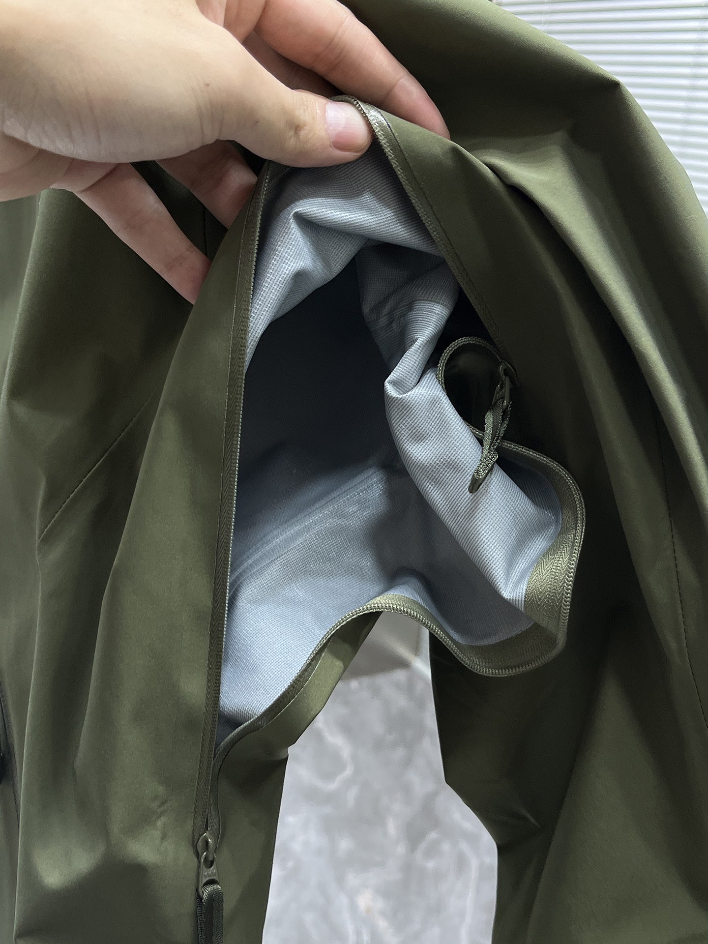 P300 ARC‘TERYX 始祖鸟Beta GTX LT 防水硬壳冲锋衣 连帽夹克
三层面料最后的效果挺括轻薄 防水性能俱佳 多裁片对称立体位的拼接剪裁 论人体工学和专业化户外设计带来的最终穿着感 要拉开TNF竞品的一个身位;
始祖鸟的全身压胶 在拉链位置附了对比图 拉链侧压胶是完全没有外走线压线的 三道工序手工压胶才呈现和zp一致的效果 一个位置的工艺处理就需要十多分钟 很多人会提到的顶级版本内里压胶和拉链贴片 图片的效果最为直观 所以拍了很多细节;
功能性的冲锋衣以及裤子 都会在腋下裤腿这些部位设计拉链开口 就如21777的腿部拉链 为了你更方便快捷的排热拍湿 因为整体防污防水的性能 不能既要且要 既要它达到功能性又要它像纯棉质地一般吸汗 不然官网为何设计拉链 是不是一下就能想明白作用了~
胸口刺绣位置的反面压胶处理 整体防水 平和度和一致度是很多版本不会去特意拍的 zp的这个位置做的非常漂亮 精致程度一下拉高逼格 另外袖口的全压胶细节 肉眼就可分辨高下的东西就不多写了 走线的精细度直接看图
大帽围可调节 调节扣的位置和皮肤衣一致在帽后和领口内侧 气眼始祖鸟Logo钢印 有帽檐并且帽檐内内里软丝可调节角度 固定位下方是一段帽围橡筋 具有一体性 帽围很大 可以做到全挡风效果;下摆维度同样可调节
衣领主标和领口最顶部的贴布都为仿尼的亲肤材料贴片 袖口魔术贴外侧则为麂皮 内侧高密刺毛 保证更好的耐用性以及粘性 魔术贴底座三层压线固定 压线距离等宽;
每个细节的成本增加也提供了更好更舒适的穿着感受;
Ykk轻量化拉链套件 洗标位置按照原版在口袋内里 翻层位固定缝纫 对日常的口袋取物置物活动没有影响和不适 看到过直接单缝在内里边角位置的糟糕细节 这些外表轻易观察不到的地方往往最给穿着者带来幸福感;
Size:S-M-L-XL - XXL 复古绿