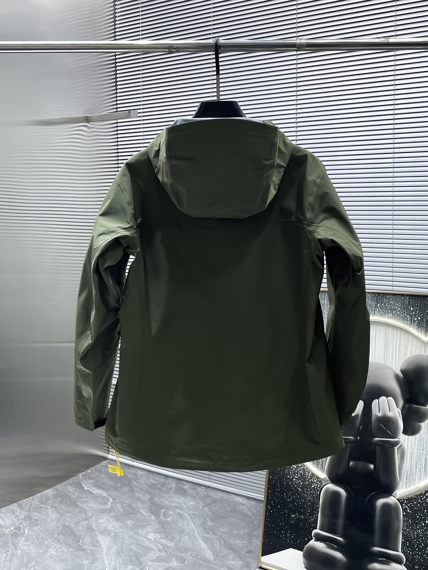 P300 ARC‘TERYX 始祖鸟Beta GTX LT 防水硬壳冲锋衣 连帽夹克
三层面料最后的效果挺括轻薄 防水性能俱佳 多裁片对称立体位的拼接剪裁 论人体工学和专业化户外设计带来的最终穿着感 要拉开TNF竞品的一个身位;
始祖鸟的全身压胶 在拉链位置附了对比图 拉链侧压胶是完全没有外走线压线的 三道工序手工压胶才呈现和zp一致的效果 一个位置的工艺处理就需要十多分钟 很多人会提到的顶级版本内里压胶和拉链贴片 图片的效果最为直观 所以拍了很多细节;
功能性的冲锋衣以及裤子 都会在腋下裤腿这些部位设计拉链开口 就如21777的腿部拉链 为了你更方便快捷的排热拍湿 因为整体防污防水的性能 不能既要且要 既要它达到功能性又要它像纯棉质地一般吸汗 不然官网为何设计拉链 是不是一下就能想明白作用了~
胸口刺绣位置的反面压胶处理 整体防水 平和度和一致度是很多版本不会去特意拍的 zp的这个位置做的非常漂亮 精致程度一下拉高逼格 另外袖口的全压胶细节 肉眼就可分辨高下的东西就不多写了 走线的精细度直接看图
大帽围可调节 调节扣的位置和皮肤衣一致在帽后和领口内侧 气眼始祖鸟Logo钢印 有帽檐并且帽檐内内里软丝可调节角度 固定位下方是一段帽围橡筋 具有一体性 帽围很大 可以做到全挡风效果;下摆维度同样可调节
衣领主标和领口最顶部的贴布都为仿尼的亲肤材料贴片 袖口魔术贴外侧则为麂皮 内侧高密刺毛 保证更好的耐用性以及粘性 魔术贴底座三层压线固定 压线距离等宽;
每个细节的成本增加也提供了更好更舒适的穿着感受;
Ykk轻量化拉链套件 洗标位置按照原版在口袋内里 翻层位固定缝纫 对日常的口袋取物置物活动没有影响和不适 看到过直接单缝在内里边角位置的糟糕细节 这些外表轻易观察不到的地方往往最给穿着者带来幸福感;
Size:S-M-L-XL - XXL 复古绿