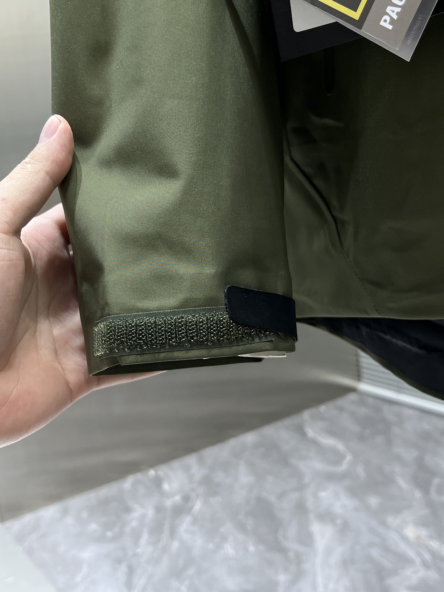 P300 ARC‘TERYX 始祖鸟Beta GTX LT 防水硬壳冲锋衣 连帽夹克
三层面料最后的效果挺括轻薄 防水性能俱佳 多裁片对称立体位的拼接剪裁 论人体工学和专业化户外设计带来的最终穿着感 要拉开TNF竞品的一个身位;
始祖鸟的全身压胶 在拉链位置附了对比图 拉链侧压胶是完全没有外走线压线的 三道工序手工压胶才呈现和zp一致的效果 一个位置的工艺处理就需要十多分钟 很多人会提到的顶级版本内里压胶和拉链贴片 图片的效果最为直观 所以拍了很多细节;
功能性的冲锋衣以及裤子 都会在腋下裤腿这些部位设计拉链开口 就如21777的腿部拉链 为了你更方便快捷的排热拍湿 因为整体防污防水的性能 不能既要且要 既要它达到功能性又要它像纯棉质地一般吸汗 不然官网为何设计拉链 是不是一下就能想明白作用了~
胸口刺绣位置的反面压胶处理 整体防水 平和度和一致度是很多版本不会去特意拍的 zp的这个位置做的非常漂亮 精致程度一下拉高逼格 另外袖口的全压胶细节 肉眼就可分辨高下的东西就不多写了 走线的精细度直接看图
大帽围可调节 调节扣的位置和皮肤衣一致在帽后和领口内侧 气眼始祖鸟Logo钢印 有帽檐并且帽檐内内里软丝可调节角度 固定位下方是一段帽围橡筋 具有一体性 帽围很大 可以做到全挡风效果;下摆维度同样可调节
衣领主标和领口最顶部的贴布都为仿尼的亲肤材料贴片 袖口魔术贴外侧则为麂皮 内侧高密刺毛 保证更好的耐用性以及粘性 魔术贴底座三层压线固定 压线距离等宽;
每个细节的成本增加也提供了更好更舒适的穿着感受;
Ykk轻量化拉链套件 洗标位置按照原版在口袋内里 翻层位固定缝纫 对日常的口袋取物置物活动没有影响和不适 看到过直接单缝在内里边角位置的糟糕细节 这些外表轻易观察不到的地方往往最给穿着者带来幸福感;
Size:S-M-L-XL - XXL 复古绿