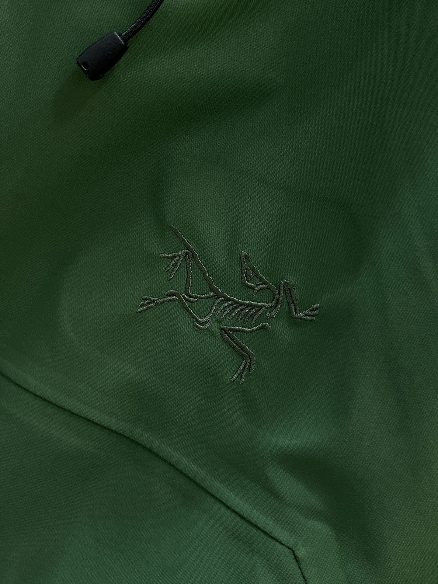 P320  Arcteryx始祖鸟beta lightweight
防水防风透气连帽休闲夹克外套男款
系列连帽城市户外轻量化 防风防水 简约纯色百搭夹克冲锋衣，采用bluesign@认人证的采用带经编背村N40LGORE-TEX面料，
轻量高性能，轻薄而耐磨，防风、防水且透气，适用于多种活动和环境！
胸前采用ARC TERYX徽标四次压胶工艺，整衣3D立体仿生学设计衣长臂弯Tri-Durance防水防雨面料，全套客供辅料，腋下YKK双向拉链，自行区别市面低版本，硬核货，强力推荐入手，上身效果巨好。 
码数：S M L XL 2XL