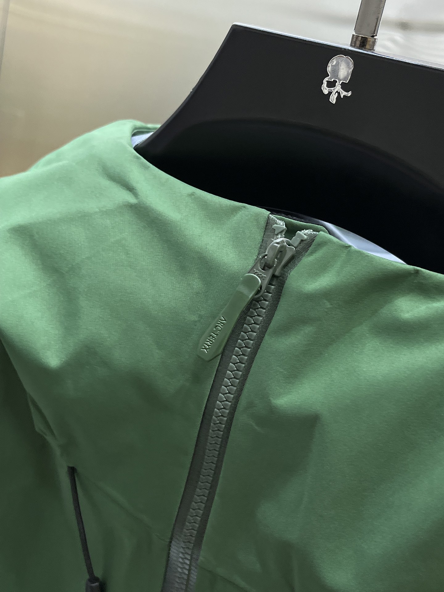 P320  Arcteryx始祖鸟beta lightweight
防水防风透气连帽休闲夹克外套男款
系列连帽城市户外轻量化 防风防水 简约纯色百搭夹克冲锋衣，采用bluesign@认人证的采用带经编背村N40LGORE-TEX面料，
轻量高性能，轻薄而耐磨，防风、防水且透气，适用于多种活动和环境！
胸前采用ARC TERYX徽标四次压胶工艺，整衣3D立体仿生学设计衣长臂弯Tri-Durance防水防雨面料，全套客供辅料，腋下YKK双向拉链，自行区别市面低版本，硬核货，强力推荐入手，上身效果巨好。 
码数：S M L XL 2XL