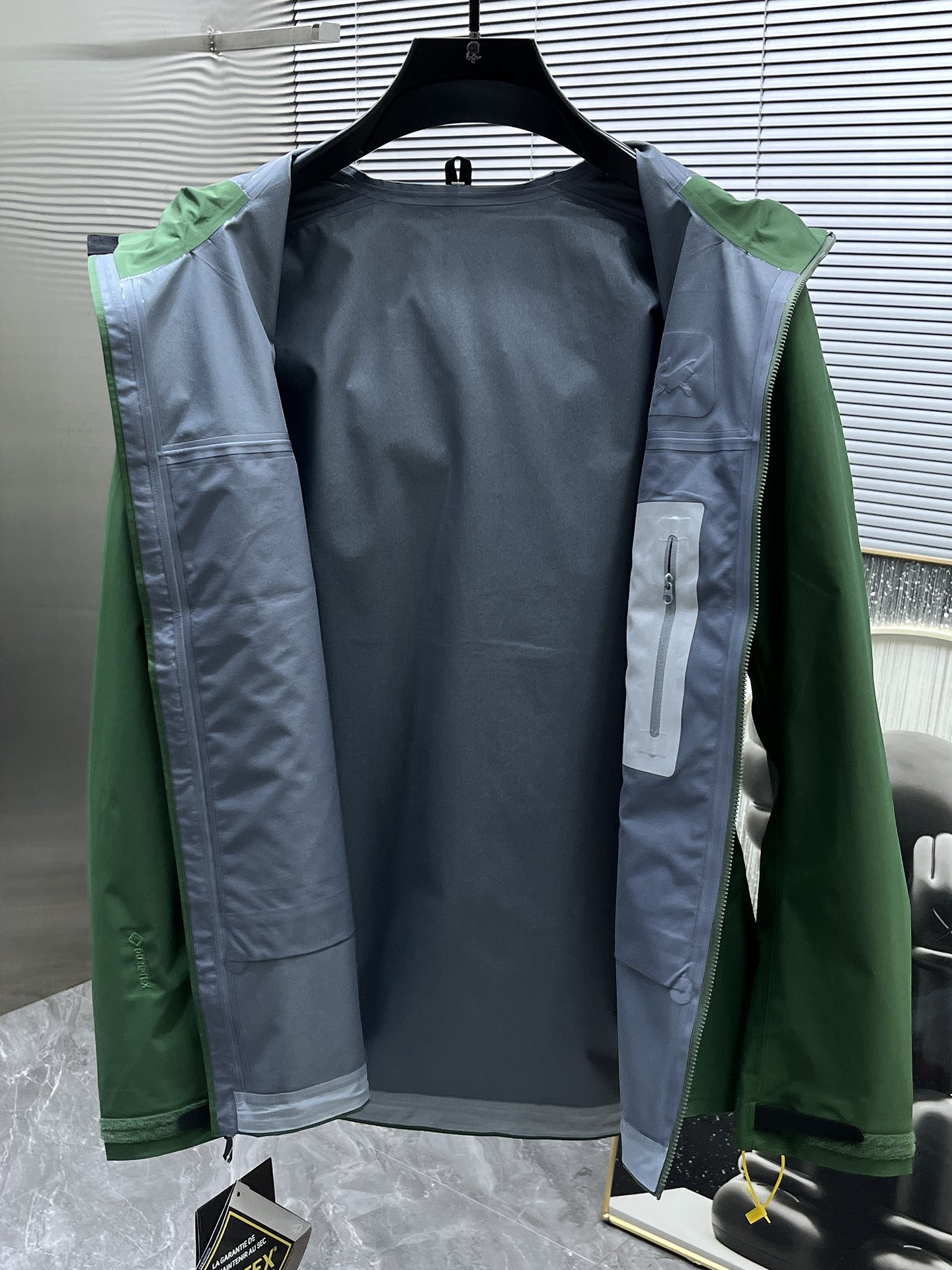 P320  Arcteryx始祖鸟beta lightweight
防水防风透气连帽休闲夹克外套男款
系列连帽城市户外轻量化 防风防水 简约纯色百搭夹克冲锋衣，采用bluesign@认人证的采用带经编背村N40LGORE-TEX面料，
轻量高性能，轻薄而耐磨，防风、防水且透气，适用于多种活动和环境！
胸前采用ARC TERYX徽标四次压胶工艺，整衣3D立体仿生学设计衣长臂弯Tri-Durance防水防雨面料，全套客供辅料，腋下YKK双向拉链，自行区别市面低版本，硬核货，强力推荐入手，上身效果巨好。 
码数：S M L XL 2XL