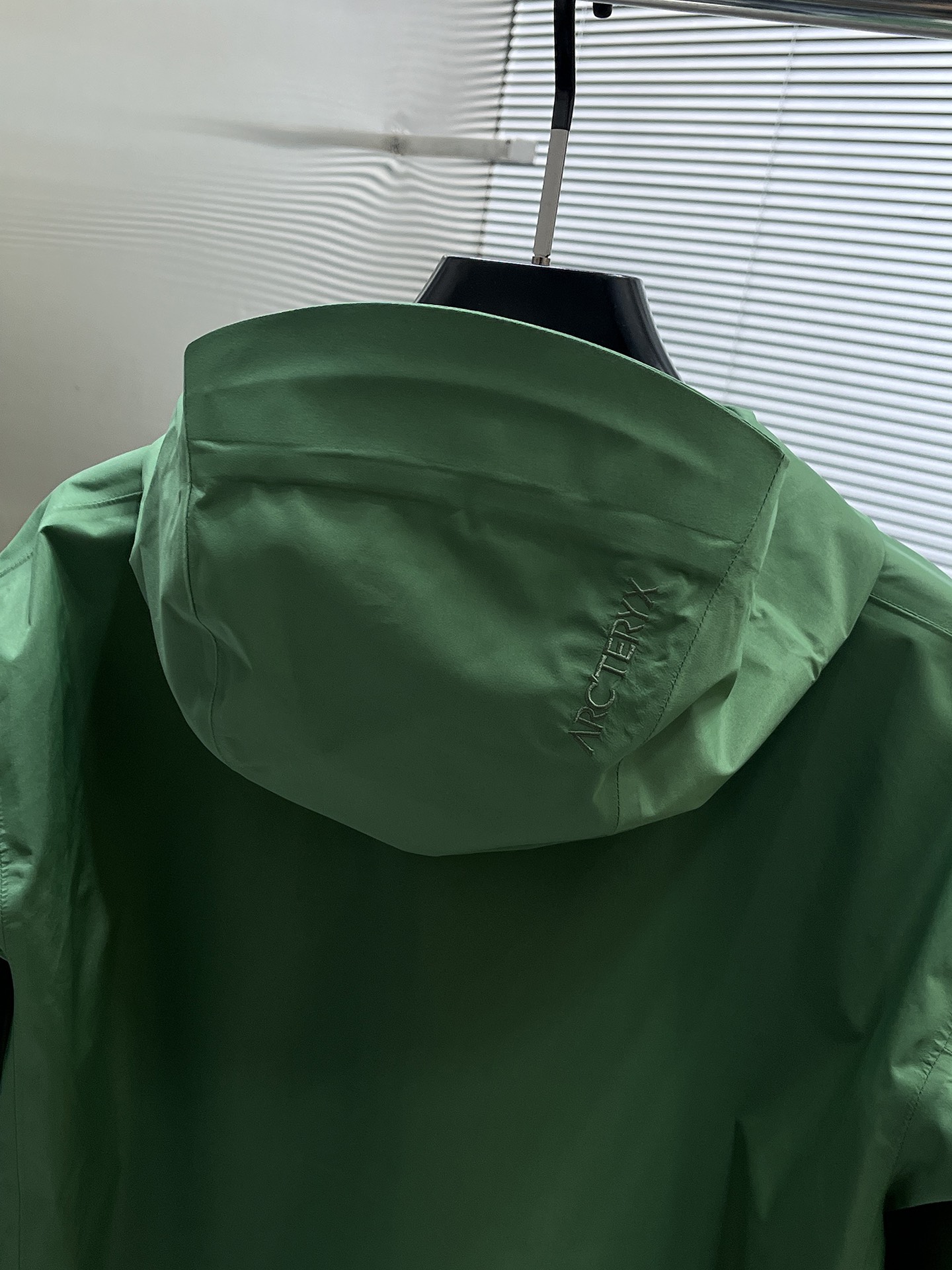 P320  Arcteryx始祖鸟beta lightweight
防水防风透气连帽休闲夹克外套男款
系列连帽城市户外轻量化 防风防水 简约纯色百搭夹克冲锋衣，采用bluesign@认人证的采用带经编背村N40LGORE-TEX面料，
轻量高性能，轻薄而耐磨，防风、防水且透气，适用于多种活动和环境！
胸前采用ARC TERYX徽标四次压胶工艺，整衣3D立体仿生学设计衣长臂弯Tri-Durance防水防雨面料，全套客供辅料，腋下YKK双向拉链，自行区别市面低版本，硬核货，强力推荐入手，上身效果巨好。 
码数：S M L XL 2XL