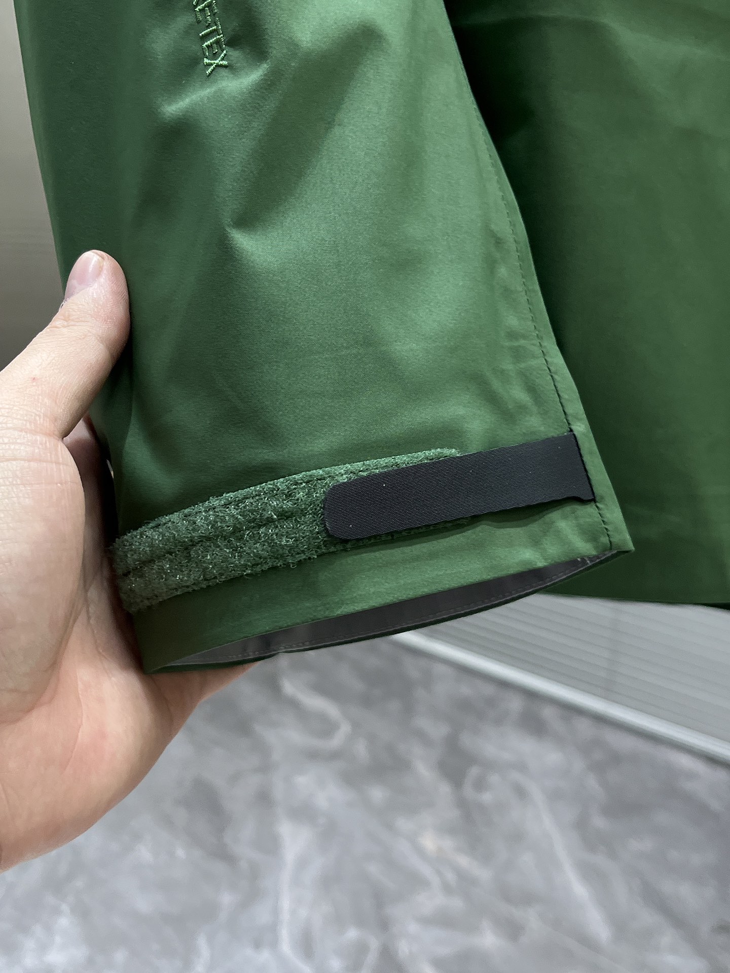 P320  Arcteryx始祖鸟beta lightweight
防水防风透气连帽休闲夹克外套男款
系列连帽城市户外轻量化 防风防水 简约纯色百搭夹克冲锋衣，采用bluesign@认人证的采用带经编背村N40LGORE-TEX面料，
轻量高性能，轻薄而耐磨，防风、防水且透气，适用于多种活动和环境！
胸前采用ARC TERYX徽标四次压胶工艺，整衣3D立体仿生学设计衣长臂弯Tri-Durance防水防雨面料，全套客供辅料，腋下YKK双向拉链，自行区别市面低版本，硬核货，强力推荐入手，上身效果巨好。 
码数：S M L XL 2XL