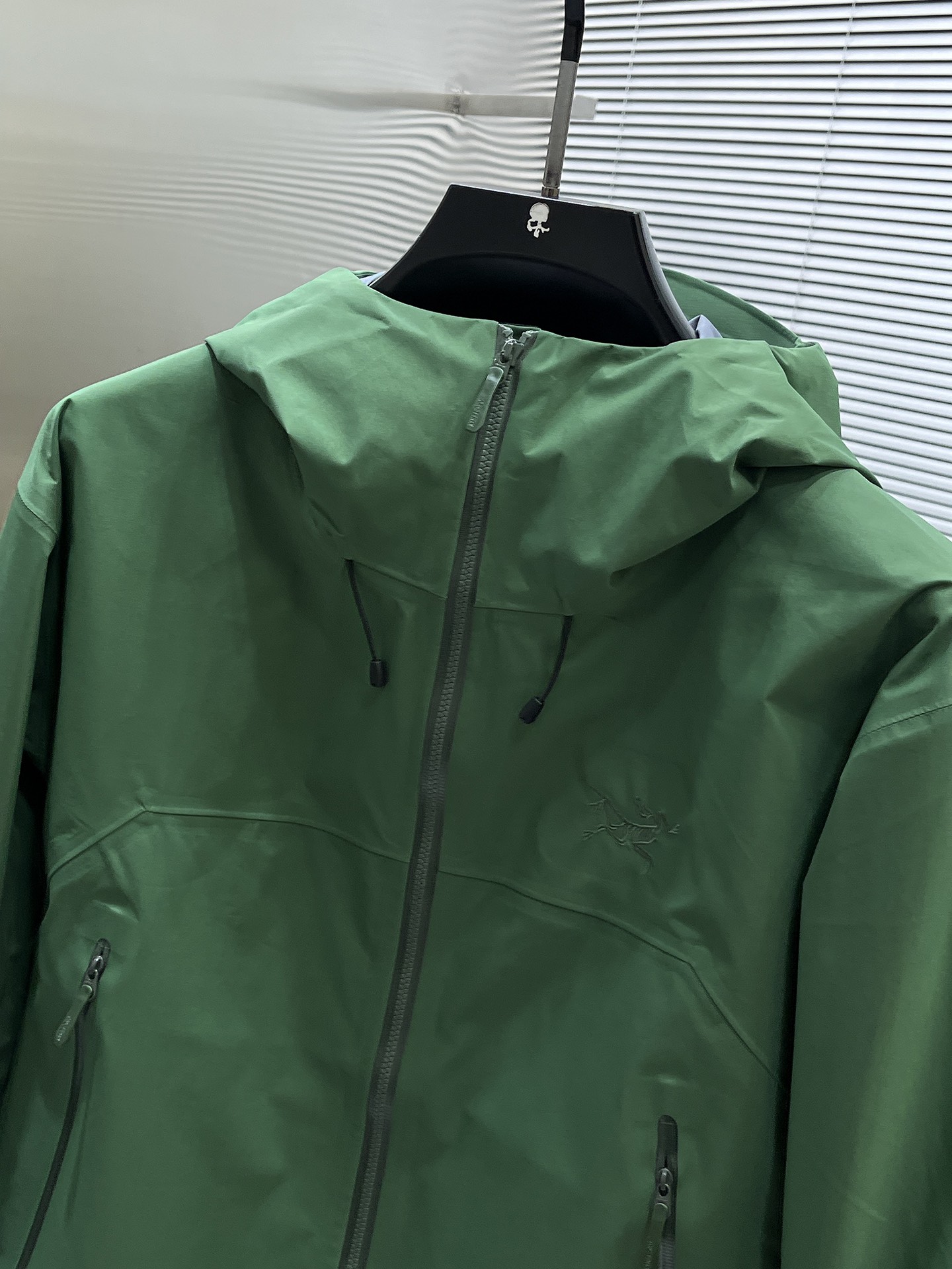 P320  Arcteryx始祖鸟beta lightweight
防水防风透气连帽休闲夹克外套男款
系列连帽城市户外轻量化 防风防水 简约纯色百搭夹克冲锋衣，采用bluesign@认人证的采用带经编背村N40LGORE-TEX面料，
轻量高性能，轻薄而耐磨，防风、防水且透气，适用于多种活动和环境！
胸前采用ARC TERYX徽标四次压胶工艺，整衣3D立体仿生学设计衣长臂弯Tri-Durance防水防雨面料，全套客供辅料，腋下YKK双向拉链，自行区别市面低版本，硬核货，强力推荐入手，上身效果巨好。 
码数：S M L XL 2XL