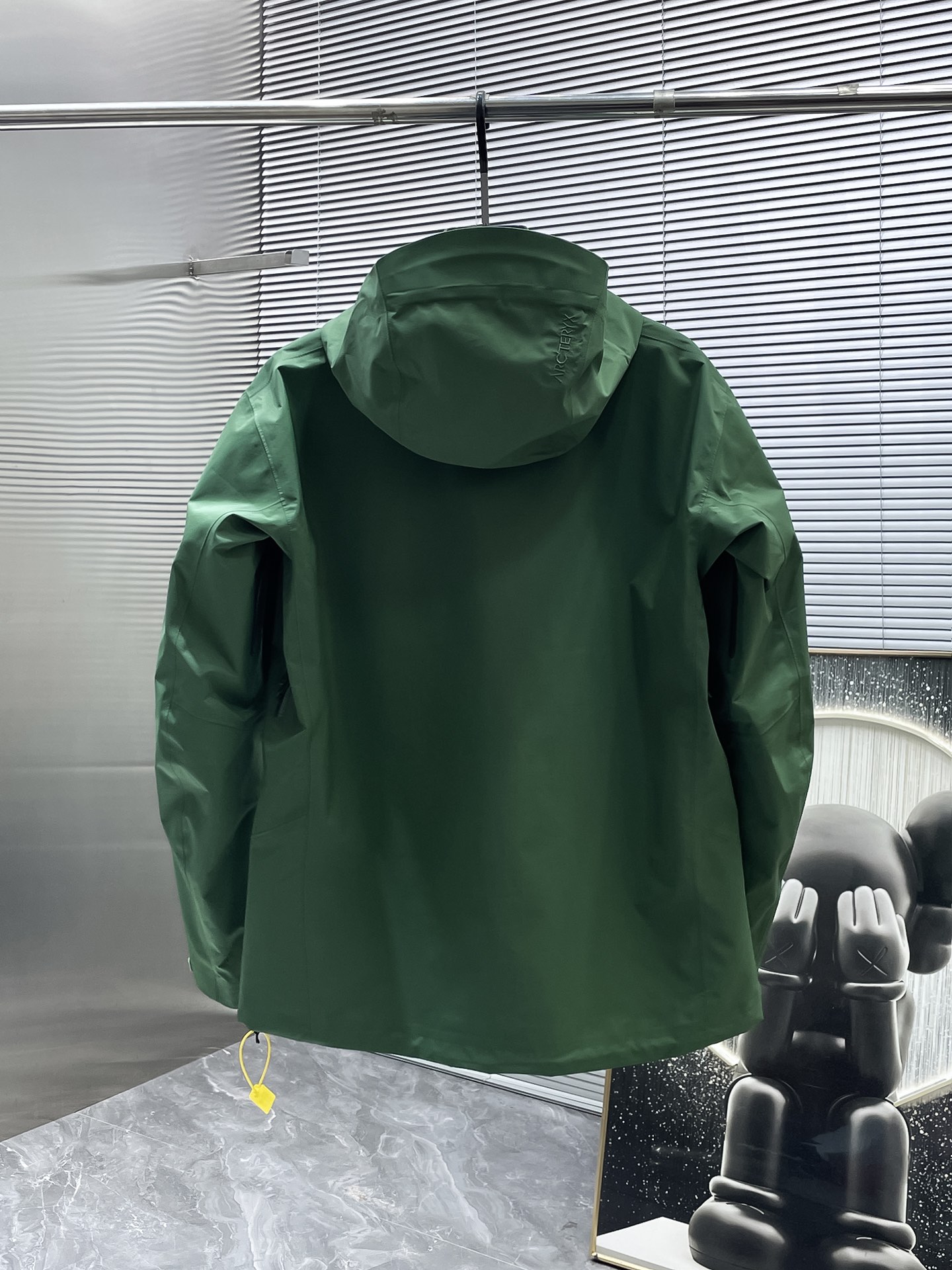 P320  Arcteryx始祖鸟beta lightweight
防水防风透气连帽休闲夹克外套男款
系列连帽城市户外轻量化 防风防水 简约纯色百搭夹克冲锋衣，采用bluesign@认人证的采用带经编背村N40LGORE-TEX面料，
轻量高性能，轻薄而耐磨，防风、防水且透气，适用于多种活动和环境！
胸前采用ARC TERYX徽标四次压胶工艺，整衣3D立体仿生学设计衣长臂弯Tri-Durance防水防雨面料，全套客供辅料，腋下YKK双向拉链，自行区别市面低版本，硬核货，强力推荐入手，上身效果巨好。 
码数：S M L XL 2XL