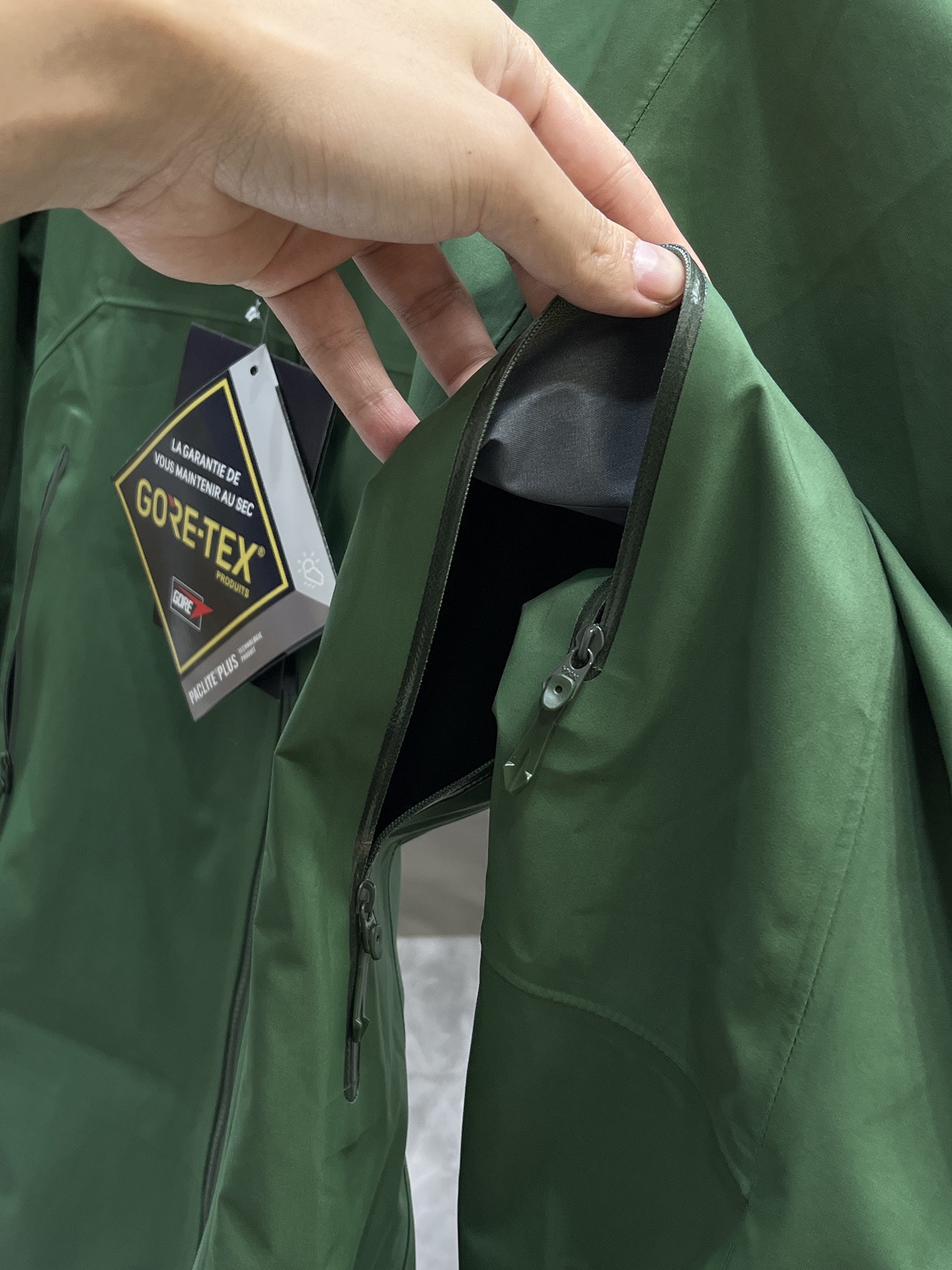 P320  Arcteryx始祖鸟beta lightweight
防水防风透气连帽休闲夹克外套男款
系列连帽城市户外轻量化 防风防水 简约纯色百搭夹克冲锋衣，采用bluesign@认人证的采用带经编背村N40LGORE-TEX面料，
轻量高性能，轻薄而耐磨，防风、防水且透气，适用于多种活动和环境！
胸前采用ARC TERYX徽标四次压胶工艺，整衣3D立体仿生学设计衣长臂弯Tri-Durance防水防雨面料，全套客供辅料，腋下YKK双向拉链，自行区别市面低版本，硬核货，强力推荐入手，上身效果巨好。 
码数：S M L XL 2XL