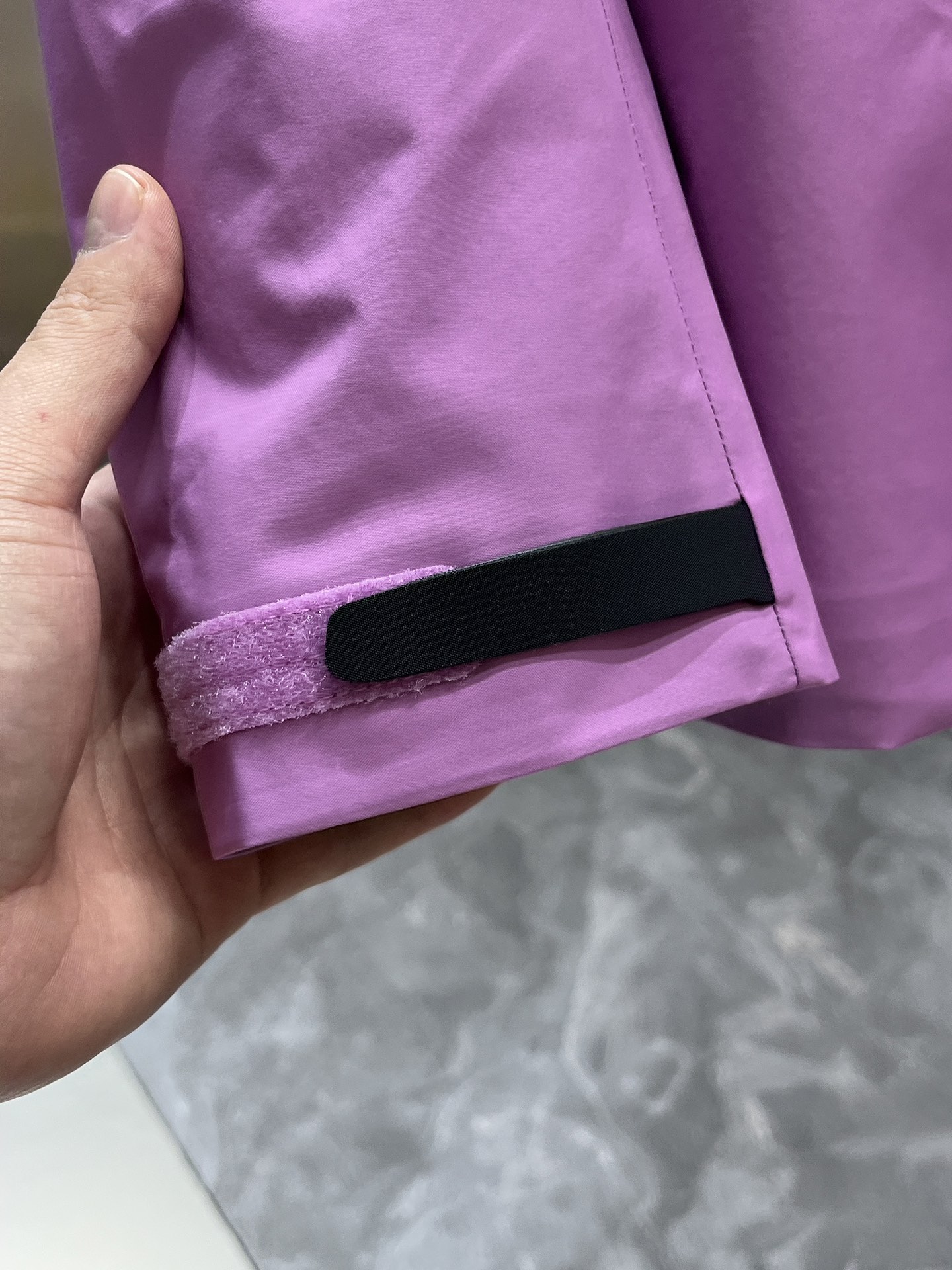 P320  Arcteryx始祖鸟beta lightweight
防水防风透气连帽休闲夹克外套男款
系列连帽城市户外轻量化 防风防水 简约纯色百搭夹克冲锋衣，采用bluesign@认人证的采用带经编背村N40LGORE-TEX面料，
轻量高性能，轻薄而耐磨，防风、防水且透气，适用于多种活动和环境！
胸前采用ARC TERYX徽标四次压胶工艺，整衣3D立体仿生学设计衣长臂弯Tri-Durance防水防雨面料，全套客供辅料，腋下YKK双向拉链，自行区别市面低版本，硬核货，强力推荐入手，上身效果巨好。 
码数：S M L XL 2XL