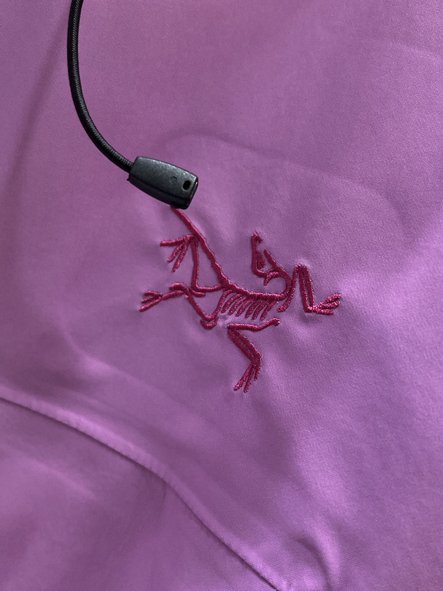 P320  Arcteryx始祖鸟beta lightweight
防水防风透气连帽休闲夹克外套男款
系列连帽城市户外轻量化 防风防水 简约纯色百搭夹克冲锋衣，采用bluesign@认人证的采用带经编背村N40LGORE-TEX面料，
轻量高性能，轻薄而耐磨，防风、防水且透气，适用于多种活动和环境！
胸前采用ARC TERYX徽标四次压胶工艺，整衣3D立体仿生学设计衣长臂弯Tri-Durance防水防雨面料，全套客供辅料，腋下YKK双向拉链，自行区别市面低版本，硬核货，强力推荐入手，上身效果巨好。 
码数：S M L XL 2XL