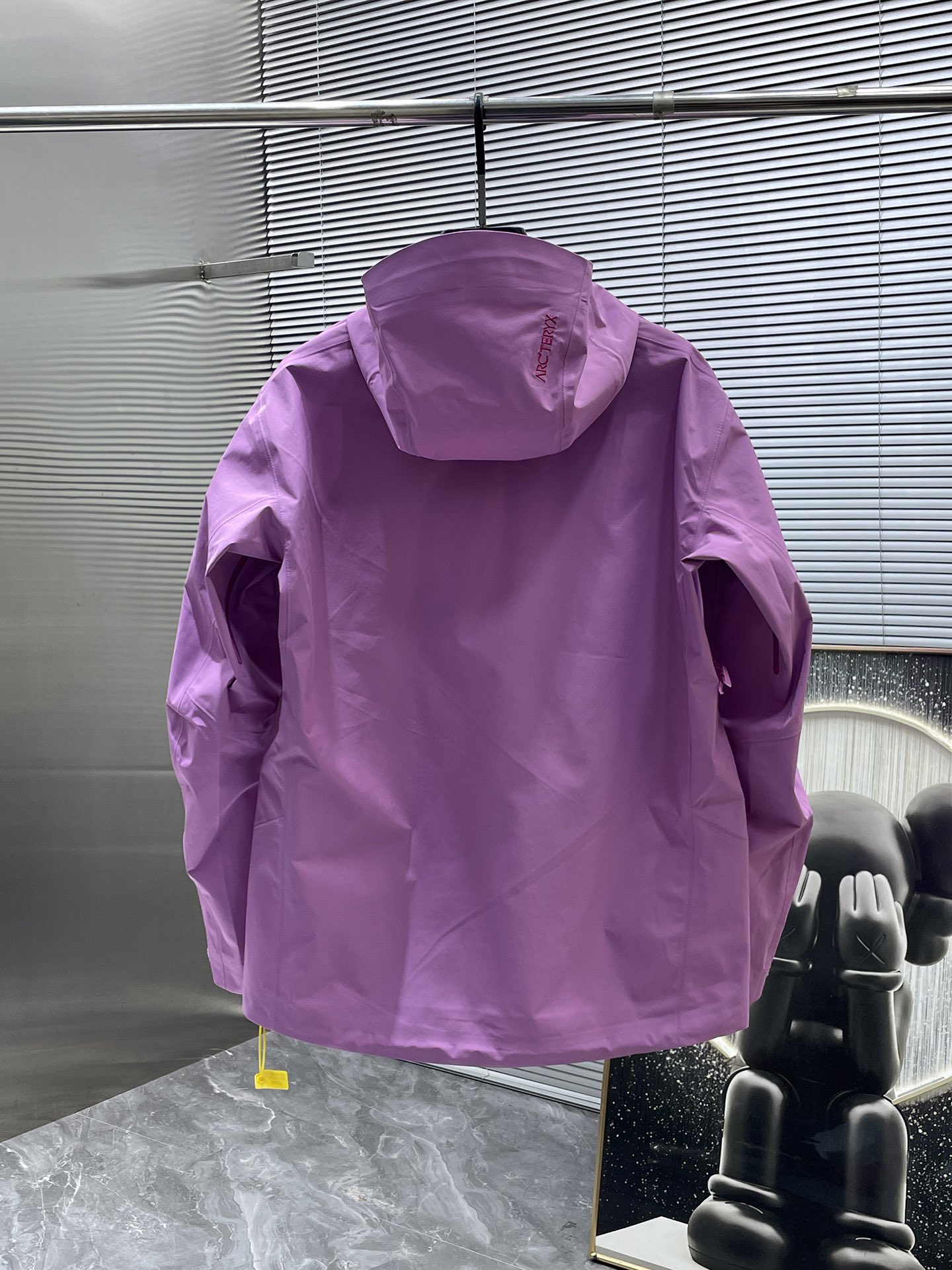 P320  Arcteryx始祖鸟beta lightweight
防水防风透气连帽休闲夹克外套男款
系列连帽城市户外轻量化 防风防水 简约纯色百搭夹克冲锋衣，采用bluesign@认人证的采用带经编背村N40LGORE-TEX面料，
轻量高性能，轻薄而耐磨，防风、防水且透气，适用于多种活动和环境！
胸前采用ARC TERYX徽标四次压胶工艺，整衣3D立体仿生学设计衣长臂弯Tri-Durance防水防雨面料，全套客供辅料，腋下YKK双向拉链，自行区别市面低版本，硬核货，强力推荐入手，上身效果巨好。 
码数：S M L XL 2XL