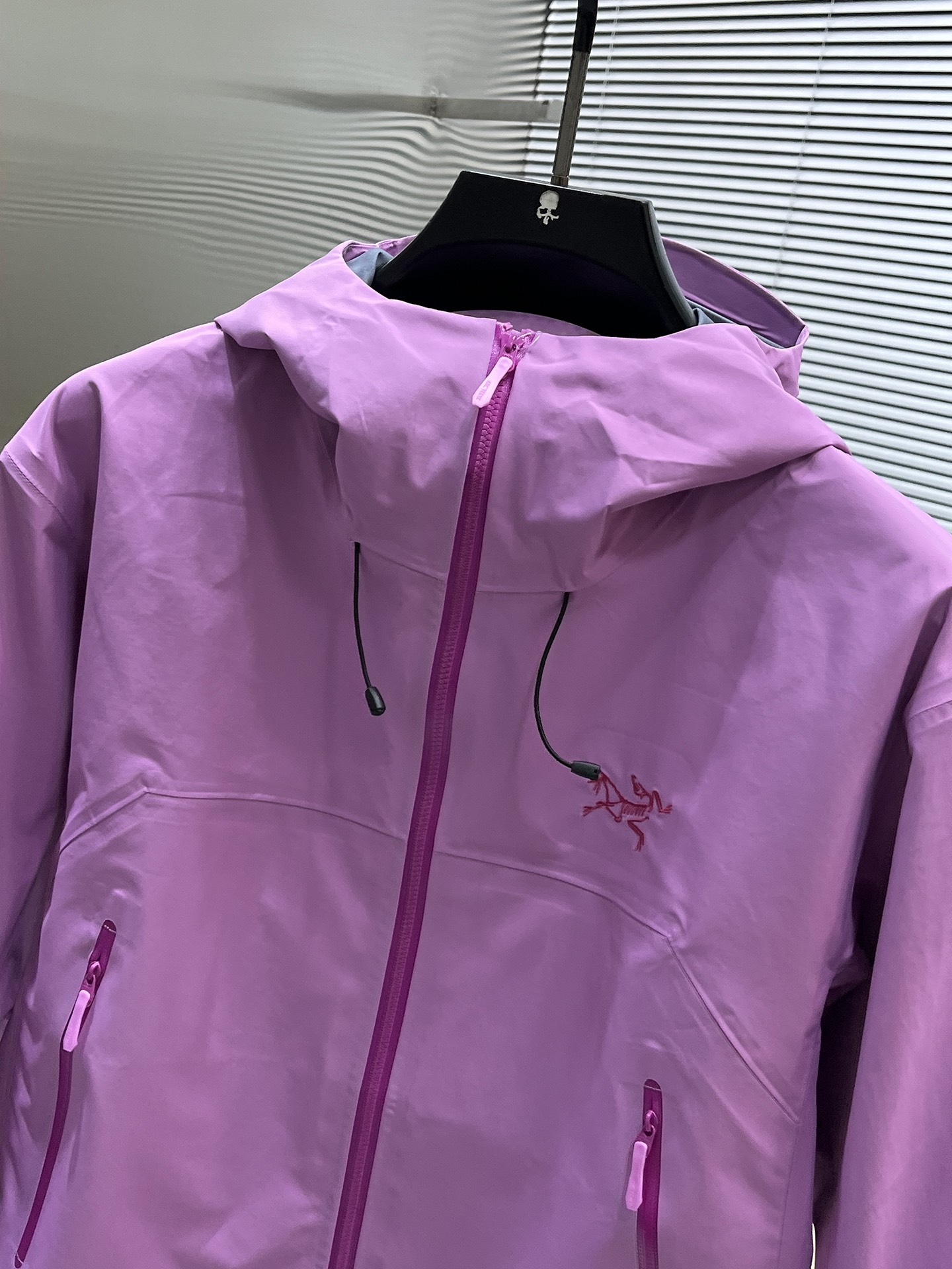 P320  Arcteryx始祖鸟beta lightweight
防水防风透气连帽休闲夹克外套男款
系列连帽城市户外轻量化 防风防水 简约纯色百搭夹克冲锋衣，采用bluesign@认人证的采用带经编背村N40LGORE-TEX面料，
轻量高性能，轻薄而耐磨，防风、防水且透气，适用于多种活动和环境！
胸前采用ARC TERYX徽标四次压胶工艺，整衣3D立体仿生学设计衣长臂弯Tri-Durance防水防雨面料，全套客供辅料，腋下YKK双向拉链，自行区别市面低版本，硬核货，强力推荐入手，上身效果巨好。 
码数：S M L XL 2XL