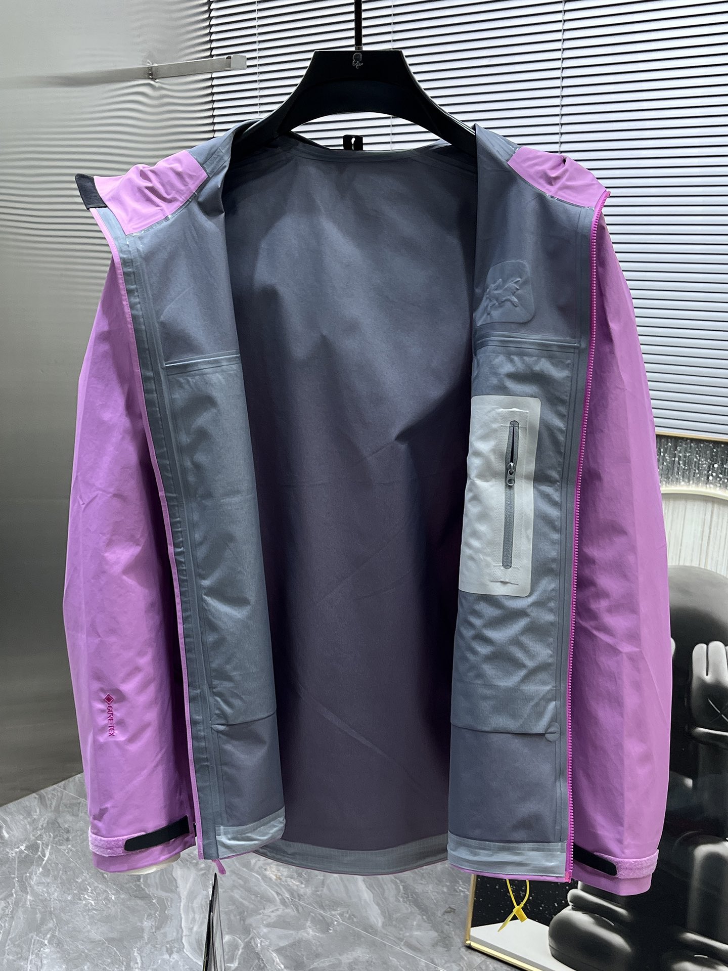 P320  Arcteryx始祖鸟beta lightweight
防水防风透气连帽休闲夹克外套男款
系列连帽城市户外轻量化 防风防水 简约纯色百搭夹克冲锋衣，采用bluesign@认人证的采用带经编背村N40LGORE-TEX面料，
轻量高性能，轻薄而耐磨，防风、防水且透气，适用于多种活动和环境！
胸前采用ARC TERYX徽标四次压胶工艺，整衣3D立体仿生学设计衣长臂弯Tri-Durance防水防雨面料，全套客供辅料，腋下YKK双向拉链，自行区别市面低版本，硬核货，强力推荐入手，上身效果巨好。 
码数：S M L XL 2XL