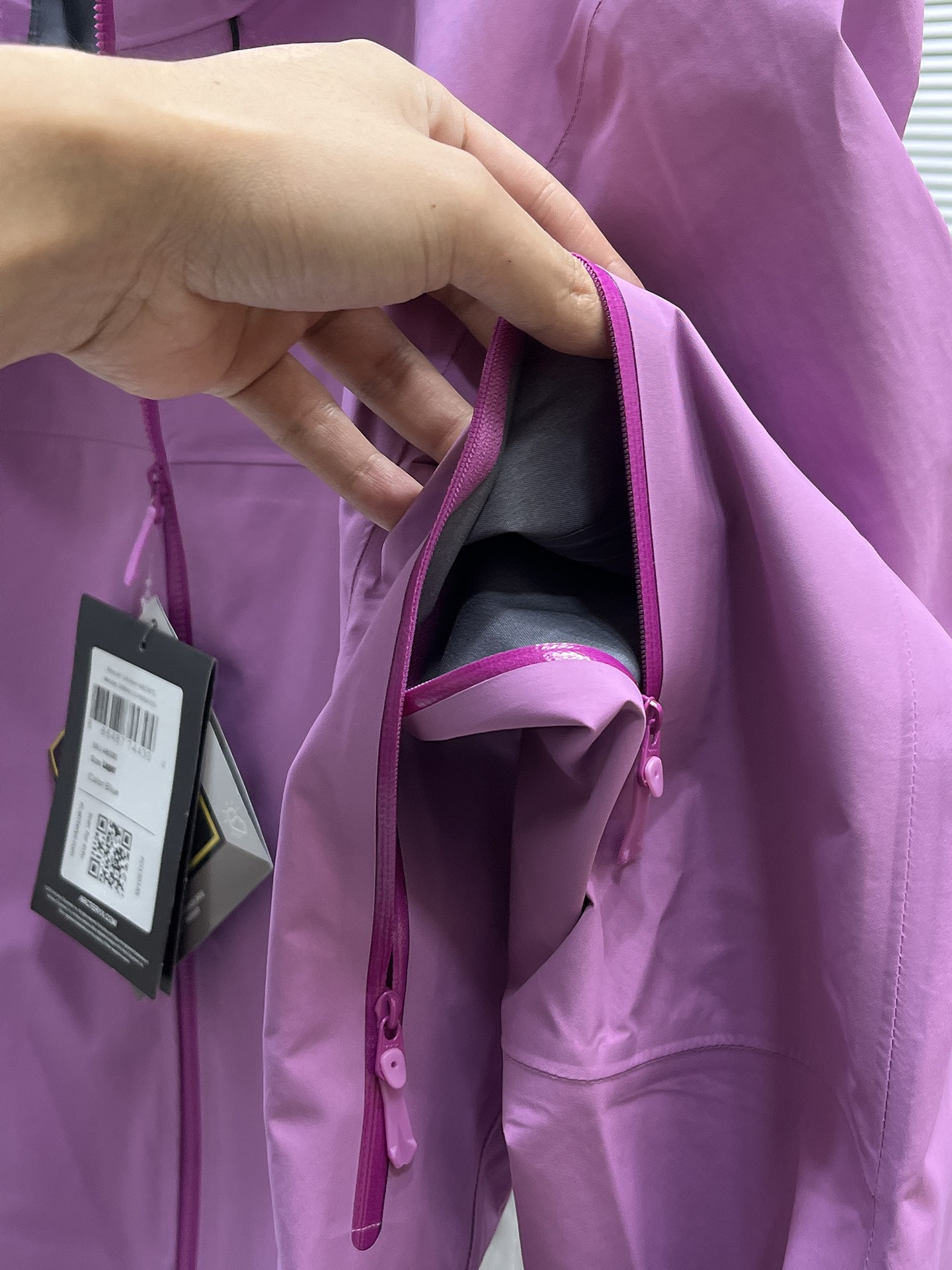 P320  Arcteryx始祖鸟beta lightweight
防水防风透气连帽休闲夹克外套男款
系列连帽城市户外轻量化 防风防水 简约纯色百搭夹克冲锋衣，采用bluesign@认人证的采用带经编背村N40LGORE-TEX面料，
轻量高性能，轻薄而耐磨，防风、防水且透气，适用于多种活动和环境！
胸前采用ARC TERYX徽标四次压胶工艺，整衣3D立体仿生学设计衣长臂弯Tri-Durance防水防雨面料，全套客供辅料，腋下YKK双向拉链，自行区别市面低版本，硬核货，强力推荐入手，上身效果巨好。 
码数：S M L XL 2XL