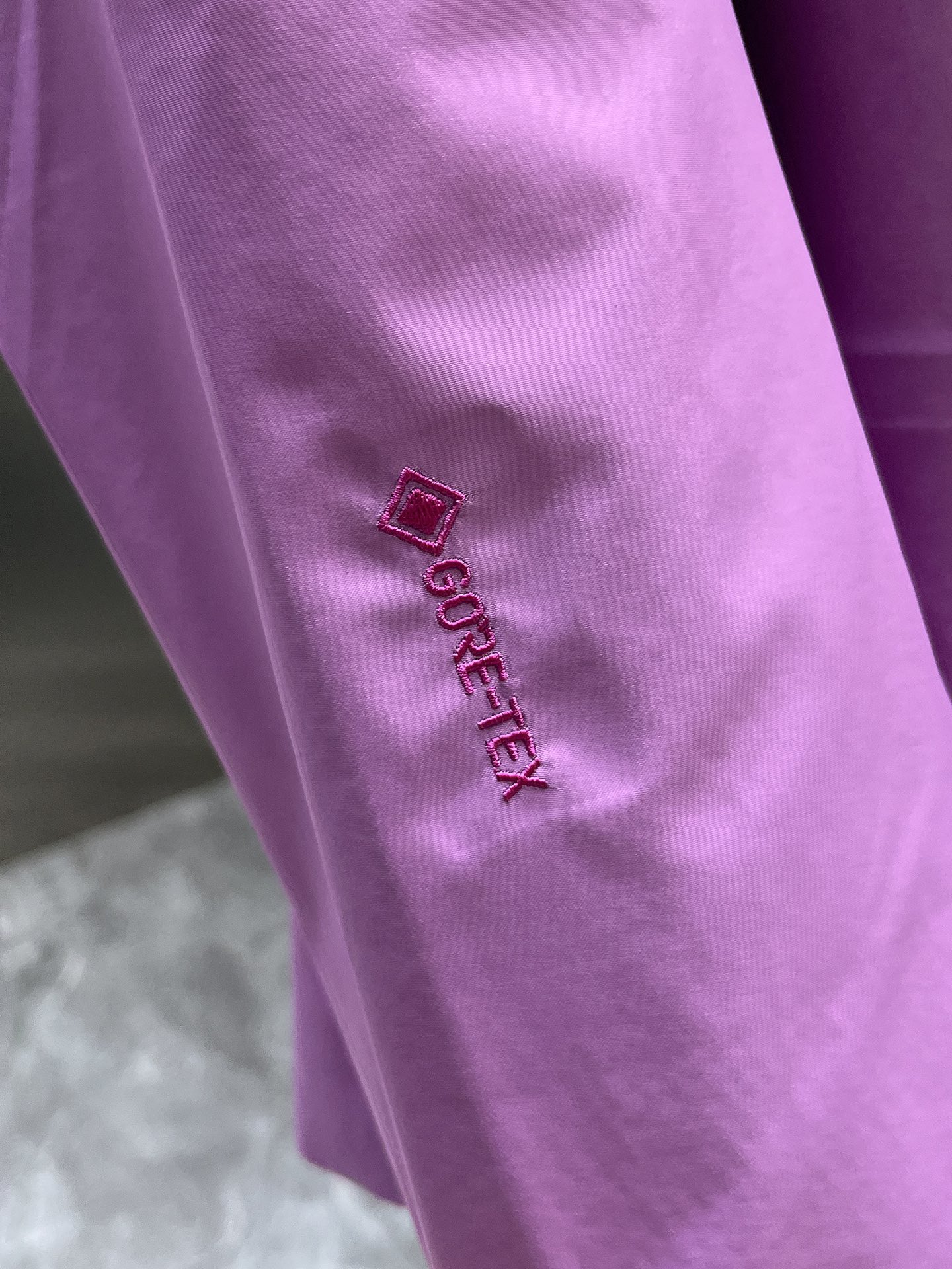 P320  Arcteryx始祖鸟beta lightweight
防水防风透气连帽休闲夹克外套男款
系列连帽城市户外轻量化 防风防水 简约纯色百搭夹克冲锋衣，采用bluesign@认人证的采用带经编背村N40LGORE-TEX面料，
轻量高性能，轻薄而耐磨，防风、防水且透气，适用于多种活动和环境！
胸前采用ARC TERYX徽标四次压胶工艺，整衣3D立体仿生学设计衣长臂弯Tri-Durance防水防雨面料，全套客供辅料，腋下YKK双向拉链，自行区别市面低版本，硬核货，强力推荐入手，上身效果巨好。 
码数：S M L XL 2XL