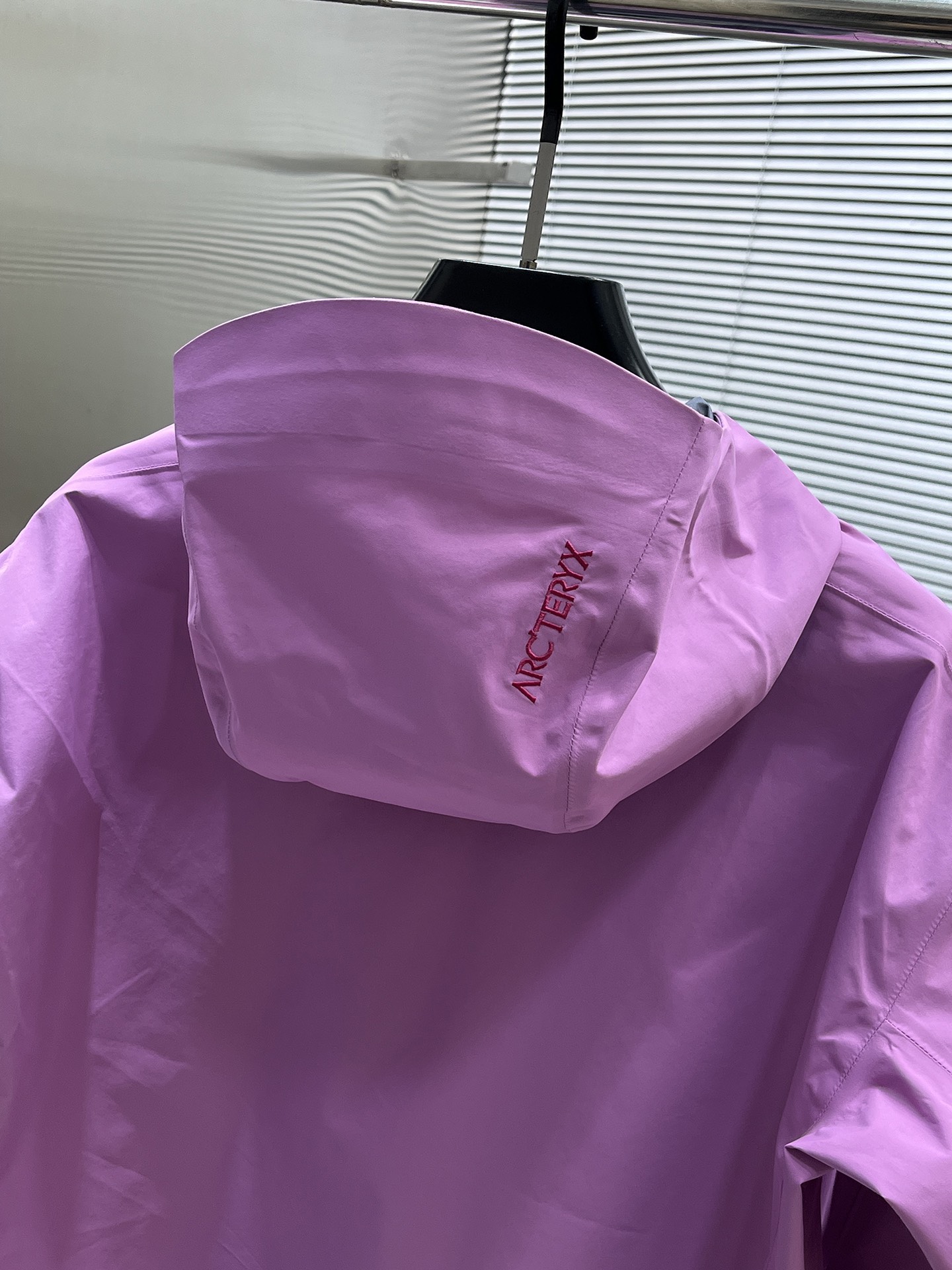 P320  Arcteryx始祖鸟beta lightweight
防水防风透气连帽休闲夹克外套男款
系列连帽城市户外轻量化 防风防水 简约纯色百搭夹克冲锋衣，采用bluesign@认人证的采用带经编背村N40LGORE-TEX面料，
轻量高性能，轻薄而耐磨，防风、防水且透气，适用于多种活动和环境！
胸前采用ARC TERYX徽标四次压胶工艺，整衣3D立体仿生学设计衣长臂弯Tri-Durance防水防雨面料，全套客供辅料，腋下YKK双向拉链，自行区别市面低版本，硬核货，强力推荐入手，上身效果巨好。 
码数：S M L XL 2XL