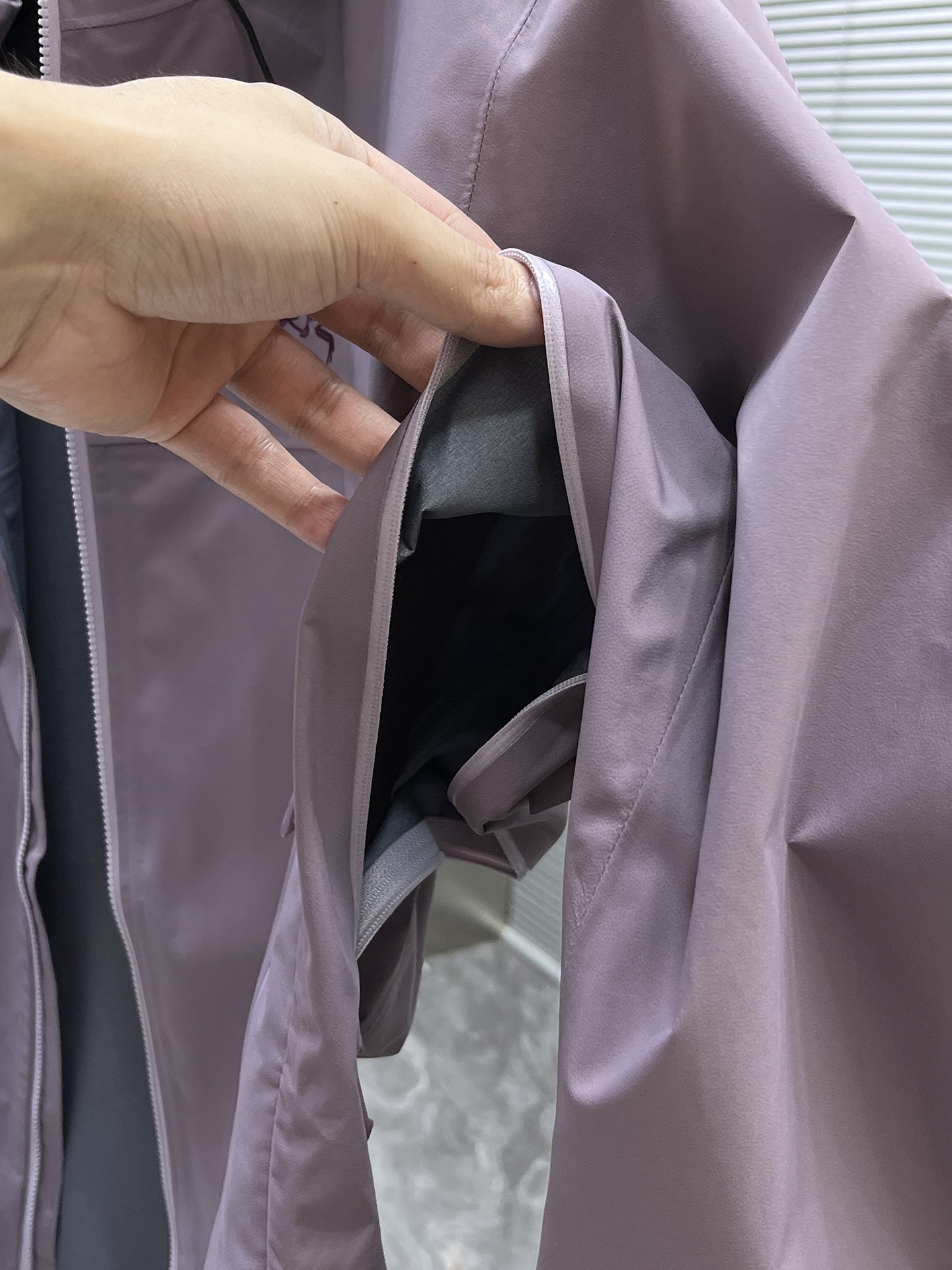 P320  Arcteryx始祖鸟beta lightweight
防水防风透气连帽休闲夹克外套男款
系列连帽城市户外轻量化 防风防水 简约纯色百搭夹克冲锋衣，采用bluesign@认人证的采用带经编背村N40LGORE-TEX面料，
轻量高性能，轻薄而耐磨，防风、防水且透气，适用于多种活动和环境！
胸前采用ARC TERYX徽标四次压胶工艺，整衣3D立体仿生学设计衣长臂弯Tri-Durance防水防雨面料，全套客供辅料，腋下YKK双向拉链，自行区别市面低版本，硬核货，强力推荐入手，上身效果巨好。 
颜色：岩山紫
码数：S M L XL 2XL