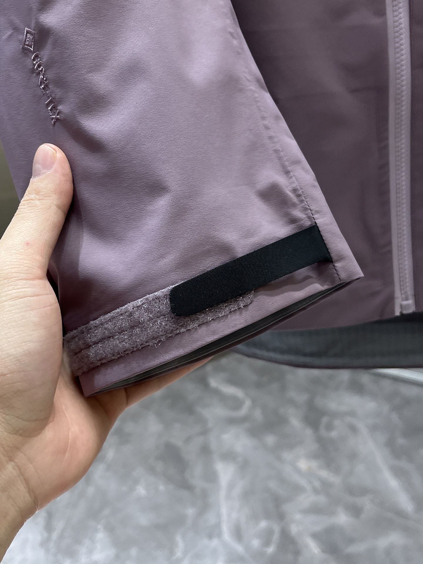 P320  Arcteryx始祖鸟beta lightweight
防水防风透气连帽休闲夹克外套男款
系列连帽城市户外轻量化 防风防水 简约纯色百搭夹克冲锋衣，采用bluesign@认人证的采用带经编背村N40LGORE-TEX面料，
轻量高性能，轻薄而耐磨，防风、防水且透气，适用于多种活动和环境！
胸前采用ARC TERYX徽标四次压胶工艺，整衣3D立体仿生学设计衣长臂弯Tri-Durance防水防雨面料，全套客供辅料，腋下YKK双向拉链，自行区别市面低版本，硬核货，强力推荐入手，上身效果巨好。 
颜色：岩山紫
码数：S M L XL 2XL