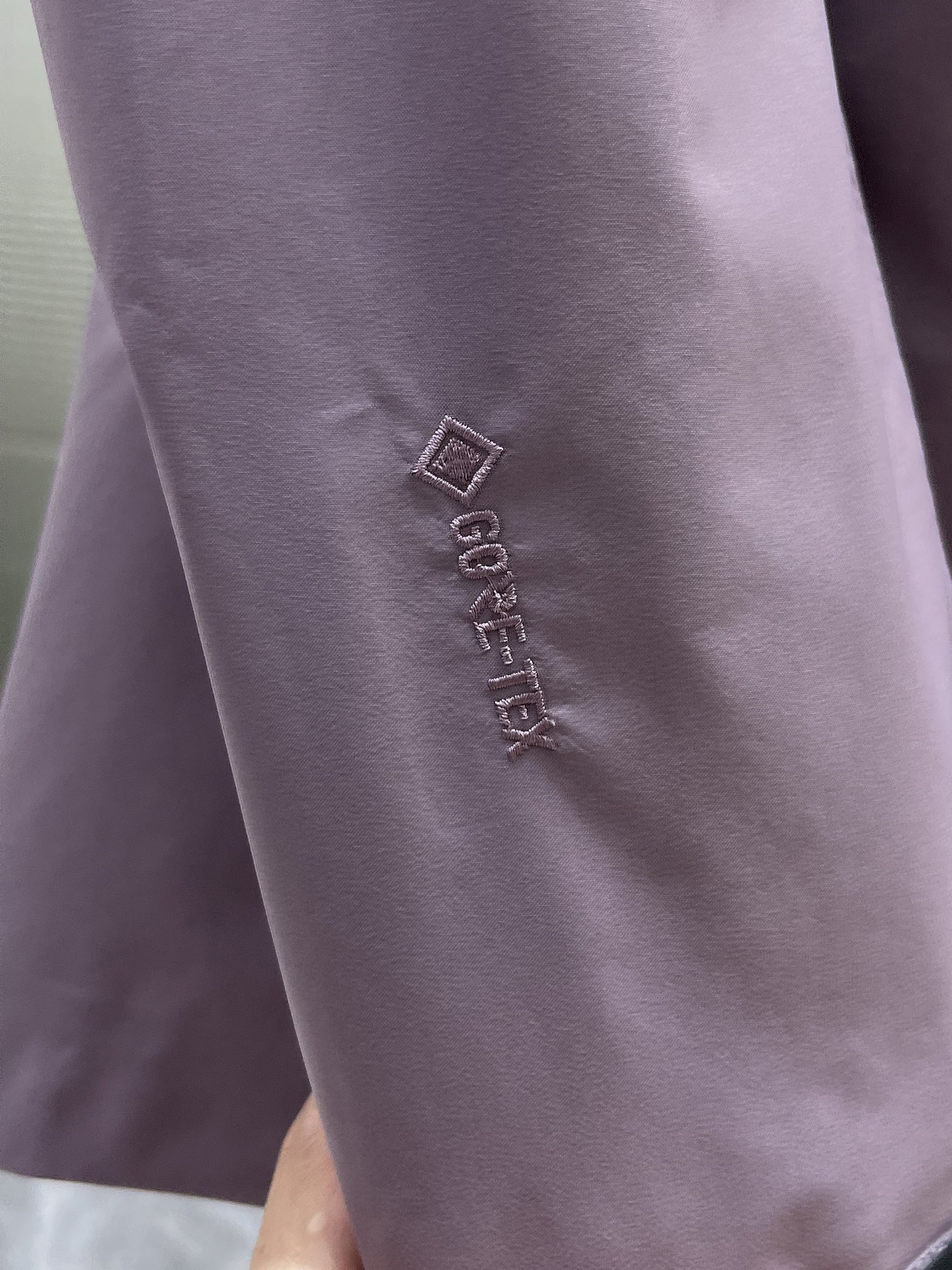 P320  Arcteryx始祖鸟beta lightweight
防水防风透气连帽休闲夹克外套男款
系列连帽城市户外轻量化 防风防水 简约纯色百搭夹克冲锋衣，采用bluesign@认人证的采用带经编背村N40LGORE-TEX面料，
轻量高性能，轻薄而耐磨，防风、防水且透气，适用于多种活动和环境！
胸前采用ARC TERYX徽标四次压胶工艺，整衣3D立体仿生学设计衣长臂弯Tri-Durance防水防雨面料，全套客供辅料，腋下YKK双向拉链，自行区别市面低版本，硬核货，强力推荐入手，上身效果巨好。 
颜色：岩山紫
码数：S M L XL 2XL