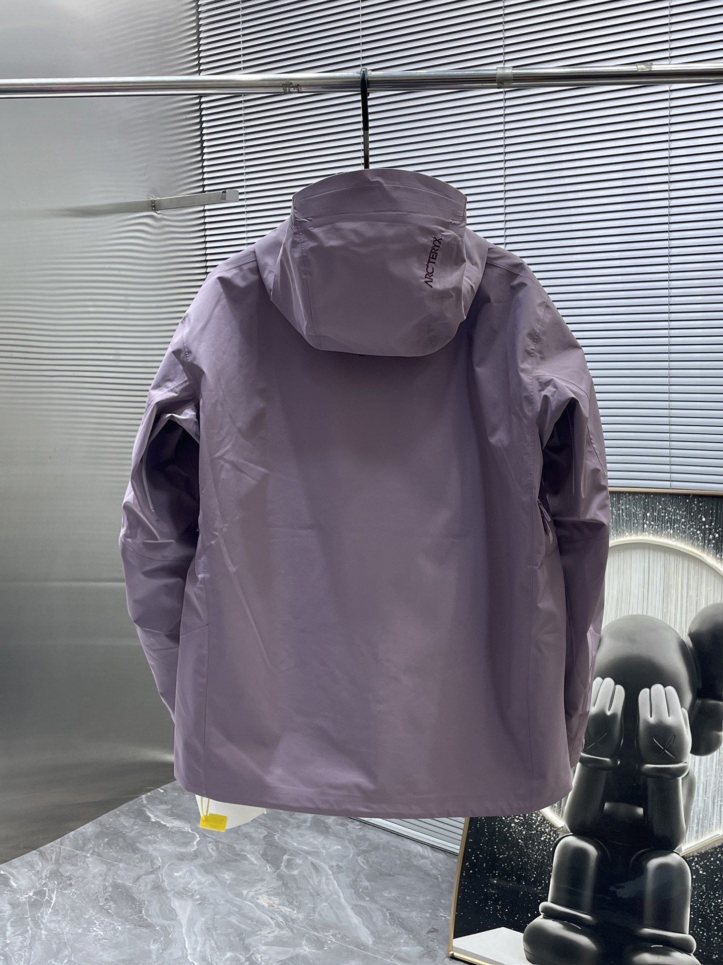 P320  Arcteryx始祖鸟beta lightweight
防水防风透气连帽休闲夹克外套男款
系列连帽城市户外轻量化 防风防水 简约纯色百搭夹克冲锋衣，采用bluesign@认人证的采用带经编背村N40LGORE-TEX面料，
轻量高性能，轻薄而耐磨，防风、防水且透气，适用于多种活动和环境！
胸前采用ARC TERYX徽标四次压胶工艺，整衣3D立体仿生学设计衣长臂弯Tri-Durance防水防雨面料，全套客供辅料，腋下YKK双向拉链，自行区别市面低版本，硬核货，强力推荐入手，上身效果巨好。 
颜色：岩山紫
码数：S M L XL 2XL