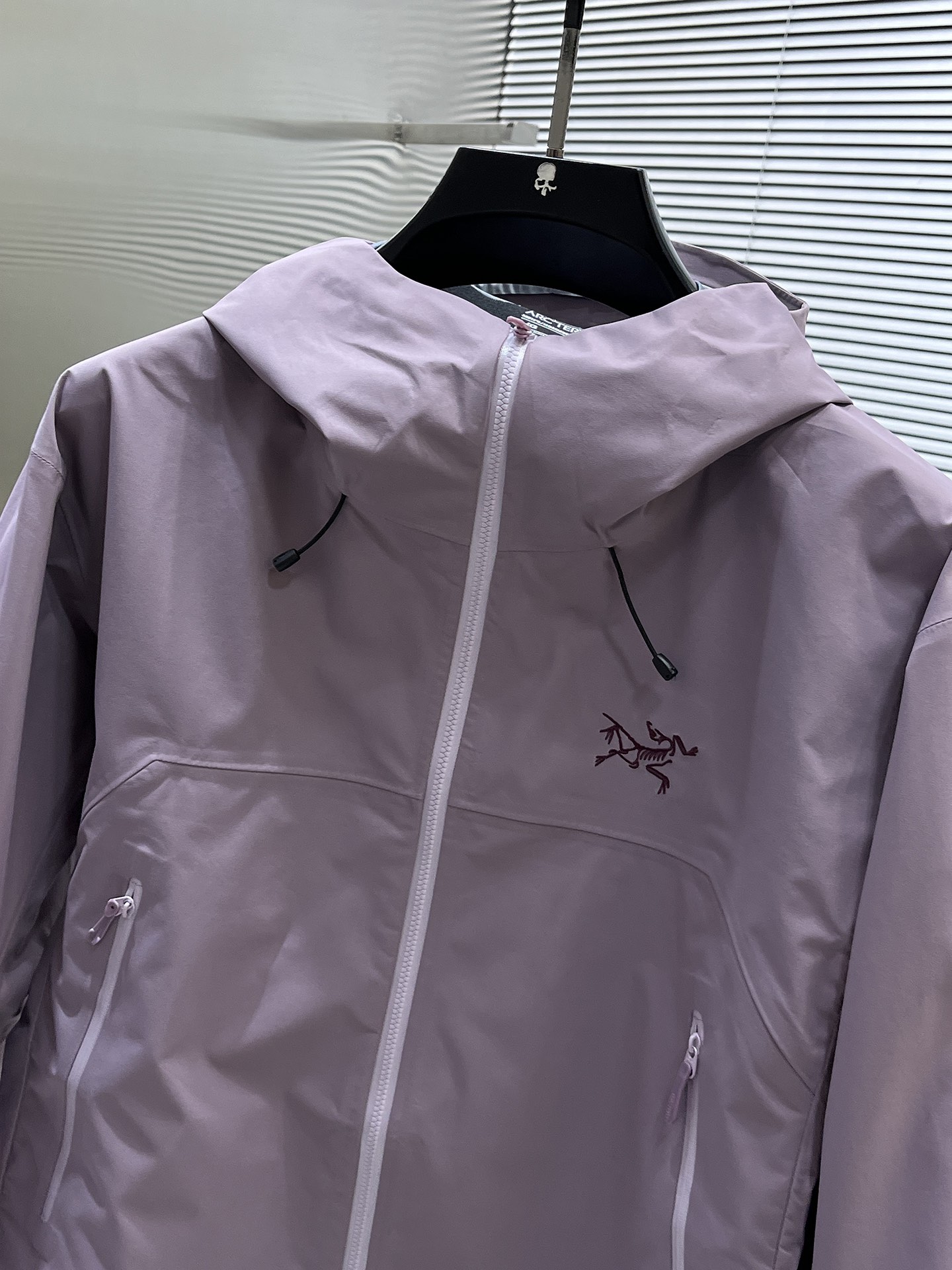 P320  Arcteryx始祖鸟beta lightweight
防水防风透气连帽休闲夹克外套男款
系列连帽城市户外轻量化 防风防水 简约纯色百搭夹克冲锋衣，采用bluesign@认人证的采用带经编背村N40LGORE-TEX面料，
轻量高性能，轻薄而耐磨，防风、防水且透气，适用于多种活动和环境！
胸前采用ARC TERYX徽标四次压胶工艺，整衣3D立体仿生学设计衣长臂弯Tri-Durance防水防雨面料，全套客供辅料，腋下YKK双向拉链，自行区别市面低版本，硬核货，强力推荐入手，上身效果巨好。 
颜色：岩山紫
码数：S M L XL 2XL